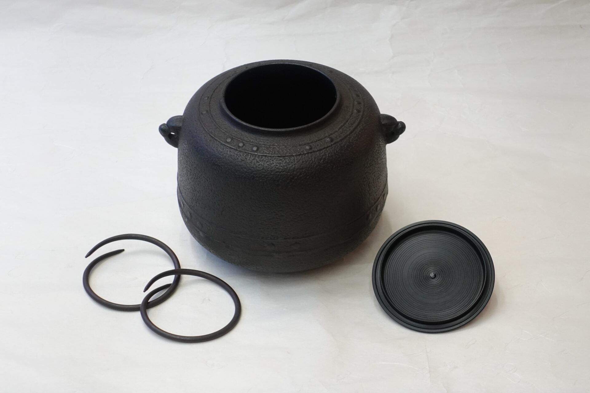 茶道 茶の湯 茶道具 小釜 コンパクト 普段 正式 気軽に楽しむ 万代屋釜 鬼面鐶付 擂座 （るいざ） シンプル 有名 飽きが来ない 永く使える 美濃焼 鉄瓶 陶器 漆 漆器 有田焼 金継ぎ 焼き物 食器 陶磁器 伝統工芸品 茶碗 工芸品 九谷焼 南部鉄器 陶芸 陶器市 岐阜 焼き物 磁器 瀬戸物 岐阜県 岐阜市 美殿町６−番地 小林漆陶 漆塗り器 織部焼 小林漆器 箸 金継ぎ お香 食器 茶道具 陶器 美濃焼専門店 お皿 ceramics ih pottery うつわ うつわ屋 お皿屋さん お茶 お茶碗 お箸 かまど この辺に陶器屋さんってあります とうきいち やきもの ガラス工房 ギフト　ギフトショップ マグカップ モダン焼物 レンジできる陶器 切子 南部鉄器 どこ　岐阜市南部鉄器販売店 南部鉄器購入 岐阜県器屋 土鍋 岐阜小洒落たお皿 お椀が出る店 器 塗り物 漆塗り 陶器屋さん 食器屋さん お椀 ひのき 岐阜城周辺茶道具 販売陶器 販売陶器屋さん 陶器店 漆器店 岐阜有名な器屋さん 岐阜県食器売ってるところ 岐阜駅 陶器工芸品店 徳利 売ってる店 急須販売 扇子 抹茶 掛け軸 修復 日本陶瓷 漆器 木の食器 樺細工 江戸切子 食器 漆の器 漆器 うるし 漆器店 漆塗 漆椀 火鉢 灰 美殿町商店街 美濃焼ショップ 岐阜市 湯呑み お店 付近 美濃焼き専門店 美濃焼販売 花瓶 茶器 オンライン輪島塗 なつめ 店近くのガラス屋さん 近くの陶器屋さん 酒器 ガラス 金継ぎ依頼 岐阜鉄器鉄瓶 取扱店 Japanese 陶器 修理 陶器専門店 陶器小売店 岐阜陶器屋 陶器店 陶磁器 陶磁器専門店 陶芸家 おすすめ お店 岐阜食洗機対応 漆椀 Gifu JapanesetablewareJapanesecrafts Japaneseceramics Japanesepottery Handcrafted TraditionalCrafts Japaneseculture Traditionalart Japaneseteautensils TeaCeremony Japaneselacquerware 棗 お茶道具セット 近くの茶道具店 荒目板 茶道具の扱い方 一閑茶張り 茶道具一式 糸巻棚 裏千家入門セット 薄板 歌花筒 茶道具通販 裏千家 円座 干支扇子 オンラインショップ 茶道具オンライン 茶道稽古セット 表千家茶道具 お抹茶セット 釜 かいし 懐紙 菓子器 懐紙入れ 皆具 官休庵 黒文字 桑小卓 黒茶碗 黒柿 建水 結界 携帯用茶道具 稽古用茶道具 香合 香炉 茶通箱 初心者セット 仕覆 茶道具収納箱 敷板 杓立て すいはつ 数寄屋袋 透木釜 数茶碗 炭斗 水滴 すいはつ 茶道具専門店