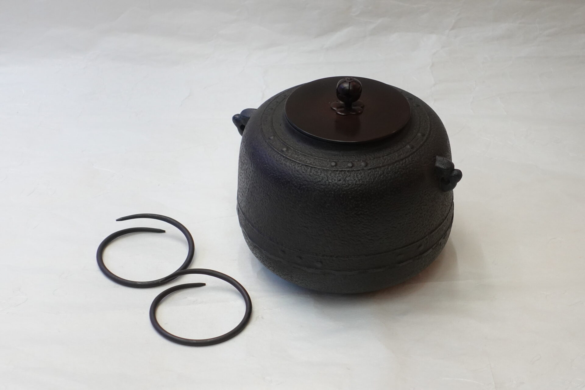 茶道 茶の湯 茶道具 小釜 コンパクト 普段 正式 気軽に楽しむ 万代屋釜 鬼面鐶付 擂座 （るいざ） シンプル 有名 飽きが来ない 永く使える 美濃焼 鉄瓶 陶器 漆 漆器 有田焼 金継ぎ 焼き物 食器 陶磁器 伝統工芸品 茶碗 工芸品 九谷焼 南部鉄器 陶芸 陶器市 岐阜 焼き物 磁器 瀬戸物 岐阜県 岐阜市 美殿町６−番地 小林漆陶 漆塗り器 織部焼 小林漆器 箸 金継ぎ お香 食器 茶道具 陶器 美濃焼専門店 お皿 ceramics ih pottery うつわ うつわ屋 お皿屋さん お茶 お茶碗 お箸 かまど この辺に陶器屋さんってあります とうきいち やきもの ガラス工房 ギフト　ギフトショップ マグカップ モダン焼物 レンジできる陶器 切子 南部鉄器 どこ　岐阜市南部鉄器販売店 南部鉄器購入 岐阜県器屋 土鍋 岐阜小洒落たお皿 お椀が出る店 器 塗り物 漆塗り 陶器屋さん 食器屋さん お椀 ひのき 岐阜城周辺茶道具 販売陶器 販売陶器屋さん 陶器店 漆器店 岐阜有名な器屋さん 岐阜県食器売ってるところ 岐阜駅 陶器工芸品店 徳利 売ってる店 急須販売 扇子 抹茶 掛け軸 修復 日本陶瓷 漆器 木の食器 樺細工 江戸切子 食器 漆の器 漆器 うるし 漆器店 漆塗 漆椀 火鉢 灰 美殿町商店街 美濃焼ショップ 岐阜市 湯呑み お店 付近 美濃焼き専門店 美濃焼販売 花瓶 茶器 オンライン輪島塗 なつめ 店近くのガラス屋さん 近くの陶器屋さん 酒器 ガラス 金継ぎ依頼 岐阜鉄器鉄瓶 取扱店 Japanese 陶器 修理 陶器専門店 陶器小売店 岐阜陶器屋 陶器店 陶磁器 陶磁器専門店 陶芸家 おすすめ お店 岐阜食洗機対応 漆椀 Gifu JapanesetablewareJapanesecrafts Japaneseceramics Japanesepottery Handcrafted TraditionalCrafts Japaneseculture Traditionalart Japaneseteautensils TeaCeremony Japaneselacquerware 棗 お茶道具セット 近くの茶道具店 荒目板 茶道具の扱い方 一閑茶張り 茶道具一式 糸巻棚 裏千家入門セット 薄板 歌花筒 茶道具通販 裏千家 円座 干支扇子 オンラインショップ 茶道具オンライン 茶道稽古セット 表千家茶道具 お抹茶セット 釜 かいし 懐紙 菓子器 懐紙入れ 皆具 官休庵 黒文字 桑小卓 黒茶碗 黒柿 建水 結界 携帯用茶道具 稽古用茶道具 香合 香炉 茶通箱 初心者セット 仕覆 茶道具収納箱 敷板 杓立て すいはつ 数寄屋袋 透木釜 数茶碗 炭斗 水滴 すいはつ 茶道具専門店