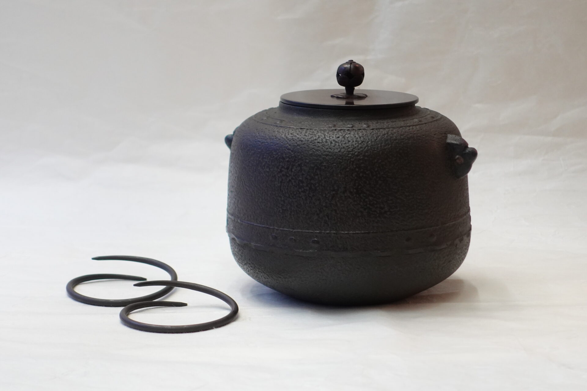 茶道 茶の湯 茶道具 小釜 コンパクト 普段 正式 気軽に楽しむ 万代屋釜 鬼面鐶付 擂座 （るいざ） シンプル 有名 飽きが来ない 永く使える 美濃焼 鉄瓶 陶器 漆 漆器 有田焼 金継ぎ 焼き物 食器 陶磁器 伝統工芸品 茶碗 工芸品 九谷焼 南部鉄器 陶芸 陶器市 岐阜 焼き物 磁器 瀬戸物 岐阜県 岐阜市 美殿町６−番地 小林漆陶 漆塗り器 織部焼 小林漆器 箸 金継ぎ お香 食器 茶道具 陶器 美濃焼専門店 お皿 ceramics ih pottery うつわ うつわ屋 お皿屋さん お茶 お茶碗 お箸 かまど この辺に陶器屋さんってあります とうきいち やきもの ガラス工房 ギフト　ギフトショップ マグカップ モダン焼物 レンジできる陶器 切子 南部鉄器 どこ　岐阜市南部鉄器販売店 南部鉄器購入 岐阜県器屋 土鍋 岐阜小洒落たお皿 お椀が出る店 器 塗り物 漆塗り 陶器屋さん 食器屋さん お椀 ひのき 岐阜城周辺茶道具 販売陶器 販売陶器屋さん 陶器店 漆器店 岐阜有名な器屋さん 岐阜県食器売ってるところ 岐阜駅 陶器工芸品店 徳利 売ってる店 急須販売 扇子 抹茶 掛け軸 修復 日本陶瓷 漆器 木の食器 樺細工 江戸切子 食器 漆の器 漆器 うるし 漆器店 漆塗 漆椀 火鉢 灰 美殿町商店街 美濃焼ショップ 岐阜市 湯呑み お店 付近 美濃焼き専門店 美濃焼販売 花瓶 茶器 オンライン輪島塗 なつめ 店近くのガラス屋さん 近くの陶器屋さん 酒器 ガラス 金継ぎ依頼 岐阜鉄器鉄瓶 取扱店 Japanese 陶器 修理 陶器専門店 陶器小売店 岐阜陶器屋 陶器店 陶磁器 陶磁器専門店 陶芸家 おすすめ お店 岐阜食洗機対応 漆椀 Gifu JapanesetablewareJapanesecrafts Japaneseceramics Japanesepottery Handcrafted TraditionalCrafts Japaneseculture Traditionalart Japaneseteautensils TeaCeremony Japaneselacquerware 棗 お茶道具セット 近くの茶道具店 荒目板 茶道具の扱い方 一閑茶張り 茶道具一式 糸巻棚 裏千家入門セット 薄板 歌花筒 茶道具通販 裏千家 円座 干支扇子 オンラインショップ 茶道具オンライン 茶道稽古セット 表千家茶道具 お抹茶セット 釜 かいし 懐紙 菓子器 懐紙入れ 皆具 官休庵 黒文字 桑小卓 黒茶碗 黒柿 建水 結界 携帯用茶道具 稽古用茶道具 香合 香炉 茶通箱 初心者セット 仕覆 茶道具収納箱 敷板 杓立て すいはつ 数寄屋袋 透木釜 数茶碗 炭斗 水滴 すいはつ 茶道具専門店