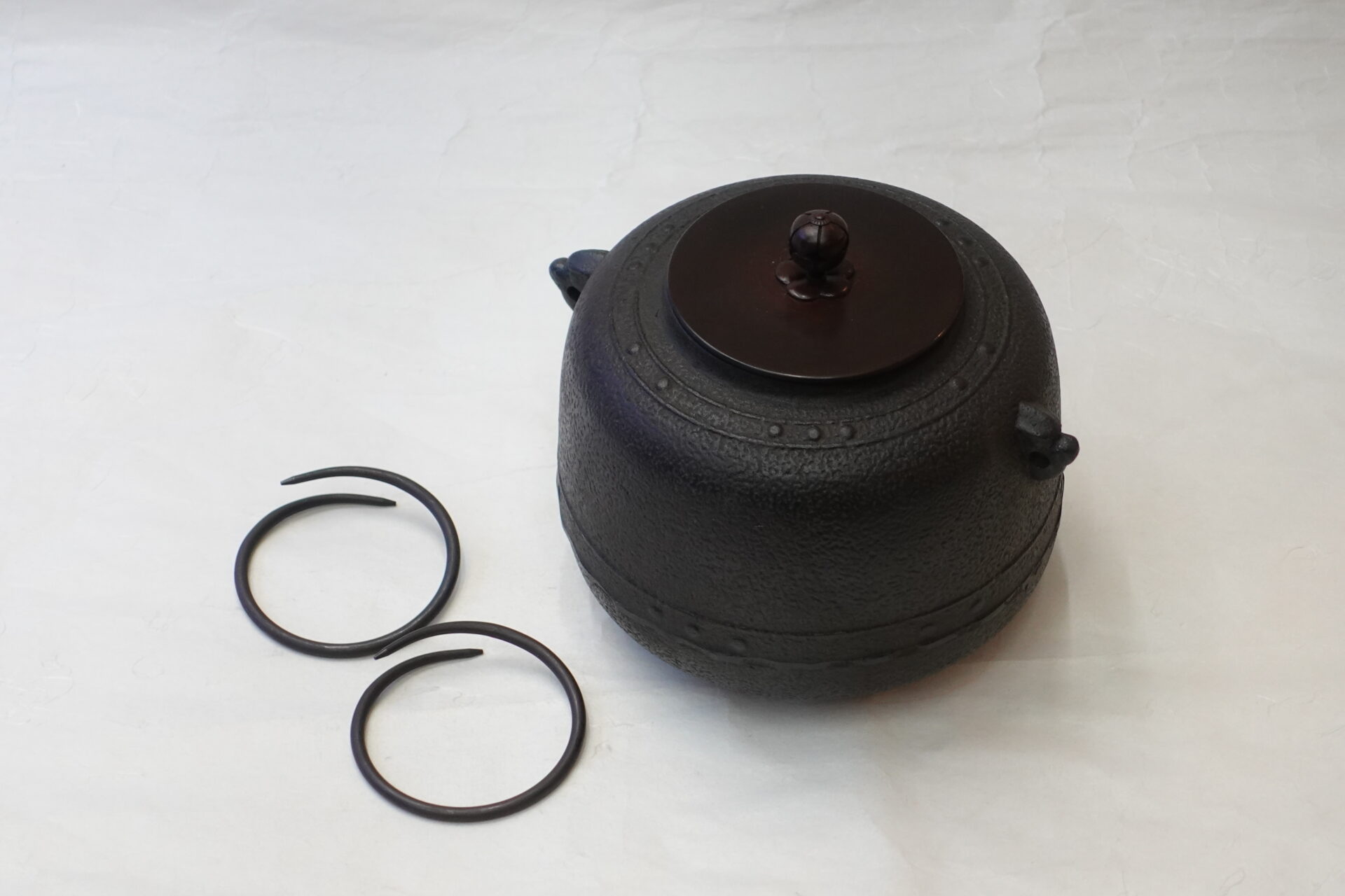 茶道 茶の湯 茶道具 小釜 コンパクト 普段 正式 気軽に楽しむ 万代屋釜 鬼面鐶付 擂座 （るいざ） シンプル 有名 飽きが来ない 永く使える 美濃焼 鉄瓶 陶器 漆 漆器 有田焼 金継ぎ 焼き物 食器 陶磁器 伝統工芸品 茶碗 工芸品 九谷焼 南部鉄器 陶芸 陶器市 岐阜 焼き物 磁器 瀬戸物 岐阜県 岐阜市 美殿町６−番地 小林漆陶 漆塗り器 織部焼 小林漆器 箸 金継ぎ お香 食器 茶道具 陶器 美濃焼専門店 お皿 ceramics ih pottery うつわ うつわ屋 お皿屋さん お茶 お茶碗 お箸 かまど この辺に陶器屋さんってあります とうきいち やきもの ガラス工房 ギフト　ギフトショップ マグカップ モダン焼物 レンジできる陶器 切子 南部鉄器 どこ　岐阜市南部鉄器販売店 南部鉄器購入 岐阜県器屋 土鍋 岐阜小洒落たお皿 お椀が出る店 器 塗り物 漆塗り 陶器屋さん 食器屋さん お椀 ひのき 岐阜城周辺茶道具 販売陶器 販売陶器屋さん 陶器店 漆器店 岐阜有名な器屋さん 岐阜県食器売ってるところ 岐阜駅 陶器工芸品店 徳利 売ってる店 急須販売 扇子 抹茶 掛け軸 修復 日本陶瓷 漆器 木の食器 樺細工 江戸切子 食器 漆の器 漆器 うるし 漆器店 漆塗 漆椀 火鉢 灰 美殿町商店街 美濃焼ショップ 岐阜市 湯呑み お店 付近 美濃焼き専門店 美濃焼販売 花瓶 茶器 オンライン輪島塗 なつめ 店近くのガラス屋さん 近くの陶器屋さん 酒器 ガラス 金継ぎ依頼 岐阜鉄器鉄瓶 取扱店 Japanese 陶器 修理 陶器専門店 陶器小売店 岐阜陶器屋 陶器店 陶磁器 陶磁器専門店 陶芸家 おすすめ お店 岐阜食洗機対応 漆椀 Gifu JapanesetablewareJapanesecrafts Japaneseceramics Japanesepottery Handcrafted TraditionalCrafts Japaneseculture Traditionalart Japaneseteautensils TeaCeremony Japaneselacquerware 棗 お茶道具セット 近くの茶道具店 荒目板 茶道具の扱い方 一閑茶張り 茶道具一式 糸巻棚 裏千家入門セット 薄板 歌花筒 茶道具通販 裏千家 円座 干支扇子 オンラインショップ 茶道具オンライン 茶道稽古セット 表千家茶道具 お抹茶セット 釜 かいし 懐紙 菓子器 懐紙入れ 皆具 官休庵 黒文字 桑小卓 黒茶碗 黒柿 建水 結界 携帯用茶道具 稽古用茶道具 香合 香炉 茶通箱 初心者セット 仕覆 茶道具収納箱 敷板 杓立て すいはつ 数寄屋袋 透木釜 数茶碗 炭斗 水滴 すいはつ 茶道具専門店