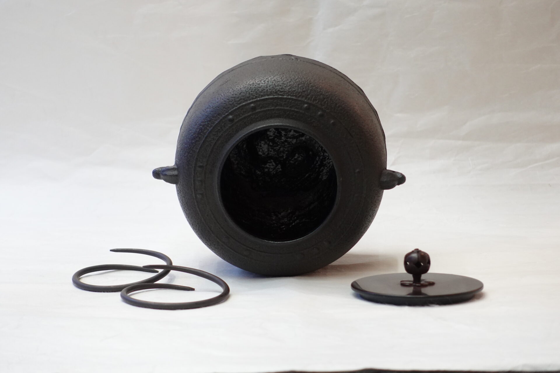 茶道 茶の湯 茶道具 小釜 コンパクト 普段 正式 気軽に楽しむ 万代屋釜 鬼面鐶付 擂座 （るいざ） シンプル 有名 飽きが来ない 永く使える 美濃焼 鉄瓶 陶器 漆 漆器 有田焼 金継ぎ 焼き物 食器 陶磁器 伝統工芸品 茶碗 工芸品 九谷焼 南部鉄器 陶芸 陶器市 岐阜 焼き物 磁器 瀬戸物 岐阜県 岐阜市 美殿町６−番地 小林漆陶 漆塗り器 織部焼 小林漆器 箸 金継ぎ お香 食器 茶道具 陶器 美濃焼専門店 お皿 ceramics ih pottery うつわ うつわ屋 お皿屋さん お茶 お茶碗 お箸 かまど この辺に陶器屋さんってあります とうきいち やきもの ガラス工房 ギフト　ギフトショップ マグカップ モダン焼物 レンジできる陶器 切子 南部鉄器 どこ　岐阜市南部鉄器販売店 南部鉄器購入 岐阜県器屋 土鍋 岐阜小洒落たお皿 お椀が出る店 器 塗り物 漆塗り 陶器屋さん 食器屋さん お椀 ひのき 岐阜城周辺茶道具 販売陶器 販売陶器屋さん 陶器店 漆器店 岐阜有名な器屋さん 岐阜県食器売ってるところ 岐阜駅 陶器工芸品店 徳利 売ってる店 急須販売 扇子 抹茶 掛け軸 修復 日本陶瓷 漆器 木の食器 樺細工 江戸切子 食器 漆の器 漆器 うるし 漆器店 漆塗 漆椀 火鉢 灰 美殿町商店街 美濃焼ショップ 岐阜市 湯呑み お店 付近 美濃焼き専門店 美濃焼販売 花瓶 茶器 オンライン輪島塗 なつめ 店近くのガラス屋さん 近くの陶器屋さん 酒器 ガラス 金継ぎ依頼 岐阜鉄器鉄瓶 取扱店 Japanese 陶器 修理 陶器専門店 陶器小売店 岐阜陶器屋 陶器店 陶磁器 陶磁器専門店 陶芸家 おすすめ お店 岐阜食洗機対応 漆椀 Gifu JapanesetablewareJapanesecrafts Japaneseceramics Japanesepottery Handcrafted TraditionalCrafts Japaneseculture Traditionalart Japaneseteautensils TeaCeremony Japaneselacquerware 棗 お茶道具セット 近くの茶道具店 荒目板 茶道具の扱い方 一閑茶張り 茶道具一式 糸巻棚 裏千家入門セット 薄板 歌花筒 茶道具通販 裏千家 円座 干支扇子 オンラインショップ 茶道具オンライン 茶道稽古セット 表千家茶道具 お抹茶セット 釜 かいし 懐紙 菓子器 懐紙入れ 皆具 官休庵 黒文字 桑小卓 黒茶碗 黒柿 建水 結界 携帯用茶道具 稽古用茶道具 香合 香炉 茶通箱 初心者セット 仕覆 茶道具収納箱 敷板 杓立て すいはつ 数寄屋袋 透木釜 数茶碗 炭斗 水滴 すいはつ 茶道具専門店