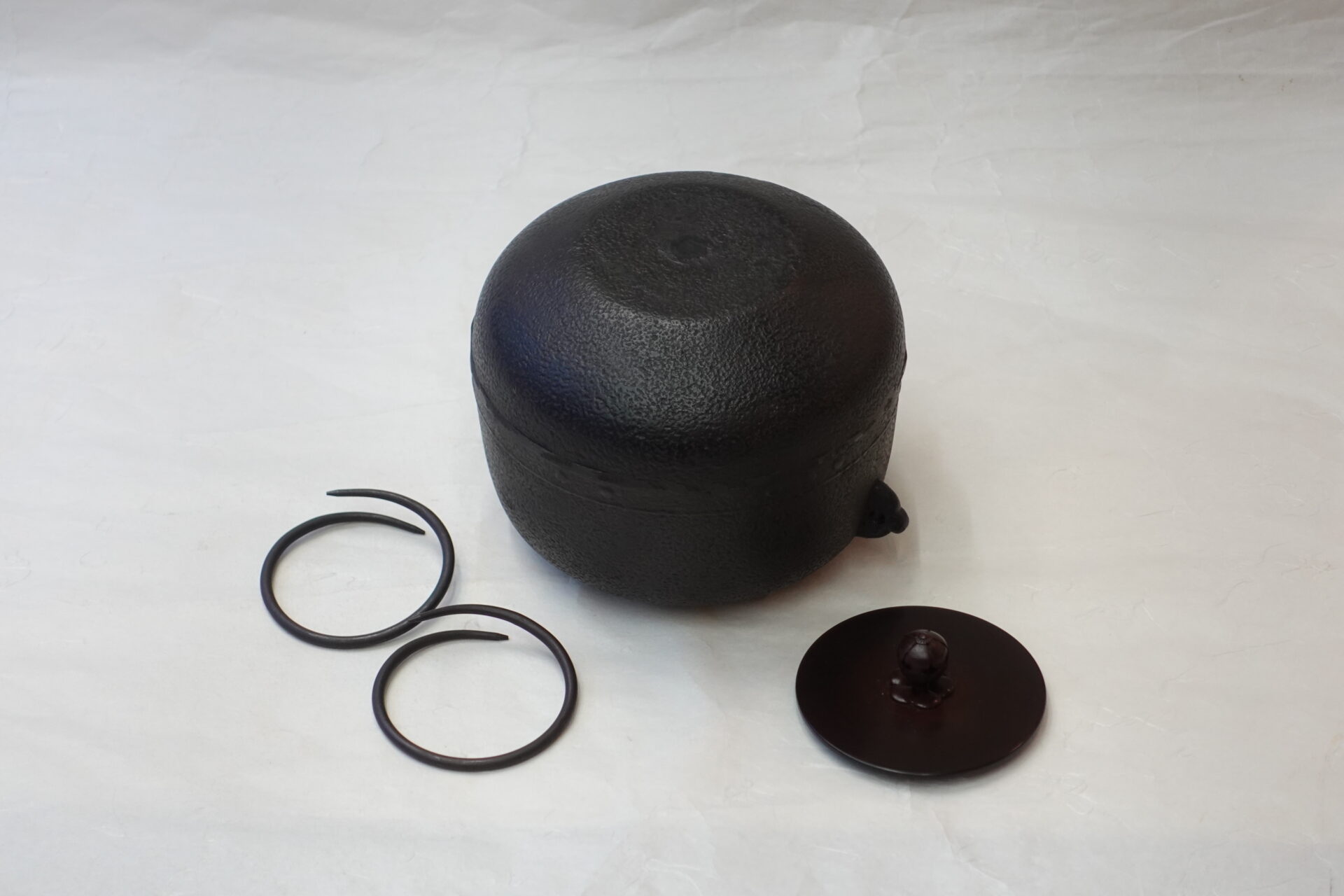 茶道 茶の湯 茶道具 小釜 コンパクト 普段 正式 気軽に楽しむ 万代屋釜 鬼面鐶付 擂座 （るいざ） シンプル 有名 飽きが来ない 永く使える 美濃焼 鉄瓶 陶器 漆 漆器 有田焼 金継ぎ 焼き物 食器 陶磁器 伝統工芸品 茶碗 工芸品 九谷焼 南部鉄器 陶芸 陶器市 岐阜 焼き物 磁器 瀬戸物 岐阜県 岐阜市 美殿町６−番地 小林漆陶 漆塗り器 織部焼 小林漆器 箸 金継ぎ お香 食器 茶道具 陶器 美濃焼専門店 お皿 ceramics ih pottery うつわ うつわ屋 お皿屋さん お茶 お茶碗 お箸 かまど この辺に陶器屋さんってあります とうきいち やきもの ガラス工房 ギフト　ギフトショップ マグカップ モダン焼物 レンジできる陶器 切子 南部鉄器 どこ　岐阜市南部鉄器販売店 南部鉄器購入 岐阜県器屋 土鍋 岐阜小洒落たお皿 お椀が出る店 器 塗り物 漆塗り 陶器屋さん 食器屋さん お椀 ひのき 岐阜城周辺茶道具 販売陶器 販売陶器屋さん 陶器店 漆器店 岐阜有名な器屋さん 岐阜県食器売ってるところ 岐阜駅 陶器工芸品店 徳利 売ってる店 急須販売 扇子 抹茶 掛け軸 修復 日本陶瓷 漆器 木の食器 樺細工 江戸切子 食器 漆の器 漆器 うるし 漆器店 漆塗 漆椀 火鉢 灰 美殿町商店街 美濃焼ショップ 岐阜市 湯呑み お店 付近 美濃焼き専門店 美濃焼販売 花瓶 茶器 オンライン輪島塗 なつめ 店近くのガラス屋さん 近くの陶器屋さん 酒器 ガラス 金継ぎ依頼 岐阜鉄器鉄瓶 取扱店 Japanese 陶器 修理 陶器専門店 陶器小売店 岐阜陶器屋 陶器店 陶磁器 陶磁器専門店 陶芸家 おすすめ お店 岐阜食洗機対応 漆椀 Gifu JapanesetablewareJapanesecrafts Japaneseceramics Japanesepottery Handcrafted TraditionalCrafts Japaneseculture Traditionalart Japaneseteautensils TeaCeremony Japaneselacquerware 棗 お茶道具セット 近くの茶道具店 荒目板 茶道具の扱い方 一閑茶張り 茶道具一式 糸巻棚 裏千家入門セット 薄板 歌花筒 茶道具通販 裏千家 円座 干支扇子 オンラインショップ 茶道具オンライン 茶道稽古セット 表千家茶道具 お抹茶セット 釜 かいし 懐紙 菓子器 懐紙入れ 皆具 官休庵 黒文字 桑小卓 黒茶碗 黒柿 建水 結界 携帯用茶道具 稽古用茶道具 香合 香炉 茶通箱 初心者セット 仕覆 茶道具収納箱 敷板 杓立て すいはつ 数寄屋袋 透木釜 数茶碗 炭斗 水滴 すいはつ 茶道具専門店