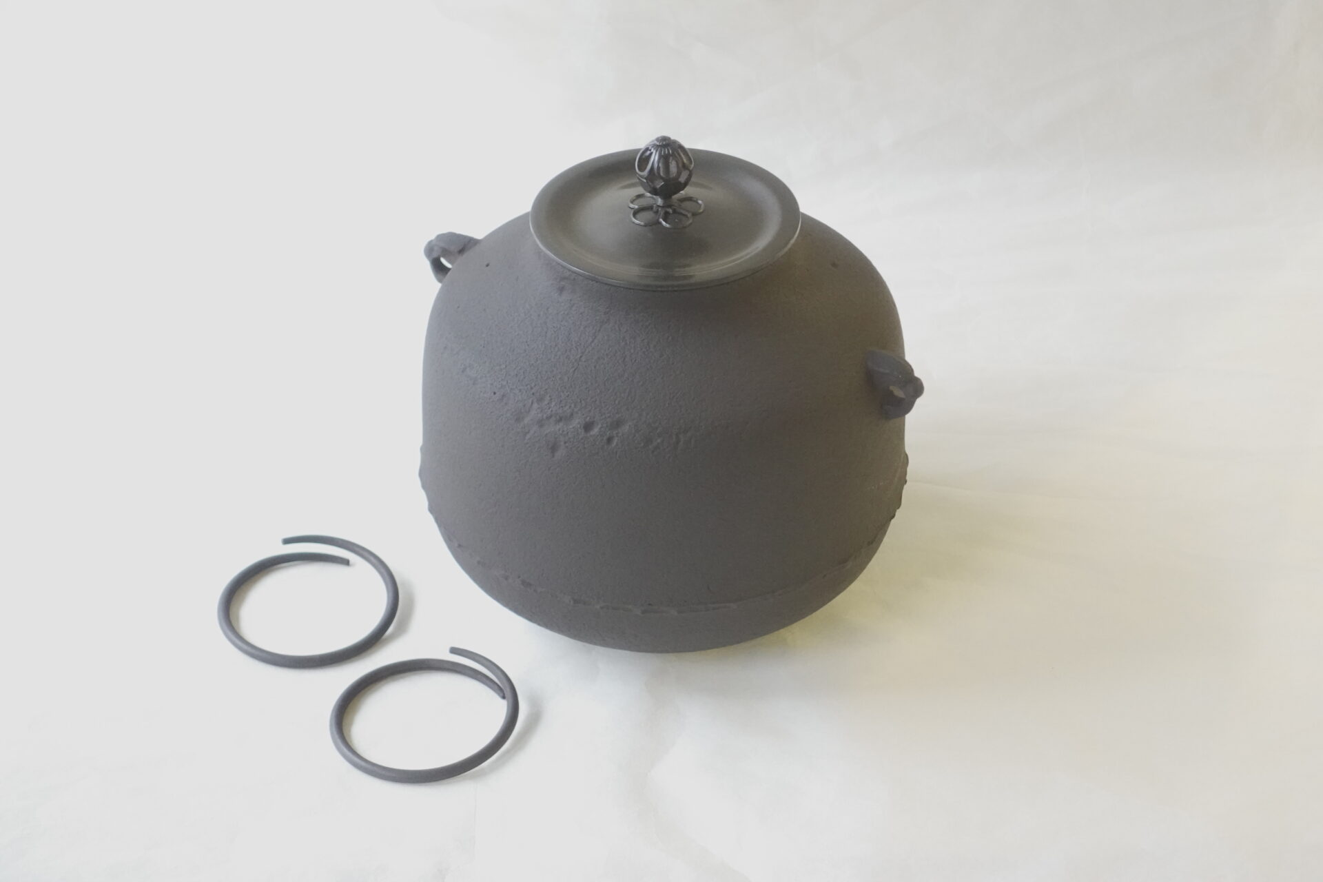 茶道 茶の湯 茶道具 風炉釜 気軽に 利休好み 尻張り リーズナブル 侘びた 風情 端正 飽きない 美濃焼 鉄瓶 陶器 漆 漆器 有田焼 金継ぎ 焼き物 食器 陶磁器 伝統工芸品 茶碗 工芸品 九谷焼 南部鉄器 陶芸 陶器市 岐阜 焼き物 磁器 瀬戸物 岐阜県 岐阜市 美殿町６−番地 小林漆陶 漆塗り器 織部焼 小林漆器 箸 金継ぎ お香 食器 茶道具 陶器 美濃焼専門店 お皿 ceramics ih pottery うつわ うつわ屋 お皿屋さん お茶 お茶碗 お箸 かまど この辺に陶器屋さんってあります とうきいち やきもの ガラス工房 ギフト　ギフトショップ マグカップ モダン焼物 レンジできる陶器 切子 南部鉄器 どこ　岐阜市南部鉄器販売店 南部鉄器購入 岐阜県器屋 土鍋 岐阜小洒落たお皿 お椀が出る店 器 塗り物 漆塗り 陶器屋さん 食器屋さん お椀 ひのき 岐阜城周辺茶道具 販売陶器 販売陶器屋さん 陶器店 漆器店 岐阜有名な器屋さん 岐阜県食器売ってるところ 岐阜駅 陶器工芸品店 徳利 売ってる店 急須販売 扇子 抹茶 掛け軸 修復 日本陶瓷 漆器 木の食器 樺細工 江戸切子 食器 漆の器 漆器 うるし 漆器店 漆塗 漆椀 火鉢 灰 美殿町商店街 美濃焼ショップ 岐阜市 湯呑み お店 付近 美濃焼き専門店 美濃焼販売 花瓶 茶器 オンライン輪島塗 なつめ 店近くのガラス屋さん 近くの陶器屋さん 酒器 ガラス 金継ぎ依頼 岐阜鉄器鉄瓶 取扱店 Japanese 陶器 修理 陶器専門店 陶器小売店 岐阜陶器屋 陶器店 陶磁器 陶磁器専門店 陶芸家 おすすめ お店 岐阜食洗機対応 漆椀 Gifu JapanesetablewareJapanesecrafts Japaneseceramics Japanesepottery Handcrafted TraditionalCrafts Japaneseculture Traditionalart Japaneseteautensils TeaCeremony Japaneselacquerware 棗 お茶道具セット 近くの茶道具店 荒目板 茶道具の扱い方 一閑茶張り 茶道具一式 糸巻棚 裏千家入門セット 薄板 歌花筒 茶道具通販 裏千家 円座 干支扇子 オンラインショップ 茶道具オンライン 茶道稽古セット 表千家茶道具 お抹茶セット 釜 かいし 懐紙 菓子器 懐紙入れ 皆具 官休庵 黒文字 桑小卓 黒茶碗 黒柿 建水 結界 携帯用茶道具 稽古用茶道具 香合 香炉 茶通箱 初心者セット 仕覆 茶道具収納箱 敷板 杓立て すいはつ 数寄屋袋 透木釜 数茶碗 炭斗 水滴 すいはつ 茶道具専門店