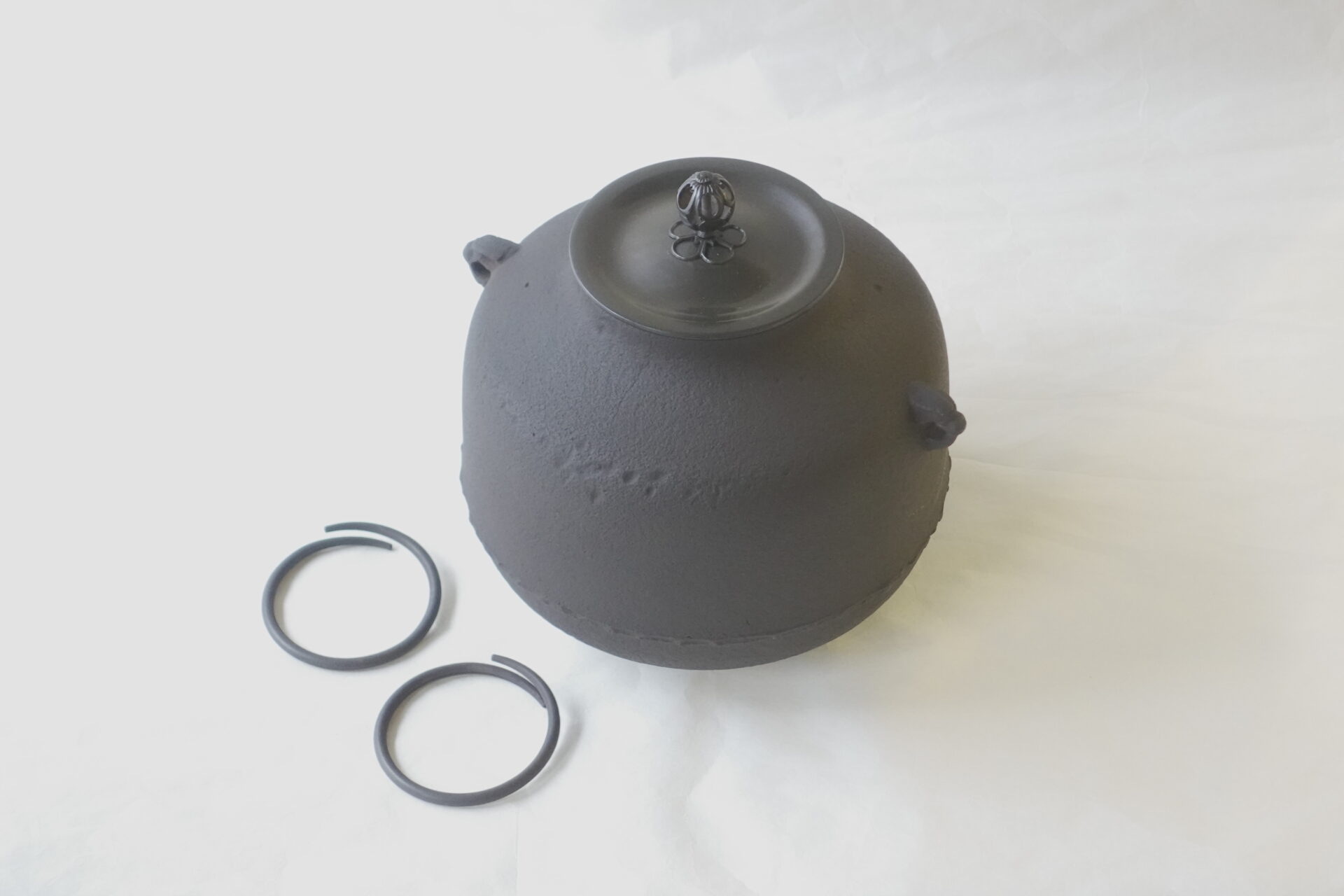 茶道 茶の湯 茶道具 風炉釜 気軽に 利休好み 尻張り リーズナブル 侘びた 風情 端正 飽きない 美濃焼 鉄瓶 陶器 漆 漆器 有田焼 金継ぎ 焼き物 食器 陶磁器 伝統工芸品 茶碗 工芸品 九谷焼 南部鉄器 陶芸 陶器市 岐阜 焼き物 磁器 瀬戸物 岐阜県 岐阜市 美殿町６−番地 小林漆陶 漆塗り器 織部焼 小林漆器 箸 金継ぎ お香 食器 茶道具 陶器 美濃焼専門店 お皿 ceramics ih pottery うつわ うつわ屋 お皿屋さん お茶 お茶碗 お箸 かまど この辺に陶器屋さんってあります とうきいち やきもの ガラス工房 ギフト　ギフトショップ マグカップ モダン焼物 レンジできる陶器 切子 南部鉄器 どこ　岐阜市南部鉄器販売店 南部鉄器購入 岐阜県器屋 土鍋 岐阜小洒落たお皿 お椀が出る店 器 塗り物 漆塗り 陶器屋さん 食器屋さん お椀 ひのき 岐阜城周辺茶道具 販売陶器 販売陶器屋さん 陶器店 漆器店 岐阜有名な器屋さん 岐阜県食器売ってるところ 岐阜駅 陶器工芸品店 徳利 売ってる店 急須販売 扇子 抹茶 掛け軸 修復 日本陶瓷 漆器 木の食器 樺細工 江戸切子 食器 漆の器 漆器 うるし 漆器店 漆塗 漆椀 火鉢 灰 美殿町商店街 美濃焼ショップ 岐阜市 湯呑み お店 付近 美濃焼き専門店 美濃焼販売 花瓶 茶器 オンライン輪島塗 なつめ 店近くのガラス屋さん 近くの陶器屋さん 酒器 ガラス 金継ぎ依頼 岐阜鉄器鉄瓶 取扱店 Japanese 陶器 修理 陶器専門店 陶器小売店 岐阜陶器屋 陶器店 陶磁器 陶磁器専門店 陶芸家 おすすめ お店 岐阜食洗機対応 漆椀 Gifu JapanesetablewareJapanesecrafts Japaneseceramics Japanesepottery Handcrafted TraditionalCrafts Japaneseculture Traditionalart Japaneseteautensils TeaCeremony Japaneselacquerware 棗 お茶道具セット 近くの茶道具店 荒目板 茶道具の扱い方 一閑茶張り 茶道具一式 糸巻棚 裏千家入門セット 薄板 歌花筒 茶道具通販 裏千家 円座 干支扇子 オンラインショップ 茶道具オンライン 茶道稽古セット 表千家茶道具 お抹茶セット 釜 かいし 懐紙 菓子器 懐紙入れ 皆具 官休庵 黒文字 桑小卓 黒茶碗 黒柿 建水 結界 携帯用茶道具 稽古用茶道具 香合 香炉 茶通箱 初心者セット 仕覆 茶道具収納箱 敷板 杓立て すいはつ 数寄屋袋 透木釜 数茶碗 炭斗 水滴 すいはつ 茶道具専門店