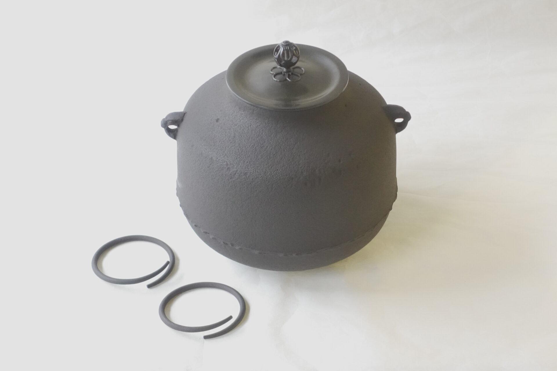 茶道 茶の湯 茶道具 風炉釜 気軽に 利休好み 尻張り リーズナブル 侘びた 風情 端正 飽きない 美濃焼 鉄瓶 陶器 漆 漆器 有田焼 金継ぎ 焼き物 食器 陶磁器 伝統工芸品 茶碗 工芸品 九谷焼 南部鉄器 陶芸 陶器市 岐阜 焼き物 磁器 瀬戸物 岐阜県 岐阜市 美殿町６−番地 小林漆陶 漆塗り器 織部焼 小林漆器 箸 金継ぎ お香 食器 茶道具 陶器 美濃焼専門店 お皿 ceramics ih pottery うつわ うつわ屋 お皿屋さん お茶 お茶碗 お箸 かまど この辺に陶器屋さんってあります とうきいち やきもの ガラス工房 ギフト　ギフトショップ マグカップ モダン焼物 レンジできる陶器 切子 南部鉄器 どこ　岐阜市南部鉄器販売店 南部鉄器購入 岐阜県器屋 土鍋 岐阜小洒落たお皿 お椀が出る店 器 塗り物 漆塗り 陶器屋さん 食器屋さん お椀 ひのき 岐阜城周辺茶道具 販売陶器 販売陶器屋さん 陶器店 漆器店 岐阜有名な器屋さん 岐阜県食器売ってるところ 岐阜駅 陶器工芸品店 徳利 売ってる店 急須販売 扇子 抹茶 掛け軸 修復 日本陶瓷 漆器 木の食器 樺細工 江戸切子 食器 漆の器 漆器 うるし 漆器店 漆塗 漆椀 火鉢 灰 美殿町商店街 美濃焼ショップ 岐阜市 湯呑み お店 付近 美濃焼き専門店 美濃焼販売 花瓶 茶器 オンライン輪島塗 なつめ 店近くのガラス屋さん 近くの陶器屋さん 酒器 ガラス 金継ぎ依頼 岐阜鉄器鉄瓶 取扱店 Japanese 陶器 修理 陶器専門店 陶器小売店 岐阜陶器屋 陶器店 陶磁器 陶磁器専門店 陶芸家 おすすめ お店 岐阜食洗機対応 漆椀 Gifu JapanesetablewareJapanesecrafts Japaneseceramics Japanesepottery Handcrafted TraditionalCrafts Japaneseculture Traditionalart Japaneseteautensils TeaCeremony Japaneselacquerware 棗 お茶道具セット 近くの茶道具店 荒目板 茶道具の扱い方 一閑茶張り 茶道具一式 糸巻棚 裏千家入門セット 薄板 歌花筒 茶道具通販 裏千家 円座 干支扇子 オンラインショップ 茶道具オンライン 茶道稽古セット 表千家茶道具 お抹茶セット 釜 かいし 懐紙 菓子器 懐紙入れ 皆具 官休庵 黒文字 桑小卓 黒茶碗 黒柿 建水 結界 携帯用茶道具 稽古用茶道具 香合 香炉 茶通箱 初心者セット 仕覆 茶道具収納箱 敷板 杓立て すいはつ 数寄屋袋 透木釜 数茶碗 炭斗 水滴 すいはつ 茶道具専門店