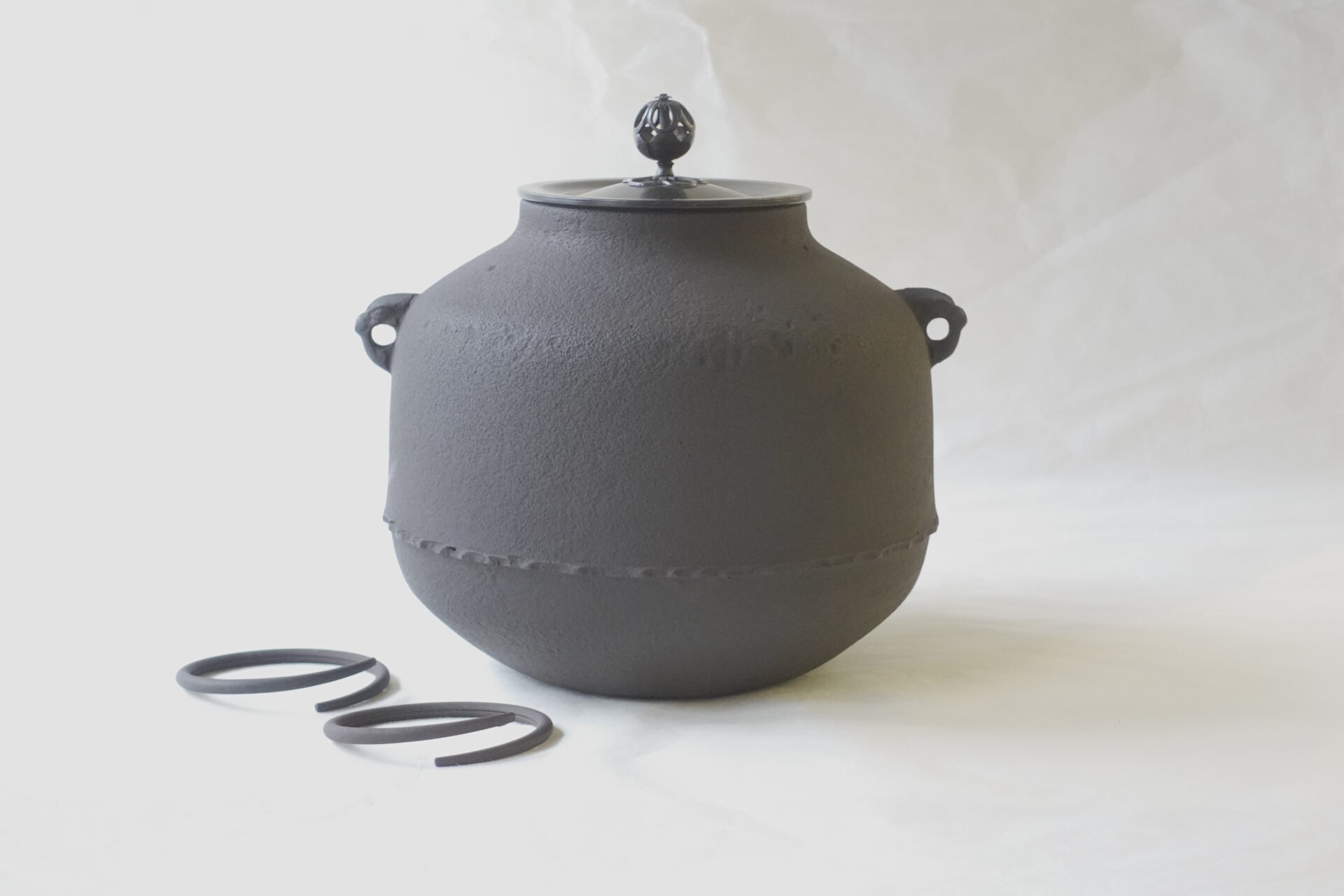 茶道 茶の湯 茶道具 風炉釜 気軽に 利休好み 尻張り リーズナブル 侘びた 風情 端正 飽きない 美濃焼 鉄瓶 陶器 漆 漆器 有田焼 金継ぎ 焼き物 食器 陶磁器 伝統工芸品 茶碗 工芸品 九谷焼 南部鉄器 陶芸 陶器市 岐阜 焼き物 磁器 瀬戸物 岐阜県 岐阜市 美殿町６−番地 小林漆陶 漆塗り器 織部焼 小林漆器 箸 金継ぎ お香 食器 茶道具 陶器 美濃焼専門店 お皿 ceramics ih pottery うつわ うつわ屋 お皿屋さん お茶 お茶碗 お箸 かまど この辺に陶器屋さんってあります とうきいち やきもの ガラス工房 ギフト　ギフトショップ マグカップ モダン焼物 レンジできる陶器 切子 南部鉄器 どこ　岐阜市南部鉄器販売店 南部鉄器購入 岐阜県器屋 土鍋 岐阜小洒落たお皿 お椀が出る店 器 塗り物 漆塗り 陶器屋さん 食器屋さん お椀 ひのき 岐阜城周辺茶道具 販売陶器 販売陶器屋さん 陶器店 漆器店 岐阜有名な器屋さん 岐阜県食器売ってるところ 岐阜駅 陶器工芸品店 徳利 売ってる店 急須販売 扇子 抹茶 掛け軸 修復 日本陶瓷 漆器 木の食器 樺細工 江戸切子 食器 漆の器 漆器 うるし 漆器店 漆塗 漆椀 火鉢 灰 美殿町商店街 美濃焼ショップ 岐阜市 湯呑み お店 付近 美濃焼き専門店 美濃焼販売 花瓶 茶器 オンライン輪島塗 なつめ 店近くのガラス屋さん 近くの陶器屋さん 酒器 ガラス 金継ぎ依頼 岐阜鉄器鉄瓶 取扱店 Japanese 陶器 修理 陶器専門店 陶器小売店 岐阜陶器屋 陶器店 陶磁器 陶磁器専門店 陶芸家 おすすめ お店 岐阜食洗機対応 漆椀 Gifu JapanesetablewareJapanesecrafts Japaneseceramics Japanesepottery Handcrafted TraditionalCrafts Japaneseculture Traditionalart Japaneseteautensils TeaCeremony Japaneselacquerware 棗 お茶道具セット 近くの茶道具店 荒目板 茶道具の扱い方 一閑茶張り 茶道具一式 糸巻棚 裏千家入門セット 薄板 歌花筒 茶道具通販 裏千家 円座 干支扇子 オンラインショップ 茶道具オンライン 茶道稽古セット 表千家茶道具 お抹茶セット 釜 かいし 懐紙 菓子器 懐紙入れ 皆具 官休庵 黒文字 桑小卓 黒茶碗 黒柿 建水 結界 携帯用茶道具 稽古用茶道具 香合 香炉 茶通箱 初心者セット 仕覆 茶道具収納箱 敷板 杓立て すいはつ 数寄屋袋 透木釜 数茶碗 炭斗 水滴 すいはつ 茶道具専門店