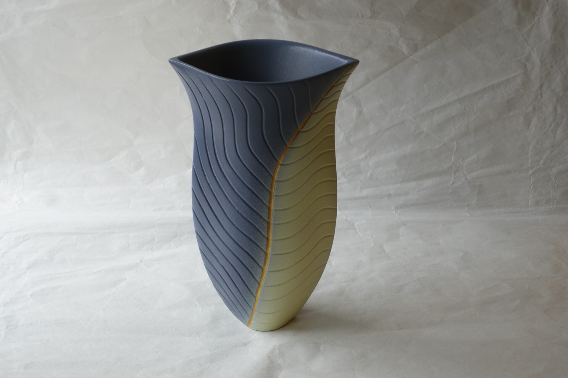 万古焼 花器 スタイリッシュ 筋紋 ツートンカラー 洒落たデザイン 豪華 様々な生け方 多用途 美濃焼 鉄瓶 陶器 漆 漆器 有田焼 金継ぎ 焼き物 食器 陶磁器 伝統工芸品 茶碗 工芸品 九谷焼 南部鉄器 陶芸 陶器市 岐阜 焼き物 磁器 瀬戸物 岐阜県 岐阜市 美殿町６−番地 小林漆陶 漆塗り器 織部焼 小林漆器 箸 金継ぎ お香 食器 茶道具 陶器 美濃焼専門店 お皿 ceramics ih pottery うつわ うつわ屋 お皿屋さん お茶 お茶碗 お箸 かまど この辺に陶器屋さんってあります とうきいち やきもの ガラス工房 ギフト　ギフトショップ マグカップ モダン焼物 レンジできる陶器 切子 南部鉄器 どこ　岐阜市南部鉄器販売店 南部鉄器購入 岐阜県器屋 土鍋 岐阜小洒落たお皿 お椀が出る店 器 塗り物 漆塗り 陶器屋さん 食器屋さん お椀 ひのき 岐阜城周辺茶道具 販売陶器 販売陶器屋さん 陶器店 漆器店 岐阜有名な器屋さん 岐阜県食器売ってるところ 岐阜駅 陶器工芸品店 徳利 売ってる店 急須販売 扇子 抹茶 掛け軸 修復 日本陶瓷 漆器 木の食器 樺細工 江戸切子 食器 漆の器 漆器 うるし 漆器店 漆塗 漆椀 火鉢 灰 美殿町商店街 美濃焼ショップ 岐阜市 湯呑み お店 付近 美濃焼き専門店 美濃焼販売 花瓶 茶器 オンライン輪島塗 なつめ 店近くのガラス屋さん 近くの陶器屋さん 酒器 ガラス 金継ぎ依頼 岐阜鉄器鉄瓶 取扱店 Japanese 陶器 修理 陶器専門店 陶器小売店 岐阜陶器屋 陶器店 陶磁器 陶磁器専門店 陶芸家 おすすめ お店 岐阜食洗機対応 漆椀 Gifu JapanesetablewareJapanesecrafts Japaneseceramics Japanesepottery Handcrafted TraditionalCrafts Japaneseculture Traditionalart Japaneseteautensils TeaCeremony Japaneselacquerware インテリア 一輪挿し 入れ物 陶芸 陶芸皿 陶器いろいろ 陶器店 絵皿 絵柄 オンラインショップ 置物 おひつ オーブントースター 置物スタイリッシュ お皿 オブジェ 置物かわいい お皿陶磁器 お椀陶器 陶器欠損補修 花瓶 貫入 傘立て 陶器花 カップ 花 陶磁器 陶器金継ぎ キャニスター 器 急須 京都 金彩 九州 急須 陶芸食器 コーヒーカップ コップ 小物入れ 皿 ごはん鍋 食洗機 修理 食器 修理金継ぎ 陶器販売 瀬戸物 染付 タンブラー 耐熱陶器 茶碗 近くの陶器店 通販 土物 通販 手作り陶器 陶磁器 鍋