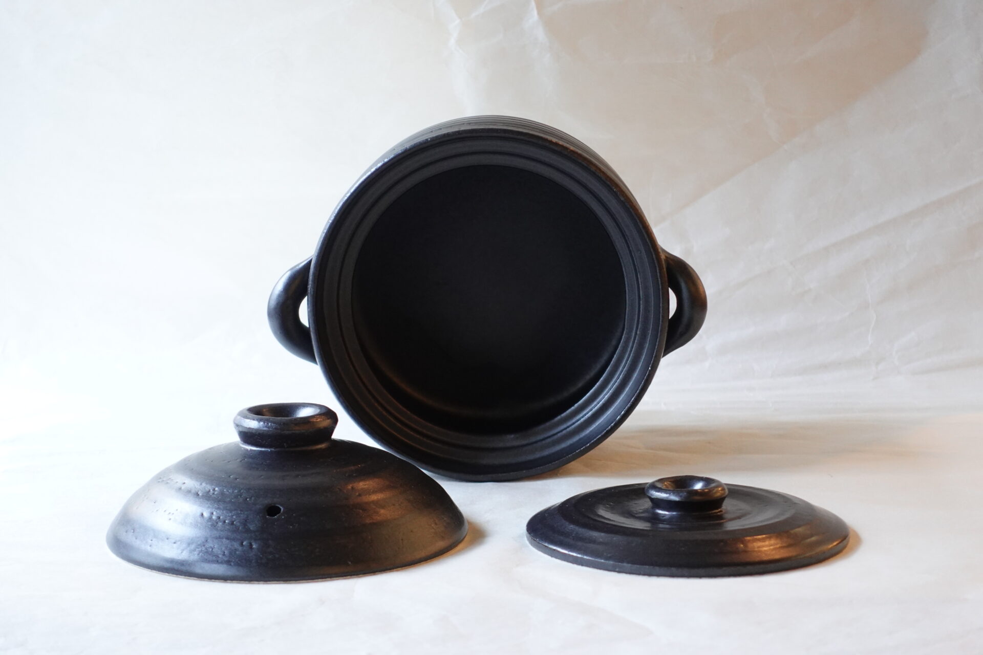 陶器 万古焼 美味しくご飯を炊ける ご飯土鍋 ご飯専用 IH 直火 目盛り 二重蓋 吹きこぼれしにくい 内蓋の圧力 より美味しく 旨味 甘み 引き出す 遠赤外線効果 芯まで熱が通る ふっくら 蒸らし 手軽 使いやすい シンプルなデザイン 永く使える 機能的 美濃焼 鉄瓶 陶器 漆 漆器 有田焼 金継ぎ 焼き物 食器 陶磁器 伝統工芸品 茶碗 工芸品 九谷焼 南部鉄器 陶芸 陶器市 岐阜 焼き物 磁器 瀬戸物 岐阜県 岐阜市 美殿町６−番地 小林漆陶 漆塗り器 織部焼 小林漆器 箸 金継ぎ お香 食器 茶道具 陶器 美濃焼専門店 お皿 ceramics ih pottery うつわ うつわ屋 お皿屋さん お茶 お茶碗 お箸 かまど この辺に陶器屋さんってあります とうきいち やきもの ガラス工房 ギフト　ギフトショップ マグカップ モダン焼物 レンジできる陶器 切子 南部鉄器 どこ　岐阜市南部鉄器販売店 南部鉄器購入 岐阜県器屋 土鍋 岐阜小洒落たお皿 お椀が出る店 器 塗り物 漆塗り 陶器屋さん 食器屋さん お椀 ひのき 岐阜城周辺茶道具 販売陶器 販売陶器屋さん 陶器店 漆器店 岐阜有名な器屋さん 岐阜県食器売ってるところ 岐阜駅 陶器工芸品店 徳利 売ってる店 急須販売 扇子 抹茶 掛け軸 修復 日本陶瓷 漆器 木の食器 樺細工 江戸切子 食器 漆の器 漆器 うるし 漆器店 漆塗 漆椀 火鉢 灰 美殿町商店街 美濃焼ショップ 岐阜市 湯呑み お店 付近 美濃焼き専門店 美濃焼販売 花瓶 茶器 オンライン輪島塗 なつめ 店近くのガラス屋さん 近くの陶器屋さん 酒器 ガラス 金継ぎ依頼 岐阜鉄器鉄瓶 取扱店 Japanese 陶器 修理 陶器専門店 陶器小売店 岐阜陶器屋 陶器店 陶磁器 陶磁器専門店 陶芸家 おすすめ お店 岐阜食洗機対応 漆椀 Gifu JapanesetablewareJapanesecrafts Japaneseceramics Japanesepottery Handcrafted TraditionalCrafts Japaneseculture Traditionalart Japaneseteautensils TeaCeremony Japaneselacquerware インテリア 一輪挿し 入れ物 陶芸 陶芸皿 陶器いろいろ 陶器店 絵皿 絵柄 オンラインショップ 置物 おひつ オーブントースター 置物スタイリッシュ お皿 オブジェ 置物かわいい お皿陶磁器 お椀陶器 陶器欠損補修 花瓶 貫入 傘立て 陶器花 カップ 花 陶磁器 陶器金継ぎ キャニスター 器 急須 京都 金彩 九州 急須 陶芸食器 コーヒーカップ コップ 小物入れ 皿 ごはん鍋 食洗機 修理 食器 修理金継ぎ 陶器販売 瀬戸物 染付 タンブラー 耐熱陶器 茶碗 近くの陶器店 通販 土物 通販 手作り陶器 陶磁器 鍋