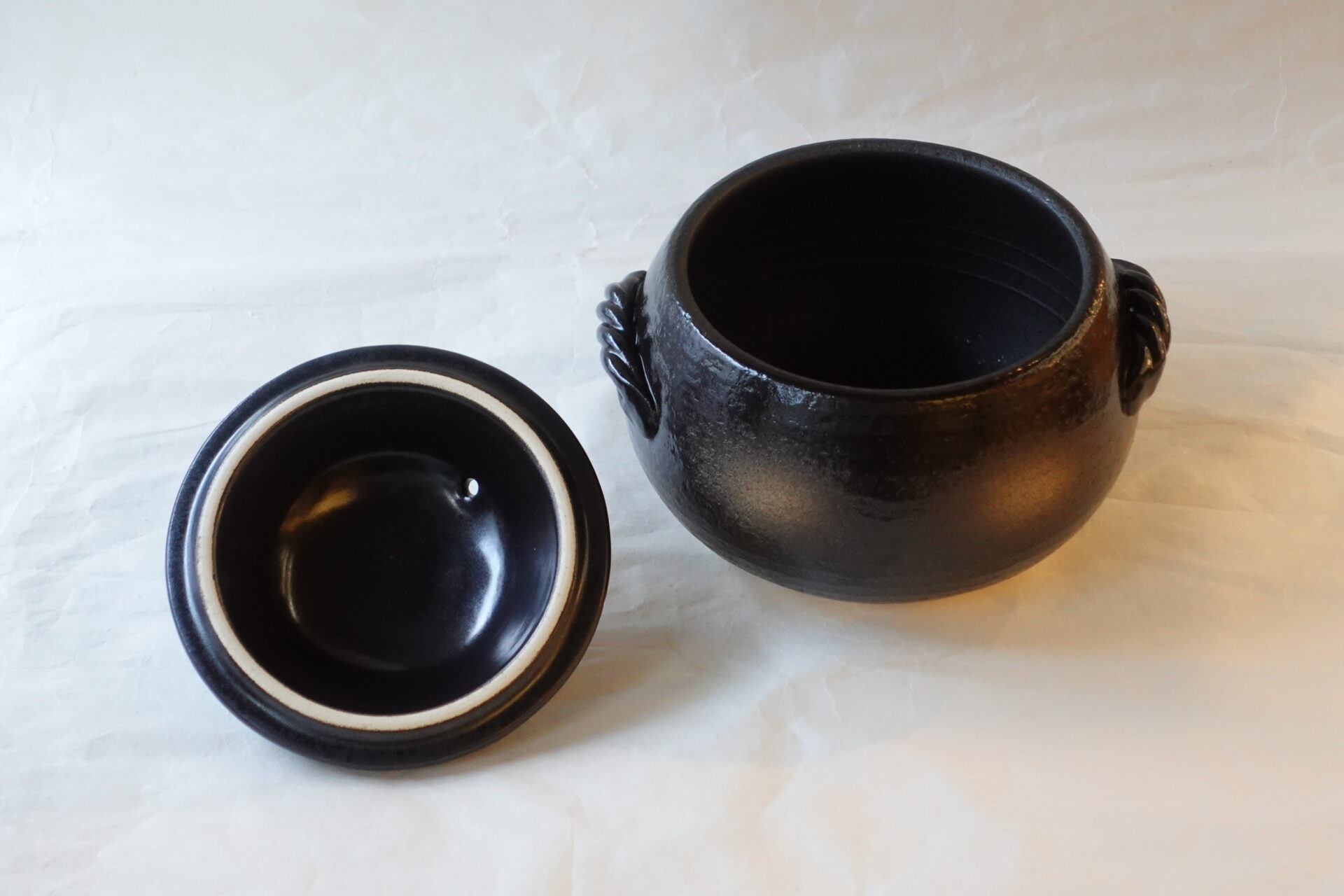 陶器 万古焼 美味しくご飯が炊ける ご飯土鍋 ご飯専用土鍋 対流がよい ムラなく加熱 旨味 甘み 遠赤外線効果 お米の芯まで熱が通る ふっくら 余熱 蒸らし 手軽 簡単 コンパクト 使いやすい 軽量 機能的 直火用土鍋 シンプル お洒落 永く使える 美濃焼 鉄瓶 陶器 漆 漆器 有田焼 金継ぎ 焼き物 食器 陶磁器 伝統工芸品 茶碗 工芸品 九谷焼 南部鉄器 陶芸 陶器市 岐阜 焼き物 磁器 瀬戸物 岐阜県 岐阜市 美殿町６−番地 小林漆陶 漆塗り器 織部焼 小林漆器 箸 金継ぎ お香 食器 茶道具 陶器 美濃焼専門店 お皿 ceramics ih pottery うつわ うつわ屋 お皿屋さん お茶 お茶碗 お箸 かまど この辺に陶器屋さんってあります とうきいち やきもの ガラス工房 ギフト　ギフトショップ マグカップ モダン焼物 レンジできる陶器 切子 南部鉄器 どこ　岐阜市南部鉄器販売店 南部鉄器購入 岐阜県器屋 土鍋 岐阜小洒落たお皿 お椀が出る店 器 塗り物 漆塗り 陶器屋さん 食器屋さん お椀 ひのき 岐阜城周辺茶道具 販売陶器 販売陶器屋さん 陶器店 漆器店 岐阜有名な器屋さん 岐阜県食器売ってるところ 岐阜駅 陶器工芸品店 徳利 売ってる店 急須販売 扇子 抹茶 掛け軸 修復 日本陶瓷 漆器 木の食器 樺細工 江戸切子 食器 漆の器 漆器 うるし 漆器店 漆塗 漆椀 火鉢 灰 美殿町商店街 美濃焼ショップ 岐阜市 湯呑み お店 付近 美濃焼き専門店 美濃焼販売 花瓶 茶器 オンライン輪島塗 なつめ 店近くのガラス屋さん 近くの陶器屋さん 酒器 ガラス 金継ぎ依頼 岐阜鉄器鉄瓶 取扱店 Japanese 陶器 修理 陶器専門店 陶器小売店 岐阜陶器屋 陶器店 陶磁器 陶磁器専門店 陶芸家 おすすめ お店 岐阜食洗機対応 漆椀 Gifu JapanesetablewareJapanesecrafts Japaneseceramics Japanesepottery Handcrafted TraditionalCrafts Japaneseculture Traditionalart Japaneseteautensils TeaCeremony Japaneselacquerware インテリア 一輪挿し 入れ物 陶芸 陶芸皿 陶器いろいろ 陶器店 絵皿 絵柄 オンラインショップ 置物 おひつ オーブントースター 置物スタイリッシュ お皿 オブジェ 置物かわいい お皿陶磁器 お椀陶器 陶器欠損補修 花瓶 貫入 傘立て 陶器花 カップ 花 陶磁器 陶器金継ぎ キャニスター 器 急須 京都 金彩 九州 急須 陶芸食器 コーヒーカップ コップ 小物入れ 皿 ごはん鍋 食洗機 修理 食器 修理金継ぎ 陶器販売 瀬戸物 染付 タンブラー 耐熱陶器 茶碗 近くの陶器店 通販 土物 通販 手作り陶器 陶磁器 鍋