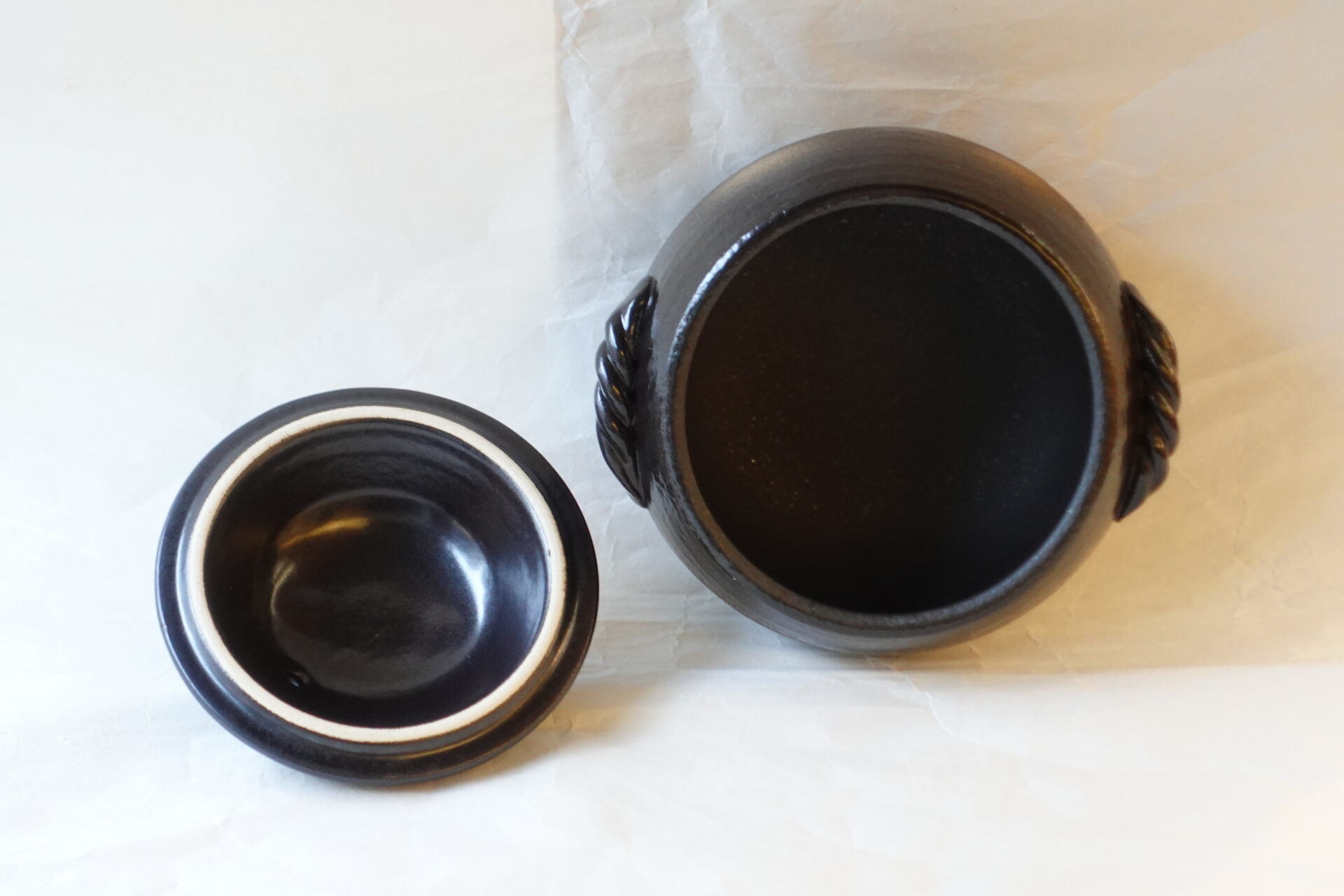 陶器 万古焼 美味しくご飯が炊ける ご飯土鍋 ご飯専用土鍋 対流がよい ムラなく加熱 旨味 甘み 遠赤外線効果 お米の芯まで熱が通る ふっくら 余熱 蒸らし 手軽 簡単 コンパクト 使いやすい 軽量 機能的 直火用土鍋 シンプル お洒落 永く使える 美濃焼 鉄瓶 陶器 漆 漆器 有田焼 金継ぎ 焼き物 食器 陶磁器 伝統工芸品 茶碗 工芸品 九谷焼 南部鉄器 陶芸 陶器市 岐阜 焼き物 磁器 瀬戸物 岐阜県 岐阜市 美殿町６−番地 小林漆陶 漆塗り器 織部焼 小林漆器 箸 金継ぎ お香 食器 茶道具 陶器 美濃焼専門店 お皿 ceramics ih pottery うつわ うつわ屋 お皿屋さん お茶 お茶碗 お箸 かまど この辺に陶器屋さんってあります とうきいち やきもの ガラス工房 ギフト　ギフトショップ マグカップ モダン焼物 レンジできる陶器 切子 南部鉄器 どこ　岐阜市南部鉄器販売店 南部鉄器購入 岐阜県器屋 土鍋 岐阜小洒落たお皿 お椀が出る店 器 塗り物 漆塗り 陶器屋さん 食器屋さん お椀 ひのき 岐阜城周辺茶道具 販売陶器 販売陶器屋さん 陶器店 漆器店 岐阜有名な器屋さん 岐阜県食器売ってるところ 岐阜駅 陶器工芸品店 徳利 売ってる店 急須販売 扇子 抹茶 掛け軸 修復 日本陶瓷 漆器 木の食器 樺細工 江戸切子 食器 漆の器 漆器 うるし 漆器店 漆塗 漆椀 火鉢 灰 美殿町商店街 美濃焼ショップ 岐阜市 湯呑み お店 付近 美濃焼き専門店 美濃焼販売 花瓶 茶器 オンライン輪島塗 なつめ 店近くのガラス屋さん 近くの陶器屋さん 酒器 ガラス 金継ぎ依頼 岐阜鉄器鉄瓶 取扱店 Japanese 陶器 修理 陶器専門店 陶器小売店 岐阜陶器屋 陶器店 陶磁器 陶磁器専門店 陶芸家 おすすめ お店 岐阜食洗機対応 漆椀 Gifu JapanesetablewareJapanesecrafts Japaneseceramics Japanesepottery Handcrafted TraditionalCrafts Japaneseculture Traditionalart Japaneseteautensils TeaCeremony Japaneselacquerware インテリア 一輪挿し 入れ物 陶芸 陶芸皿 陶器いろいろ 陶器店 絵皿 絵柄 オンラインショップ 置物 おひつ オーブントースター 置物スタイリッシュ お皿 オブジェ 置物かわいい お皿陶磁器 お椀陶器 陶器欠損補修 花瓶 貫入 傘立て 陶器花 カップ 花 陶磁器 陶器金継ぎ キャニスター 器 急須 京都 金彩 九州 急須 陶芸食器 コーヒーカップ コップ 小物入れ 皿 ごはん鍋 食洗機 修理 食器 修理金継ぎ 陶器販売 瀬戸物 染付 タンブラー 耐熱陶器 茶碗 近くの陶器店 通販 土物 通販 手作り陶器 陶磁器 鍋