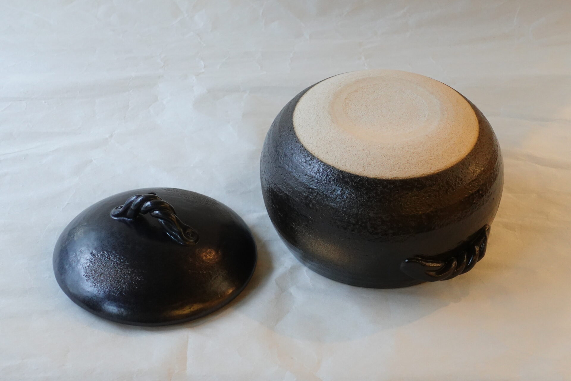 陶器 万古焼 美味しくご飯が炊ける ご飯土鍋 ご飯専用土鍋 対流がよい ムラなく加熱 旨味 甘み 遠赤外線効果 お米の芯まで熱が通る ふっくら 余熱 蒸らし 手軽 簡単 コンパクト 使いやすい 軽量 機能的 直火用土鍋 シンプル お洒落 永く使える 美濃焼 鉄瓶 陶器 漆 漆器 有田焼 金継ぎ 焼き物 食器 陶磁器 伝統工芸品 茶碗 工芸品 九谷焼 南部鉄器 陶芸 陶器市 岐阜 焼き物 磁器 瀬戸物 岐阜県 岐阜市 美殿町６−番地 小林漆陶 漆塗り器 織部焼 小林漆器 箸 金継ぎ お香 食器 茶道具 陶器 美濃焼専門店 お皿 ceramics ih pottery うつわ うつわ屋 お皿屋さん お茶 お茶碗 お箸 かまど この辺に陶器屋さんってあります とうきいち やきもの ガラス工房 ギフト　ギフトショップ マグカップ モダン焼物 レンジできる陶器 切子 南部鉄器 どこ　岐阜市南部鉄器販売店 南部鉄器購入 岐阜県器屋 土鍋 岐阜小洒落たお皿 お椀が出る店 器 塗り物 漆塗り 陶器屋さん 食器屋さん お椀 ひのき 岐阜城周辺茶道具 販売陶器 販売陶器屋さん 陶器店 漆器店 岐阜有名な器屋さん 岐阜県食器売ってるところ 岐阜駅 陶器工芸品店 徳利 売ってる店 急須販売 扇子 抹茶 掛け軸 修復 日本陶瓷 漆器 木の食器 樺細工 江戸切子 食器 漆の器 漆器 うるし 漆器店 漆塗 漆椀 火鉢 灰 美殿町商店街 美濃焼ショップ 岐阜市 湯呑み お店 付近 美濃焼き専門店 美濃焼販売 花瓶 茶器 オンライン輪島塗 なつめ 店近くのガラス屋さん 近くの陶器屋さん 酒器 ガラス 金継ぎ依頼 岐阜鉄器鉄瓶 取扱店 Japanese 陶器 修理 陶器専門店 陶器小売店 岐阜陶器屋 陶器店 陶磁器 陶磁器専門店 陶芸家 おすすめ お店 岐阜食洗機対応 漆椀 Gifu JapanesetablewareJapanesecrafts Japaneseceramics Japanesepottery Handcrafted TraditionalCrafts Japaneseculture Traditionalart Japaneseteautensils TeaCeremony Japaneselacquerware インテリア 一輪挿し 入れ物 陶芸 陶芸皿 陶器いろいろ 陶器店 絵皿 絵柄 オンラインショップ 置物 おひつ オーブントースター 置物スタイリッシュ お皿 オブジェ 置物かわいい お皿陶磁器 お椀陶器 陶器欠損補修 花瓶 貫入 傘立て 陶器花 カップ 花 陶磁器 陶器金継ぎ キャニスター 器 急須 京都 金彩 九州 急須 陶芸食器 コーヒーカップ コップ 小物入れ 皿 ごはん鍋 食洗機 修理 食器 修理金継ぎ 陶器販売 瀬戸物 染付 タンブラー 耐熱陶器 茶碗 近くの陶器店 通販 土物 通販 手作り陶器 陶磁器 鍋