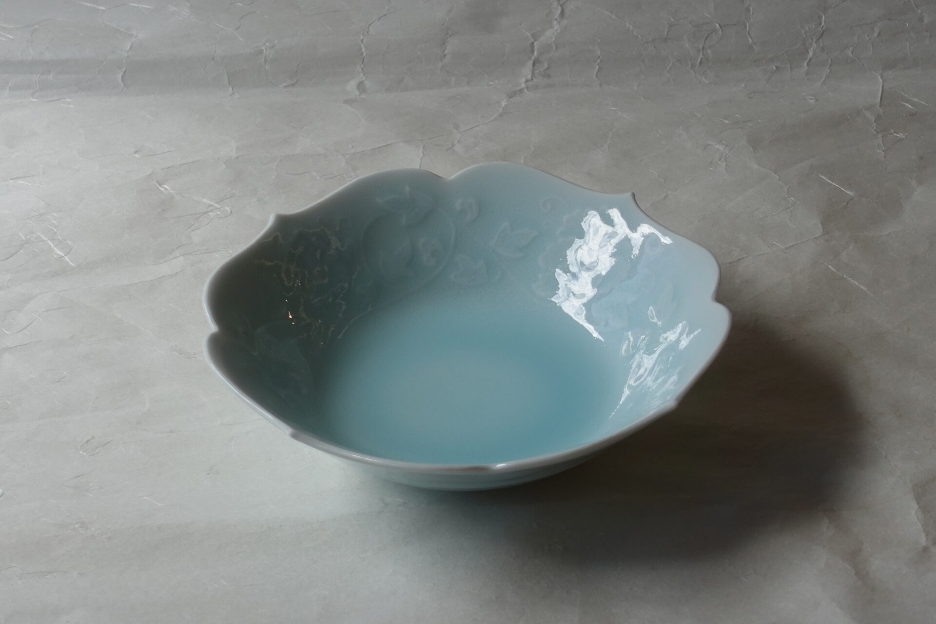 陶磁器 美濃焼 青白磁 6寸鉢 人間国宝 塚本快示 快山窯 品がある きれい 素晴らしい 透明感 彫紋 美しい 気品 唐草 緻密 縁起がいい 繁栄 末永く続く 家運興隆 子孫繁栄 輪花 料理を引き立てる 薄手 繊細 使いやすい 流麗な文様 高い技術 美の極致 美濃焼 鉄瓶 陶器 漆 漆器 有田焼 金継ぎ 焼き物 食器 陶磁器 伝統工芸品 茶碗 工芸品 九谷焼 南部鉄器 陶芸 陶器市 岐阜 焼き物 磁器 瀬戸物 岐阜県 岐阜市 美殿町６−番地 小林漆陶 漆塗り器 織部焼 小林漆器 箸 金継ぎ お香 食器 茶道具 陶器 美濃焼専門店 お皿 ceramics ih pottery うつわ うつわ屋 お皿屋さん お茶 お茶碗 お箸 かまど この辺に陶器屋さんってあります とうきいち やきもの ガラス工房 ギフト　ギフトショップ マグカップ モダン焼物 レンジできる陶器 切子 南部鉄器 どこ　岐阜市南部鉄器販売店 南部鉄器購入 岐阜県器屋 土鍋 岐阜小洒落たお皿 お椀が出る店 器 塗り物 漆塗り 陶器屋さん 食器屋さん お椀 ひのき 岐阜城周辺茶道具 販売陶器 販売陶器屋さん 陶器店 漆器店 岐阜有名な器屋さん 岐阜県食器売ってるところ 岐阜駅 陶器工芸品店 徳利 売ってる店 急須販売 扇子 抹茶 掛け軸 修復 日本陶瓷 漆器 木の食器 樺細工 江戸切子 食器 漆の器 漆器 うるし 漆器店 漆塗 漆椀 火鉢 灰 美殿町商店街 美濃焼ショップ 岐阜市 湯呑み お店 付近 美濃焼き専門店 美濃焼販売 花瓶 茶器 オンライン輪島塗 なつめ 店近くのガラス屋さん 近くの陶器屋さん 酒器 ガラス 金継ぎ依頼 岐阜鉄器鉄瓶 取扱店 Japanese 陶器 修理 陶器専門店 陶器小売店 岐阜陶器屋 陶器店 陶磁器 陶磁器専門店 陶芸家 おすすめ お店 岐阜食洗機対応 漆椀 Gifu JapanesetablewareJapanesecrafts Japaneseceramics Japanesepottery Handcrafted TraditionalCrafts Japaneseculture Traditionalart Japaneseteautensils TeaCeremony Japaneselacquerware インテリア 一輪挿し 入れ物 陶芸 陶芸皿 陶器いろいろ 陶器店 絵皿 絵柄 オンラインショップ 置物 おひつ オーブントースター 置物スタイリッシュ お皿 オブジェ 置物かわいい お皿陶磁器 お椀陶器 陶器欠損補修 花瓶 貫入 傘立て 陶器花 カップ 花 陶磁器 陶器金継ぎ キャニスター 器 急須 京都 金彩 九州 急須 陶芸食器 コーヒーカップ コップ 小物入れ 皿 ごはん鍋 食洗機 修理 食器 修理金継ぎ 陶器販売 瀬戸物 染付 タンブラー 耐熱陶器 茶碗 近くの陶器店 通販 土物 通販 手作り陶器 陶磁器 鍋