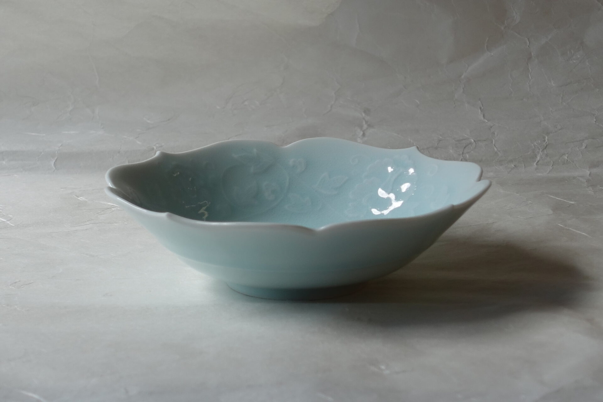 陶磁器 美濃焼 青白磁 6寸鉢 人間国宝 塚本快示 快山窯 品がある きれい 素晴らしい 透明感 彫紋 美しい 気品 唐草 緻密 縁起がいい 繁栄 末永く続く 家運興隆 子孫繁栄 輪花 料理を引き立てる 薄手 繊細 使いやすい 流麗な文様 高い技術 美の極致 美濃焼 鉄瓶 陶器 漆 漆器 有田焼 金継ぎ 焼き物 食器 陶磁器 伝統工芸品 茶碗 工芸品 九谷焼 南部鉄器 陶芸 陶器市 岐阜 焼き物 磁器 瀬戸物 岐阜県 岐阜市 美殿町６−番地 小林漆陶 漆塗り器 織部焼 小林漆器 箸 金継ぎ お香 食器 茶道具 陶器 美濃焼専門店 お皿 ceramics ih pottery うつわ うつわ屋 お皿屋さん お茶 お茶碗 お箸 かまど この辺に陶器屋さんってあります とうきいち やきもの ガラス工房 ギフト　ギフトショップ マグカップ モダン焼物 レンジできる陶器 切子 南部鉄器 どこ　岐阜市南部鉄器販売店 南部鉄器購入 岐阜県器屋 土鍋 岐阜小洒落たお皿 お椀が出る店 器 塗り物 漆塗り 陶器屋さん 食器屋さん お椀 ひのき 岐阜城周辺茶道具 販売陶器 販売陶器屋さん 陶器店 漆器店 岐阜有名な器屋さん 岐阜県食器売ってるところ 岐阜駅 陶器工芸品店 徳利 売ってる店 急須販売 扇子 抹茶 掛け軸 修復 日本陶瓷 漆器 木の食器 樺細工 江戸切子 食器 漆の器 漆器 うるし 漆器店 漆塗 漆椀 火鉢 灰 美殿町商店街 美濃焼ショップ 岐阜市 湯呑み お店 付近 美濃焼き専門店 美濃焼販売 花瓶 茶器 オンライン輪島塗 なつめ 店近くのガラス屋さん 近くの陶器屋さん 酒器 ガラス 金継ぎ依頼 岐阜鉄器鉄瓶 取扱店 Japanese 陶器 修理 陶器専門店 陶器小売店 岐阜陶器屋 陶器店 陶磁器 陶磁器専門店 陶芸家 おすすめ お店 岐阜食洗機対応 漆椀 Gifu JapanesetablewareJapanesecrafts Japaneseceramics Japanesepottery Handcrafted TraditionalCrafts Japaneseculture Traditionalart Japaneseteautensils TeaCeremony Japaneselacquerware インテリア 一輪挿し 入れ物 陶芸 陶芸皿 陶器いろいろ 陶器店 絵皿 絵柄 オンラインショップ 置物 おひつ オーブントースター 置物スタイリッシュ お皿 オブジェ 置物かわいい お皿陶磁器 お椀陶器 陶器欠損補修 花瓶 貫入 傘立て 陶器花 カップ 花 陶磁器 陶器金継ぎ キャニスター 器 急須 京都 金彩 九州 急須 陶芸食器 コーヒーカップ コップ 小物入れ 皿 ごはん鍋 食洗機 修理 食器 修理金継ぎ 陶器販売 瀬戸物 染付 タンブラー 耐熱陶器 茶碗 近くの陶器店 通販 土物 通販 手作り陶器 陶磁器 鍋