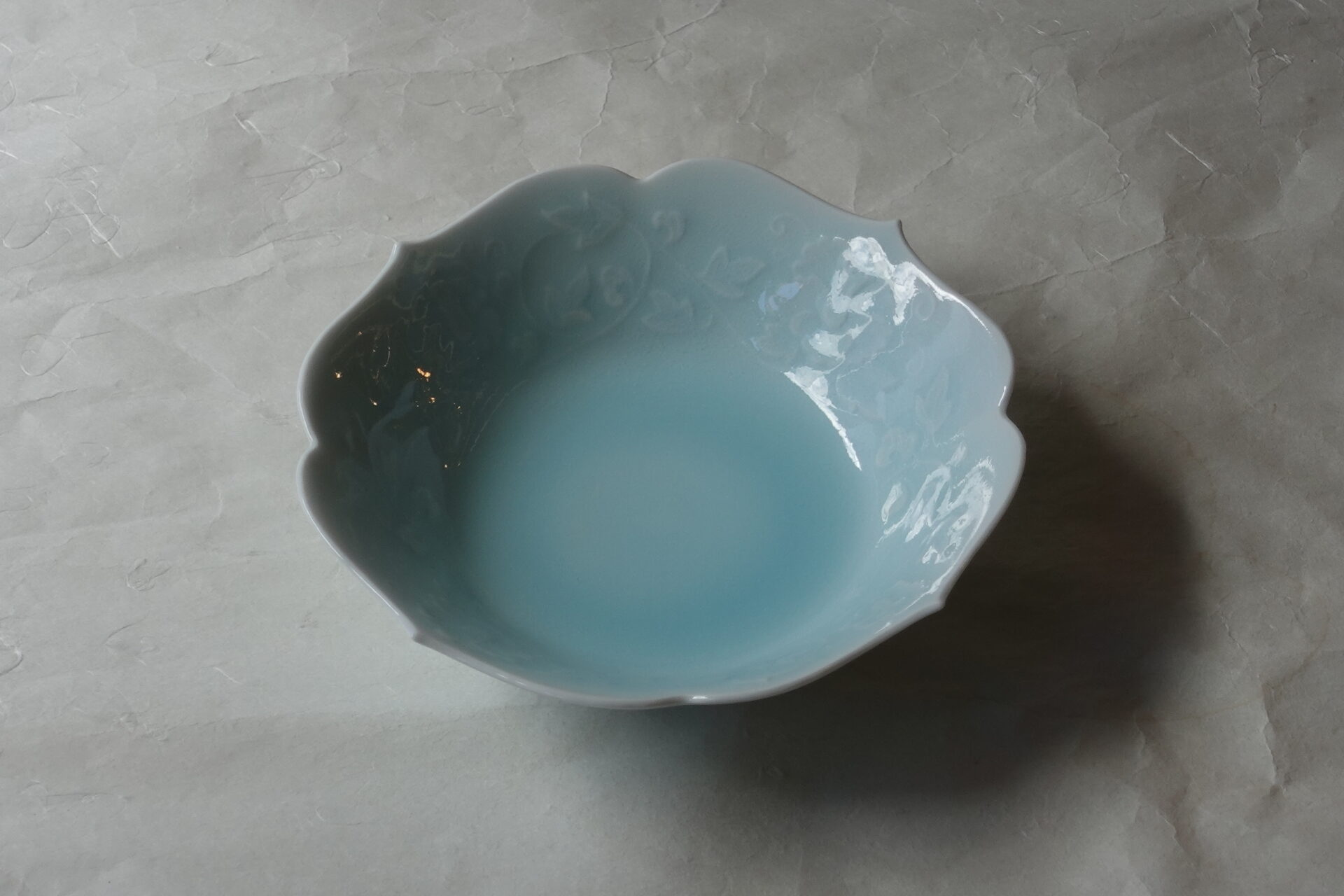 陶磁器 美濃焼 青白磁 6寸鉢 人間国宝 塚本快示 快山窯 品がある きれい 素晴らしい 透明感 彫紋 美しい 気品 唐草 緻密 縁起がいい 繁栄 末永く続く 家運興隆 子孫繁栄 輪花 料理を引き立てる 薄手 繊細 使いやすい 流麗な文様 高い技術 美の極致 美濃焼 鉄瓶 陶器 漆 漆器 有田焼 金継ぎ 焼き物 食器 陶磁器 伝統工芸品 茶碗 工芸品 九谷焼 南部鉄器 陶芸 陶器市 岐阜 焼き物 磁器 瀬戸物 岐阜県 岐阜市 美殿町６−番地 小林漆陶 漆塗り器 織部焼 小林漆器 箸 金継ぎ お香 食器 茶道具 陶器 美濃焼専門店 お皿 ceramics ih pottery うつわ うつわ屋 お皿屋さん お茶 お茶碗 お箸 かまど この辺に陶器屋さんってあります とうきいち やきもの ガラス工房 ギフト　ギフトショップ マグカップ モダン焼物 レンジできる陶器 切子 南部鉄器 どこ　岐阜市南部鉄器販売店 南部鉄器購入 岐阜県器屋 土鍋 岐阜小洒落たお皿 お椀が出る店 器 塗り物 漆塗り 陶器屋さん 食器屋さん お椀 ひのき 岐阜城周辺茶道具 販売陶器 販売陶器屋さん 陶器店 漆器店 岐阜有名な器屋さん 岐阜県食器売ってるところ 岐阜駅 陶器工芸品店 徳利 売ってる店 急須販売 扇子 抹茶 掛け軸 修復 日本陶瓷 漆器 木の食器 樺細工 江戸切子 食器 漆の器 漆器 うるし 漆器店 漆塗 漆椀 火鉢 灰 美殿町商店街 美濃焼ショップ 岐阜市 湯呑み お店 付近 美濃焼き専門店 美濃焼販売 花瓶 茶器 オンライン輪島塗 なつめ 店近くのガラス屋さん 近くの陶器屋さん 酒器 ガラス 金継ぎ依頼 岐阜鉄器鉄瓶 取扱店 Japanese 陶器 修理 陶器専門店 陶器小売店 岐阜陶器屋 陶器店 陶磁器 陶磁器専門店 陶芸家 おすすめ お店 岐阜食洗機対応 漆椀 Gifu JapanesetablewareJapanesecrafts Japaneseceramics Japanesepottery Handcrafted TraditionalCrafts Japaneseculture Traditionalart Japaneseteautensils TeaCeremony Japaneselacquerware インテリア 一輪挿し 入れ物 陶芸 陶芸皿 陶器いろいろ 陶器店 絵皿 絵柄 オンラインショップ 置物 おひつ オーブントースター 置物スタイリッシュ お皿 オブジェ 置物かわいい お皿陶磁器 お椀陶器 陶器欠損補修 花瓶 貫入 傘立て 陶器花 カップ 花 陶磁器 陶器金継ぎ キャニスター 器 急須 京都 金彩 九州 急須 陶芸食器 コーヒーカップ コップ 小物入れ 皿 ごはん鍋 食洗機 修理 食器 修理金継ぎ 陶器販売 瀬戸物 染付 タンブラー 耐熱陶器 茶碗 近くの陶器店 通販 土物 通販 手作り陶器 陶磁器 鍋