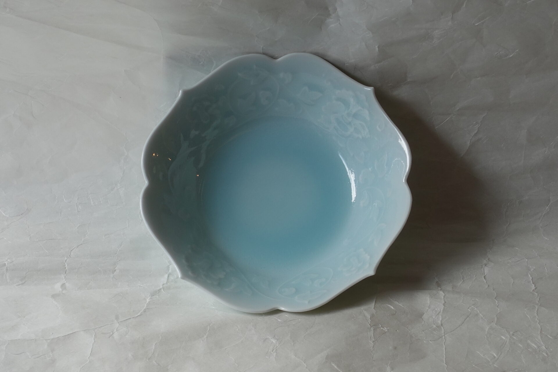 陶磁器 美濃焼 青白磁 6寸鉢 人間国宝 塚本快示 快山窯 品がある きれい 素晴らしい 透明感 彫紋 美しい 気品 唐草 緻密 縁起がいい 繁栄 末永く続く 家運興隆 子孫繁栄 輪花 料理を引き立てる 薄手 繊細 使いやすい 流麗な文様 高い技術 美の極致 美濃焼 鉄瓶 陶器 漆 漆器 有田焼 金継ぎ 焼き物 食器 陶磁器 伝統工芸品 茶碗 工芸品 九谷焼 南部鉄器 陶芸 陶器市 岐阜 焼き物 磁器 瀬戸物 岐阜県 岐阜市 美殿町６−番地 小林漆陶 漆塗り器 織部焼 小林漆器 箸 金継ぎ お香 食器 茶道具 陶器 美濃焼専門店 お皿 ceramics ih pottery うつわ うつわ屋 お皿屋さん お茶 お茶碗 お箸 かまど この辺に陶器屋さんってあります とうきいち やきもの ガラス工房 ギフト　ギフトショップ マグカップ モダン焼物 レンジできる陶器 切子 南部鉄器 どこ　岐阜市南部鉄器販売店 南部鉄器購入 岐阜県器屋 土鍋 岐阜小洒落たお皿 お椀が出る店 器 塗り物 漆塗り 陶器屋さん 食器屋さん お椀 ひのき 岐阜城周辺茶道具 販売陶器 販売陶器屋さん 陶器店 漆器店 岐阜有名な器屋さん 岐阜県食器売ってるところ 岐阜駅 陶器工芸品店 徳利 売ってる店 急須販売 扇子 抹茶 掛け軸 修復 日本陶瓷 漆器 木の食器 樺細工 江戸切子 食器 漆の器 漆器 うるし 漆器店 漆塗 漆椀 火鉢 灰 美殿町商店街 美濃焼ショップ 岐阜市 湯呑み お店 付近 美濃焼き専門店 美濃焼販売 花瓶 茶器 オンライン輪島塗 なつめ 店近くのガラス屋さん 近くの陶器屋さん 酒器 ガラス 金継ぎ依頼 岐阜鉄器鉄瓶 取扱店 Japanese 陶器 修理 陶器専門店 陶器小売店 岐阜陶器屋 陶器店 陶磁器 陶磁器専門店 陶芸家 おすすめ お店 岐阜食洗機対応 漆椀 Gifu JapanesetablewareJapanesecrafts Japaneseceramics Japanesepottery Handcrafted TraditionalCrafts Japaneseculture Traditionalart Japaneseteautensils TeaCeremony Japaneselacquerware インテリア 一輪挿し 入れ物 陶芸 陶芸皿 陶器いろいろ 陶器店 絵皿 絵柄 オンラインショップ 置物 おひつ オーブントースター 置物スタイリッシュ お皿 オブジェ 置物かわいい お皿陶磁器 お椀陶器 陶器欠損補修 花瓶 貫入 傘立て 陶器花 カップ 花 陶磁器 陶器金継ぎ キャニスター 器 急須 京都 金彩 九州 急須 陶芸食器 コーヒーカップ コップ 小物入れ 皿 ごはん鍋 食洗機 修理 食器 修理金継ぎ 陶器販売 瀬戸物 染付 タンブラー 耐熱陶器 茶碗 近くの陶器店 通販 土物 通販 手作り陶器 陶磁器 鍋