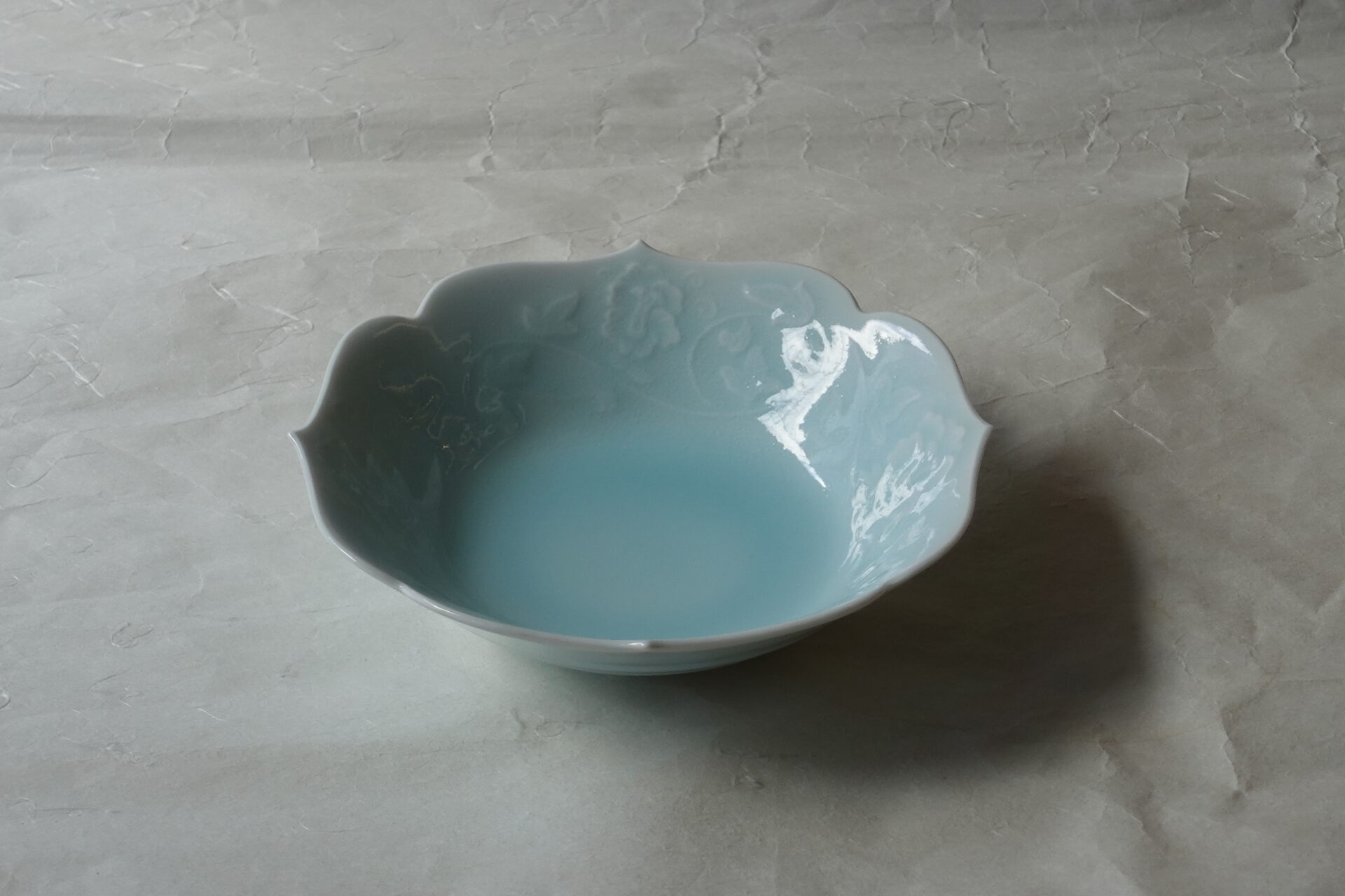 陶磁器 美濃焼 青白磁 6寸鉢 人間国宝 塚本快示 快山窯 品がある きれい 素晴らしい 透明感 彫紋 美しい 気品 唐草 緻密 縁起がいい 繁栄 末永く続く 家運興隆 子孫繁栄 輪花 料理を引き立てる 薄手 繊細 使いやすい 流麗な文様 高い技術 美の極致 美濃焼 鉄瓶 陶器 漆 漆器 有田焼 金継ぎ 焼き物 食器 陶磁器 伝統工芸品 茶碗 工芸品 九谷焼 南部鉄器 陶芸 陶器市 岐阜 焼き物 磁器 瀬戸物 岐阜県 岐阜市 美殿町６−番地 小林漆陶 漆塗り器 織部焼 小林漆器 箸 金継ぎ お香 食器 茶道具 陶器 美濃焼専門店 お皿 ceramics ih pottery うつわ うつわ屋 お皿屋さん お茶 お茶碗 お箸 かまど この辺に陶器屋さんってあります とうきいち やきもの ガラス工房 ギフト　ギフトショップ マグカップ モダン焼物 レンジできる陶器 切子 南部鉄器 どこ　岐阜市南部鉄器販売店 南部鉄器購入 岐阜県器屋 土鍋 岐阜小洒落たお皿 お椀が出る店 器 塗り物 漆塗り 陶器屋さん 食器屋さん お椀 ひのき 岐阜城周辺茶道具 販売陶器 販売陶器屋さん 陶器店 漆器店 岐阜有名な器屋さん 岐阜県食器売ってるところ 岐阜駅 陶器工芸品店 徳利 売ってる店 急須販売 扇子 抹茶 掛け軸 修復 日本陶瓷 漆器 木の食器 樺細工 江戸切子 食器 漆の器 漆器 うるし 漆器店 漆塗 漆椀 火鉢 灰 美殿町商店街 美濃焼ショップ 岐阜市 湯呑み お店 付近 美濃焼き専門店 美濃焼販売 花瓶 茶器 オンライン輪島塗 なつめ 店近くのガラス屋さん 近くの陶器屋さん 酒器 ガラス 金継ぎ依頼 岐阜鉄器鉄瓶 取扱店 Japanese 陶器 修理 陶器専門店 陶器小売店 岐阜陶器屋 陶器店 陶磁器 陶磁器専門店 陶芸家 おすすめ お店 岐阜食洗機対応 漆椀 Gifu JapanesetablewareJapanesecrafts Japaneseceramics Japanesepottery Handcrafted TraditionalCrafts Japaneseculture Traditionalart Japaneseteautensils TeaCeremony Japaneselacquerware インテリア 一輪挿し 入れ物 陶芸 陶芸皿 陶器いろいろ 陶器店 絵皿 絵柄 オンラインショップ 置物 おひつ オーブントースター 置物スタイリッシュ お皿 オブジェ 置物かわいい お皿陶磁器 お椀陶器 陶器欠損補修 花瓶 貫入 傘立て 陶器花 カップ 花 陶磁器 陶器金継ぎ キャニスター 器 急須 京都 金彩 九州 急須 陶芸食器 コーヒーカップ コップ 小物入れ 皿 ごはん鍋 食洗機 修理 食器 修理金継ぎ 陶器販売 瀬戸物 染付 タンブラー 耐熱陶器 茶碗 近くの陶器店 通販 土物 通販 手作り陶器 陶磁器 鍋