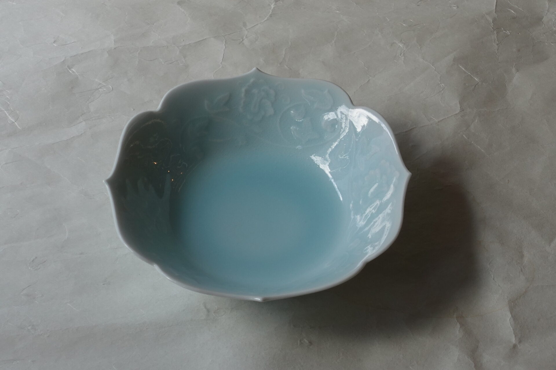 陶磁器 美濃焼 青白磁 6寸鉢 人間国宝 塚本快示 快山窯 品がある きれい 素晴らしい 透明感 彫紋 美しい 気品 唐草 緻密 縁起がいい 繁栄 末永く続く 家運興隆 子孫繁栄 輪花 料理を引き立てる 薄手 繊細 使いやすい 流麗な文様 高い技術 美の極致 美濃焼 鉄瓶 陶器 漆 漆器 有田焼 金継ぎ 焼き物 食器 陶磁器 伝統工芸品 茶碗 工芸品 九谷焼 南部鉄器 陶芸 陶器市 岐阜 焼き物 磁器 瀬戸物 岐阜県 岐阜市 美殿町６−番地 小林漆陶 漆塗り器 織部焼 小林漆器 箸 金継ぎ お香 食器 茶道具 陶器 美濃焼専門店 お皿 ceramics ih pottery うつわ うつわ屋 お皿屋さん お茶 お茶碗 お箸 かまど この辺に陶器屋さんってあります とうきいち やきもの ガラス工房 ギフト　ギフトショップ マグカップ モダン焼物 レンジできる陶器 切子 南部鉄器 どこ　岐阜市南部鉄器販売店 南部鉄器購入 岐阜県器屋 土鍋 岐阜小洒落たお皿 お椀が出る店 器 塗り物 漆塗り 陶器屋さん 食器屋さん お椀 ひのき 岐阜城周辺茶道具 販売陶器 販売陶器屋さん 陶器店 漆器店 岐阜有名な器屋さん 岐阜県食器売ってるところ 岐阜駅 陶器工芸品店 徳利 売ってる店 急須販売 扇子 抹茶 掛け軸 修復 日本陶瓷 漆器 木の食器 樺細工 江戸切子 食器 漆の器 漆器 うるし 漆器店 漆塗 漆椀 火鉢 灰 美殿町商店街 美濃焼ショップ 岐阜市 湯呑み お店 付近 美濃焼き専門店 美濃焼販売 花瓶 茶器 オンライン輪島塗 なつめ 店近くのガラス屋さん 近くの陶器屋さん 酒器 ガラス 金継ぎ依頼 岐阜鉄器鉄瓶 取扱店 Japanese 陶器 修理 陶器専門店 陶器小売店 岐阜陶器屋 陶器店 陶磁器 陶磁器専門店 陶芸家 おすすめ お店 岐阜食洗機対応 漆椀 Gifu JapanesetablewareJapanesecrafts Japaneseceramics Japanesepottery Handcrafted TraditionalCrafts Japaneseculture Traditionalart Japaneseteautensils TeaCeremony Japaneselacquerware インテリア 一輪挿し 入れ物 陶芸 陶芸皿 陶器いろいろ 陶器店 絵皿 絵柄 オンラインショップ 置物 おひつ オーブントースター 置物スタイリッシュ お皿 オブジェ 置物かわいい お皿陶磁器 お椀陶器 陶器欠損補修 花瓶 貫入 傘立て 陶器花 カップ 花 陶磁器 陶器金継ぎ キャニスター 器 急須 京都 金彩 九州 急須 陶芸食器 コーヒーカップ コップ 小物入れ 皿 ごはん鍋 食洗機 修理 食器 修理金継ぎ 陶器販売 瀬戸物 染付 タンブラー 耐熱陶器 茶碗 近くの陶器店 通販 土物 通販 手作り陶器 陶磁器 鍋