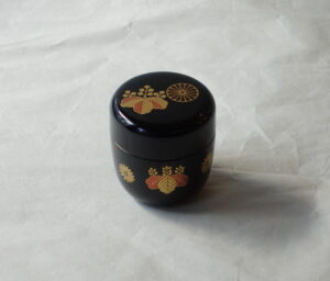 茶道 茶の湯 茶道具 越前塗 木製 茶器 中棗 薄茶 菊桐蒔絵 華麗 漆器 美濃焼 鉄瓶 陶器 漆 漆器 有田焼 金継ぎ 焼き物 食器 陶磁器 伝統工芸品 茶碗 工芸品 九谷焼 南部鉄器 陶芸 陶器市 岐阜 焼き物 磁器 瀬戸物 岐阜県 岐阜市 美殿町６−番地 小林漆陶 漆塗り器 織部焼 小林漆器 箸 金継ぎ お香 食器 茶道具 陶器 美濃焼専門店 お皿 ceramics ih pottery うつわ うつわ屋 お皿屋さん お茶 お茶碗 お箸 かまど この辺に陶器屋さんってあります とうきいち やきもの ガラス工房 ギフト　ギフトショップ マグカップ モダン焼物 レンジできる陶器 切子 南部鉄器 どこ　岐阜市南部鉄器販売店 南部鉄器購入 岐阜県器屋 土鍋 岐阜小洒落たお皿 お椀が出る店 器 塗り物 漆塗り 陶器屋さん 食器屋さん お椀 ひのき 岐阜城周辺茶道具 販売陶器 販売陶器屋さん 陶器店 漆器店 岐阜有名な器屋さん 岐阜県食器売ってるところ 岐阜駅 陶器工芸品店 徳利 売ってる店 急須販売 扇子 抹茶 掛け軸 修復 日本陶瓷 漆器 木の食器 樺細工 江戸切子 食器 漆の器 漆器 うるし 漆器店 漆塗 漆椀 火鉢 灰 美殿町商店街 美濃焼ショップ 岐阜市 湯呑み お店 付近 美濃焼き専門店 美濃焼販売 花瓶 茶器 オンライン輪島塗 なつめ 店近くのガラス屋さん 近くの陶器屋さん 酒器 ガラス 金継ぎ依頼 岐阜鉄器鉄瓶 取扱店 Japanese 陶器 修理 陶器専門店 陶器小売店 岐阜陶器屋 陶器店 陶磁器 陶磁器専門店 陶芸家 おすすめ お店 岐阜食洗機対応 漆椀 Gifu JapanesetablewareJapanesecrafts Japaneseceramics Japanesepottery Handcrafted TraditionalCrafts Japaneseculture Traditionalart Japaneseteautensils TeaCeremony Japaneselacquerware 棗 お茶道具セット 近くの茶道具店 荒目板 茶道具の扱い方 一閑茶張り 茶道具一式 糸巻棚 裏千家入門セット 薄板 歌花筒 茶道具通販 裏千家 円座 干支扇子 オンラインショップ 茶道具オンライン 茶道稽古セット 表千家茶道具 お抹茶セット 釜 かいし 懐紙 菓子器 懐紙入れ 皆具 官休庵 黒文字 桑小卓 黒茶碗 黒柿 建水 結界 携帯用茶道具 稽古用茶道具 香合 香炉 茶通箱 初心者セット 仕覆 茶道具収納箱 敷板 杓立て すいはつ 数寄屋袋 透木釜 数茶碗 炭斗 水滴 すいはつ 茶道具専門店