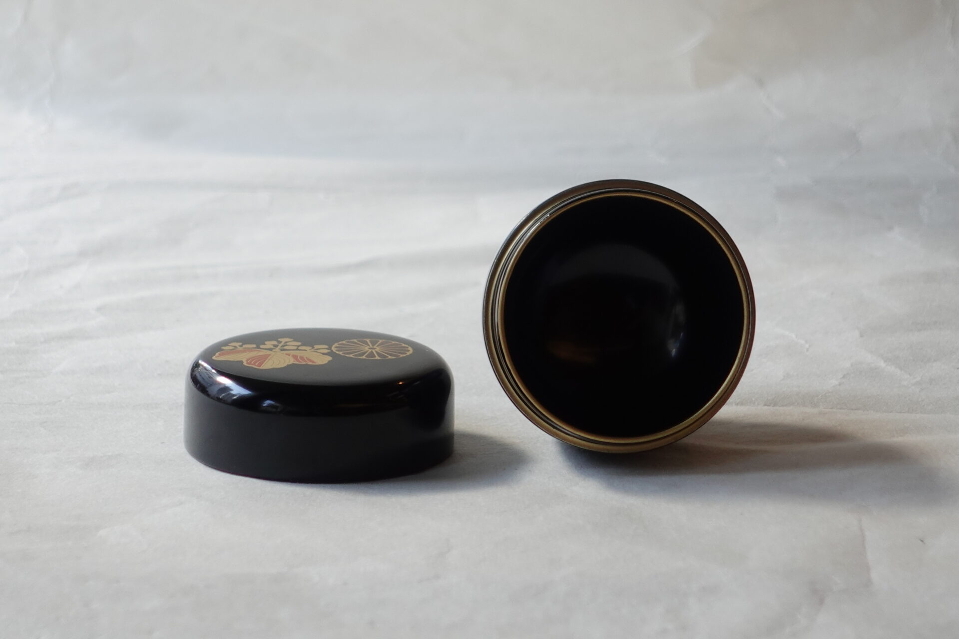 茶道 茶の湯 茶道具 越前塗 木製 茶器 中棗 薄茶 菊桐蒔絵 華麗 漆器 美濃焼 鉄瓶 陶器 漆 漆器 有田焼 金継ぎ 焼き物 食器 陶磁器 伝統工芸品 茶碗 工芸品 九谷焼 南部鉄器 陶芸 陶器市 岐阜 焼き物 磁器 瀬戸物 岐阜県 岐阜市 美殿町６−番地 小林漆陶 漆塗り器 織部焼 小林漆器 箸 金継ぎ お香 食器 茶道具 陶器 美濃焼専門店 お皿 ceramics ih pottery うつわ うつわ屋 お皿屋さん お茶 お茶碗 お箸 かまど この辺に陶器屋さんってあります とうきいち やきもの ガラス工房 ギフト　ギフトショップ マグカップ モダン焼物 レンジできる陶器 切子 南部鉄器 どこ　岐阜市南部鉄器販売店 南部鉄器購入 岐阜県器屋 土鍋 岐阜小洒落たお皿 お椀が出る店 器 塗り物 漆塗り 陶器屋さん 食器屋さん お椀 ひのき 岐阜城周辺茶道具 販売陶器 販売陶器屋さん 陶器店 漆器店 岐阜有名な器屋さん 岐阜県食器売ってるところ 岐阜駅 陶器工芸品店 徳利 売ってる店 急須販売 扇子 抹茶 掛け軸 修復 日本陶瓷 漆器 木の食器 樺細工 江戸切子 食器 漆の器 漆器 うるし 漆器店 漆塗 漆椀 火鉢 灰 美殿町商店街 美濃焼ショップ 岐阜市 湯呑み お店 付近 美濃焼き専門店 美濃焼販売 花瓶 茶器 オンライン輪島塗 なつめ 店近くのガラス屋さん 近くの陶器屋さん 酒器 ガラス 金継ぎ依頼 岐阜鉄器鉄瓶 取扱店 Japanese 陶器 修理 陶器専門店 陶器小売店 岐阜陶器屋 陶器店 陶磁器 陶磁器専門店 陶芸家 おすすめ お店 岐阜食洗機対応 漆椀 Gifu JapanesetablewareJapanesecrafts Japaneseceramics Japanesepottery Handcrafted TraditionalCrafts Japaneseculture Traditionalart Japaneseteautensils TeaCeremony Japaneselacquerware 棗 お茶道具セット 近くの茶道具店 荒目板 茶道具の扱い方 一閑茶張り 茶道具一式 糸巻棚 裏千家入門セット 薄板 歌花筒 茶道具通販 裏千家 円座 干支扇子 オンラインショップ 茶道具オンライン 茶道稽古セット 表千家茶道具 お抹茶セット 釜 かいし 懐紙 菓子器 懐紙入れ 皆具 官休庵 黒文字 桑小卓 黒茶碗 黒柿 建水 結界 携帯用茶道具 稽古用茶道具 香合 香炉 茶通箱 初心者セット 仕覆 茶道具収納箱 敷板 杓立て すいはつ 数寄屋袋 透木釜 数茶碗 炭斗 水滴 すいはつ 茶道具専門店