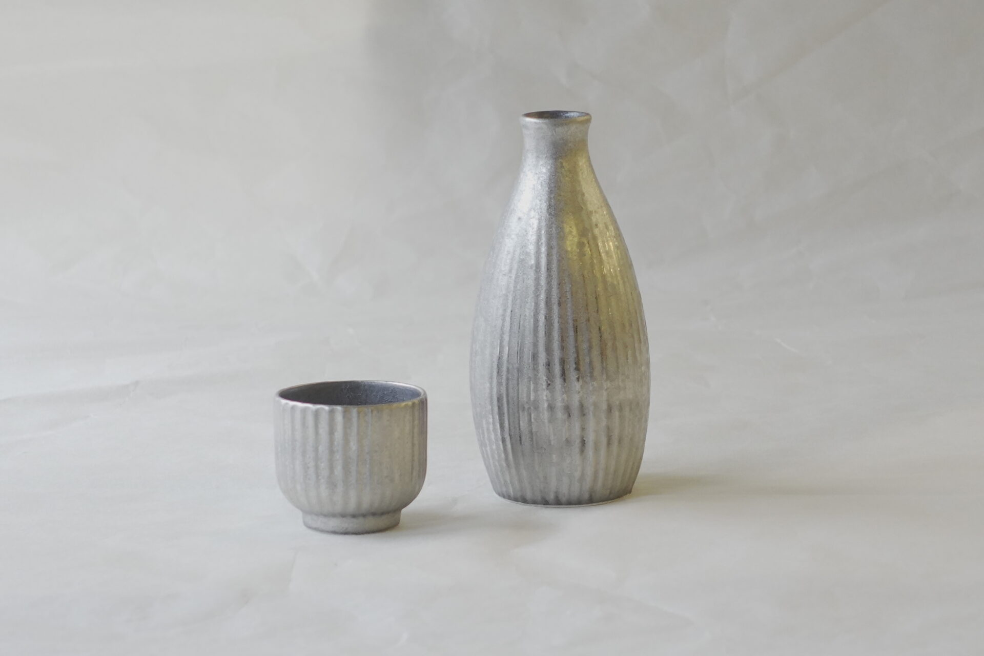 陶磁器 有田焼 酒器 ぐい呑み 徳利 一合 銀彩 黒結晶釉 シルバー 洒落たデザイン スタイリッシュ 薄手 軽い 扱いやすい 軽量 使いやすい 実用的 機能性 美濃焼 鉄瓶 陶器 漆 漆器 有田焼 金継ぎ 焼き物 食器 陶磁器 伝統工芸品 茶碗 工芸品 九谷焼 南部鉄器 陶芸 陶器市 岐阜 焼き物 磁器 瀬戸物 岐阜県 岐阜市 美殿町６−番地 小林漆陶 漆塗り器 織部焼 小林漆器 箸 金継ぎ お香 食器 茶道具 陶器 美濃焼専門店 お皿 ceramics ih pottery うつわ うつわ屋 お皿屋さん お茶 お茶碗 お箸 かまど この辺に陶器屋さんってあります とうきいち やきもの ガラス工房 ギフト　ギフトショップ マグカップ モダン焼物 レンジできる陶器 切子 南部鉄器 どこ　岐阜市南部鉄器販売店 南部鉄器購入 岐阜県器屋 土鍋 岐阜小洒落たお皿 お椀が出る店 器 塗り物 漆塗り 陶器屋さん 食器屋さん お椀 ひのき 岐阜城周辺茶道具 販売陶器 販売陶器屋さん 陶器店 漆器店 岐阜有名な器屋さん 岐阜県食器売ってるところ 岐阜駅 陶器工芸品店 徳利 売ってる店 急須販売 扇子 抹茶 掛け軸 修復 日本陶瓷 漆器 木の食器 樺細工 江戸切子 食器 漆の器 漆器 うるし 漆器店 漆塗 漆椀 火鉢 灰 美殿町商店街 美濃焼ショップ 岐阜市 湯呑み お店 付近 美濃焼き専門店 美濃焼販売 花瓶 茶器 オンライン輪島塗 なつめ 店近くのガラス屋さん 近くの陶器屋さん 酒器 ガラス 金継ぎ依頼 岐阜鉄器鉄瓶 取扱店 Japanese 陶器 修理 陶器専門店 陶器小売店 岐阜陶器屋 陶器店 陶磁器 陶磁器専門店 陶芸家 おすすめ お店 岐阜食洗機対応 漆椀 Gifu JapanesetablewareJapanesecrafts Japaneseceramics Japanesepottery Handcrafted TraditionalCrafts Japaneseculture Traditionalart Japaneseteautensils TeaCeremony Japaneselacquerware インテリア 一輪挿し 入れ物 陶芸 陶芸皿 陶器いろいろ 陶器店 絵皿 絵柄 オンラインショップ 置物 おひつ オーブントースター 置物スタイリッシュ お皿 オブジェ 置物かわいい お皿陶磁器 お椀陶器 陶器欠損補修 花瓶 貫入 傘立て 陶器花 カップ 花 陶磁器 陶器金継ぎ キャニスター 器 急須 京都 金彩 九州 急須 陶芸食器 コーヒーカップ コップ 小物入れ 皿 ごはん鍋 食洗機 修理 食器 修理金継ぎ 陶器販売 瀬戸物 染付 タンブラー 耐熱陶器 茶碗 近くの陶器店 通販 土物 通販 手作り陶器 陶磁器 鍋