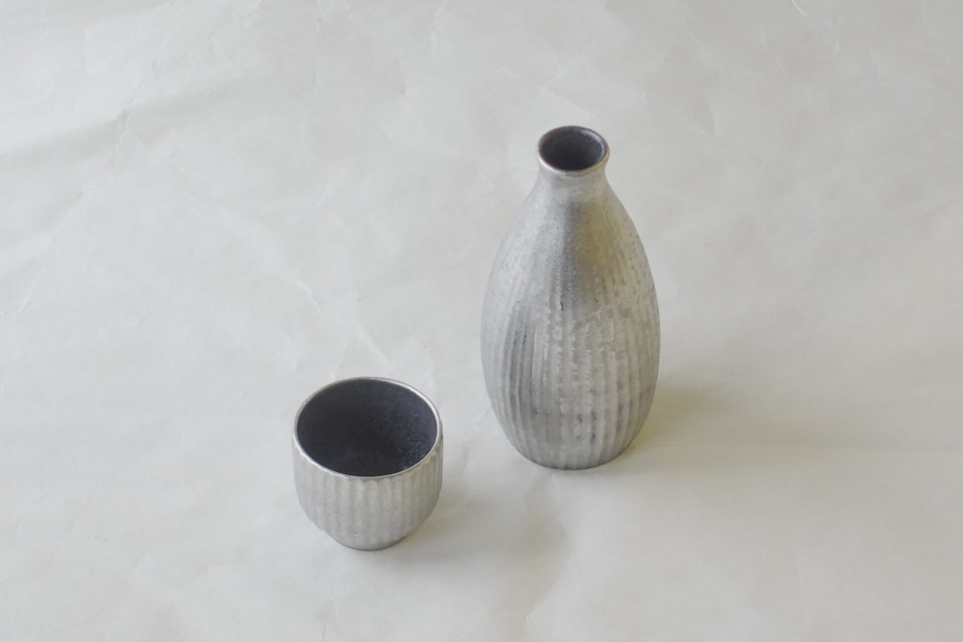 陶磁器 有田焼 酒器 ぐい呑み 徳利 一合 銀彩 黒結晶釉 シルバー 洒落たデザイン スタイリッシュ 薄手 軽い 扱いやすい 軽量 使いやすい 実用的 機能性 美濃焼 鉄瓶 陶器 漆 漆器 有田焼 金継ぎ 焼き物 食器 陶磁器 伝統工芸品 茶碗 工芸品 九谷焼 南部鉄器 陶芸 陶器市 岐阜 焼き物 磁器 瀬戸物 岐阜県 岐阜市 美殿町６−番地 小林漆陶 漆塗り器 織部焼 小林漆器 箸 金継ぎ お香 食器 茶道具 陶器 美濃焼専門店 お皿 ceramics ih pottery うつわ うつわ屋 お皿屋さん お茶 お茶碗 お箸 かまど この辺に陶器屋さんってあります とうきいち やきもの ガラス工房 ギフト　ギフトショップ マグカップ モダン焼物 レンジできる陶器 切子 南部鉄器 どこ　岐阜市南部鉄器販売店 南部鉄器購入 岐阜県器屋 土鍋 岐阜小洒落たお皿 お椀が出る店 器 塗り物 漆塗り 陶器屋さん 食器屋さん お椀 ひのき 岐阜城周辺茶道具 販売陶器 販売陶器屋さん 陶器店 漆器店 岐阜有名な器屋さん 岐阜県食器売ってるところ 岐阜駅 陶器工芸品店 徳利 売ってる店 急須販売 扇子 抹茶 掛け軸 修復 日本陶瓷 漆器 木の食器 樺細工 江戸切子 食器 漆の器 漆器 うるし 漆器店 漆塗 漆椀 火鉢 灰 美殿町商店街 美濃焼ショップ 岐阜市 湯呑み お店 付近 美濃焼き専門店 美濃焼販売 花瓶 茶器 オンライン輪島塗 なつめ 店近くのガラス屋さん 近くの陶器屋さん 酒器 ガラス 金継ぎ依頼 岐阜鉄器鉄瓶 取扱店 Japanese 陶器 修理 陶器専門店 陶器小売店 岐阜陶器屋 陶器店 陶磁器 陶磁器専門店 陶芸家 おすすめ お店 岐阜食洗機対応 漆椀 Gifu JapanesetablewareJapanesecrafts Japaneseceramics Japanesepottery Handcrafted TraditionalCrafts Japaneseculture Traditionalart Japaneseteautensils TeaCeremony Japaneselacquerware インテリア 一輪挿し 入れ物 陶芸 陶芸皿 陶器いろいろ 陶器店 絵皿 絵柄 オンラインショップ 置物 おひつ オーブントースター 置物スタイリッシュ お皿 オブジェ 置物かわいい お皿陶磁器 お椀陶器 陶器欠損補修 花瓶 貫入 傘立て 陶器花 カップ 花 陶磁器 陶器金継ぎ キャニスター 器 急須 京都 金彩 九州 急須 陶芸食器 コーヒーカップ コップ 小物入れ 皿 ごはん鍋 食洗機 修理 食器 修理金継ぎ 陶器販売 瀬戸物 染付 タンブラー 耐熱陶器 茶碗 近くの陶器店 通販 土物 通販 手作り陶器 陶磁器 鍋