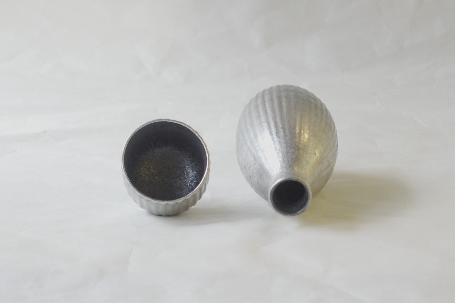 陶磁器 有田焼 酒器 ぐい呑み 徳利 一合 銀彩 黒結晶釉 シルバー 洒落たデザイン スタイリッシュ 薄手 軽い 扱いやすい 軽量 使いやすい 実用的 機能性 美濃焼 鉄瓶 陶器 漆 漆器 有田焼 金継ぎ 焼き物 食器 陶磁器 伝統工芸品 茶碗 工芸品 九谷焼 南部鉄器 陶芸 陶器市 岐阜 焼き物 磁器 瀬戸物 岐阜県 岐阜市 美殿町６−番地 小林漆陶 漆塗り器 織部焼 小林漆器 箸 金継ぎ お香 食器 茶道具 陶器 美濃焼専門店 お皿 ceramics ih pottery うつわ うつわ屋 お皿屋さん お茶 お茶碗 お箸 かまど この辺に陶器屋さんってあります とうきいち やきもの ガラス工房 ギフト　ギフトショップ マグカップ モダン焼物 レンジできる陶器 切子 南部鉄器 どこ　岐阜市南部鉄器販売店 南部鉄器購入 岐阜県器屋 土鍋 岐阜小洒落たお皿 お椀が出る店 器 塗り物 漆塗り 陶器屋さん 食器屋さん お椀 ひのき 岐阜城周辺茶道具 販売陶器 販売陶器屋さん 陶器店 漆器店 岐阜有名な器屋さん 岐阜県食器売ってるところ 岐阜駅 陶器工芸品店 徳利 売ってる店 急須販売 扇子 抹茶 掛け軸 修復 日本陶瓷 漆器 木の食器 樺細工 江戸切子 食器 漆の器 漆器 うるし 漆器店 漆塗 漆椀 火鉢 灰 美殿町商店街 美濃焼ショップ 岐阜市 湯呑み お店 付近 美濃焼き専門店 美濃焼販売 花瓶 茶器 オンライン輪島塗 なつめ 店近くのガラス屋さん 近くの陶器屋さん 酒器 ガラス 金継ぎ依頼 岐阜鉄器鉄瓶 取扱店 Japanese 陶器 修理 陶器専門店 陶器小売店 岐阜陶器屋 陶器店 陶磁器 陶磁器専門店 陶芸家 おすすめ お店 岐阜食洗機対応 漆椀 Gifu JapanesetablewareJapanesecrafts Japaneseceramics Japanesepottery Handcrafted TraditionalCrafts Japaneseculture Traditionalart Japaneseteautensils TeaCeremony Japaneselacquerware インテリア 一輪挿し 入れ物 陶芸 陶芸皿 陶器いろいろ 陶器店 絵皿 絵柄 オンラインショップ 置物 おひつ オーブントースター 置物スタイリッシュ お皿 オブジェ 置物かわいい お皿陶磁器 お椀陶器 陶器欠損補修 花瓶 貫入 傘立て 陶器花 カップ 花 陶磁器 陶器金継ぎ キャニスター 器 急須 京都 金彩 九州 急須 陶芸食器 コーヒーカップ コップ 小物入れ 皿 ごはん鍋 食洗機 修理 食器 修理金継ぎ 陶器販売 瀬戸物 染付 タンブラー 耐熱陶器 茶碗 近くの陶器店 通販 土物 通販 手作り陶器 陶磁器 鍋