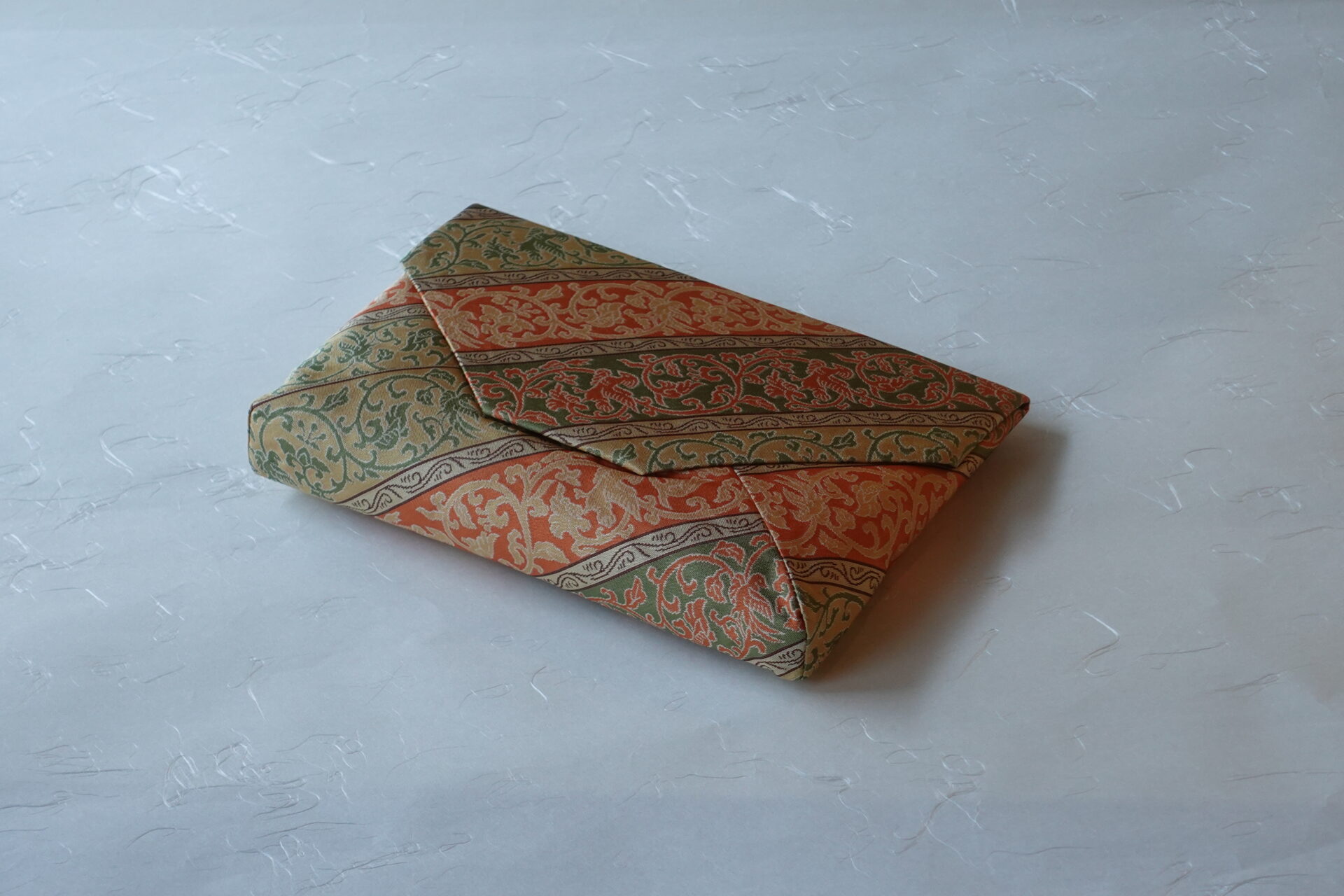 茶道 茶の湯 茶道具 日本製 正絹 数寄屋袋 和装 正倉院唐草花鳥紋 奈良時代 華麗 繁栄 長寿 吉祥文様 子孫繁栄 縁起がいい 美しい 格調高い 伝統的 名物裂 歴史 茶人 美濃焼 鉄瓶 陶器 漆 漆器 有田焼 金継ぎ 焼き物 食器 陶磁器 伝統工芸品 茶碗 工芸品 九谷焼 南部鉄器 陶芸 陶器市 岐阜 焼き物 磁器 瀬戸物 岐阜県 岐阜市 美殿町６−番地 小林漆陶 漆塗り器 織部焼 小林漆器 箸 金継ぎ お香 食器 茶道具 陶器 美濃焼専門店 お皿 ceramics ih pottery うつわ うつわ屋 お皿屋さん お茶 お茶碗 お箸 かまど この辺に陶器屋さんってあります とうきいち やきもの ガラス工房 ギフト　ギフトショップ マグカップ モダン焼物 レンジできる陶器 切子 南部鉄器 どこ　岐阜市南部鉄器販売店 南部鉄器購入 岐阜県器屋 土鍋 岐阜小洒落たお皿 お椀が出る店 器 塗り物 漆塗り 陶器屋さん 食器屋さん お椀 ひのき 岐阜城周辺茶道具 販売陶器 販売陶器屋さん 陶器店 漆器店 岐阜有名な器屋さん 岐阜県食器売ってるところ 岐阜駅 陶器工芸品店 徳利 売ってる店 急須販売 扇子 抹茶 掛け軸 修復 日本陶瓷 漆器 木の食器 樺細工 江戸切子 食器 漆の器 漆器 うるし 漆器店 漆塗 漆椀 火鉢 灰 美殿町商店街 美濃焼ショップ 岐阜市 湯呑み お店 付近 美濃焼き専門店 美濃焼販売 花瓶 茶器 オンライン輪島塗 なつめ 店近くのガラス屋さん 近くの陶器屋さん 酒器 ガラス 金継ぎ依頼 岐阜鉄器鉄瓶 取扱店 Japanese 陶器 修理 陶器専門店 陶器小売店 岐阜陶器屋 陶器店 陶磁器 陶磁器専門店 陶芸家 おすすめ お店 岐阜食洗機対応 漆椀 Gifu JapanesetablewareJapanesecrafts Japaneseceramics Japanesepottery Handcrafted TraditionalCrafts Japaneseculture Traditionalart Japaneseteautensils TeaCeremony Japaneselacquerware 棗 お茶道具セット 近くの茶道具店 荒目板 茶道具の扱い方 一閑茶張り 茶道具一式 糸巻棚 裏千家入門セット 薄板 歌花筒 茶道具通販 裏千家 円座 干支扇子 オンラインショップ 茶道具オンライン 茶道稽古セット 表千家茶道具 お抹茶セット 釜 かいし 懐紙 菓子器 懐紙入れ 皆具 官休庵 黒文字 桑小卓 黒茶碗 黒柿 建水 結界 携帯用茶道具 稽古用茶道具 香合 香炉 茶通箱 初心者セット 仕覆 茶道具収納箱 敷板 杓立て すいはつ 数寄屋袋 透木釜 数茶碗 炭斗 水滴 すいはつ 茶道具専門店