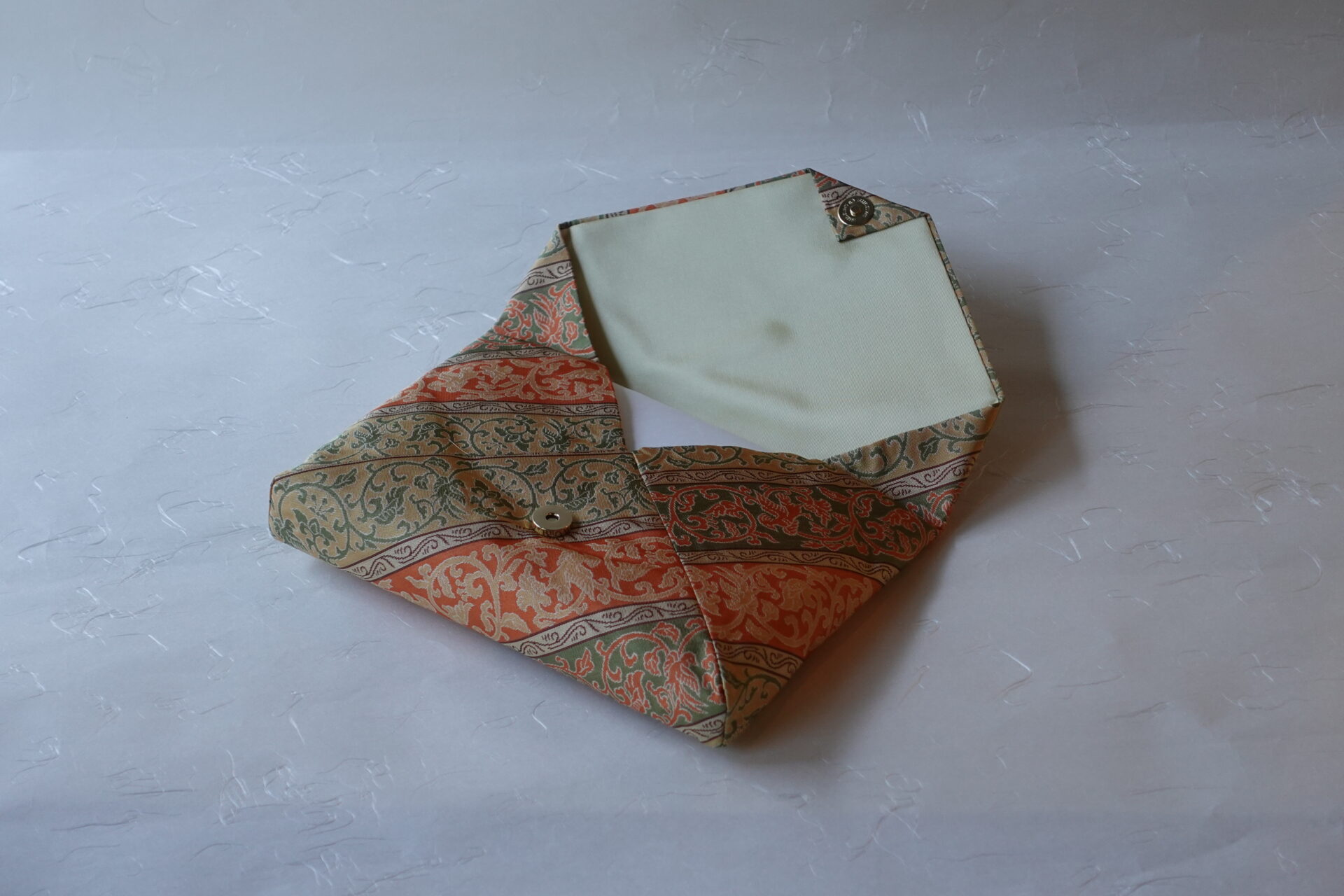 茶道 茶の湯 茶道具 日本製 正絹 数寄屋袋 和装 正倉院唐草花鳥紋 奈良時代 華麗 繁栄 長寿 吉祥文様 子孫繁栄 縁起がいい 美しい 格調高い 伝統的 名物裂 歴史 茶人 美濃焼 鉄瓶 陶器 漆 漆器 有田焼 金継ぎ 焼き物 食器 陶磁器 伝統工芸品 茶碗 工芸品 九谷焼 南部鉄器 陶芸 陶器市 岐阜 焼き物 磁器 瀬戸物 岐阜県 岐阜市 美殿町６−番地 小林漆陶 漆塗り器 織部焼 小林漆器 箸 金継ぎ お香 食器 茶道具 陶器 美濃焼専門店 お皿 ceramics ih pottery うつわ うつわ屋 お皿屋さん お茶 お茶碗 お箸 かまど この辺に陶器屋さんってあります とうきいち やきもの ガラス工房 ギフト　ギフトショップ マグカップ モダン焼物 レンジできる陶器 切子 南部鉄器 どこ　岐阜市南部鉄器販売店 南部鉄器購入 岐阜県器屋 土鍋 岐阜小洒落たお皿 お椀が出る店 器 塗り物 漆塗り 陶器屋さん 食器屋さん お椀 ひのき 岐阜城周辺茶道具 販売陶器 販売陶器屋さん 陶器店 漆器店 岐阜有名な器屋さん 岐阜県食器売ってるところ 岐阜駅 陶器工芸品店 徳利 売ってる店 急須販売 扇子 抹茶 掛け軸 修復 日本陶瓷 漆器 木の食器 樺細工 江戸切子 食器 漆の器 漆器 うるし 漆器店 漆塗 漆椀 火鉢 灰 美殿町商店街 美濃焼ショップ 岐阜市 湯呑み お店 付近 美濃焼き専門店 美濃焼販売 花瓶 茶器 オンライン輪島塗 なつめ 店近くのガラス屋さん 近くの陶器屋さん 酒器 ガラス 金継ぎ依頼 岐阜鉄器鉄瓶 取扱店 Japanese 陶器 修理 陶器専門店 陶器小売店 岐阜陶器屋 陶器店 陶磁器 陶磁器専門店 陶芸家 おすすめ お店 岐阜食洗機対応 漆椀 Gifu JapanesetablewareJapanesecrafts Japaneseceramics Japanesepottery Handcrafted TraditionalCrafts Japaneseculture Traditionalart Japaneseteautensils TeaCeremony Japaneselacquerware 棗 お茶道具セット 近くの茶道具店 荒目板 茶道具の扱い方 一閑茶張り 茶道具一式 糸巻棚 裏千家入門セット 薄板 歌花筒 茶道具通販 裏千家 円座 干支扇子 オンラインショップ 茶道具オンライン 茶道稽古セット 表千家茶道具 お抹茶セット 釜 かいし 懐紙 菓子器 懐紙入れ 皆具 官休庵 黒文字 桑小卓 黒茶碗 黒柿 建水 結界 携帯用茶道具 稽古用茶道具 香合 香炉 茶通箱 初心者セット 仕覆 茶道具収納箱 敷板 杓立て すいはつ 数寄屋袋 透木釜 数茶碗 炭斗 水滴 すいはつ 茶道具専門店