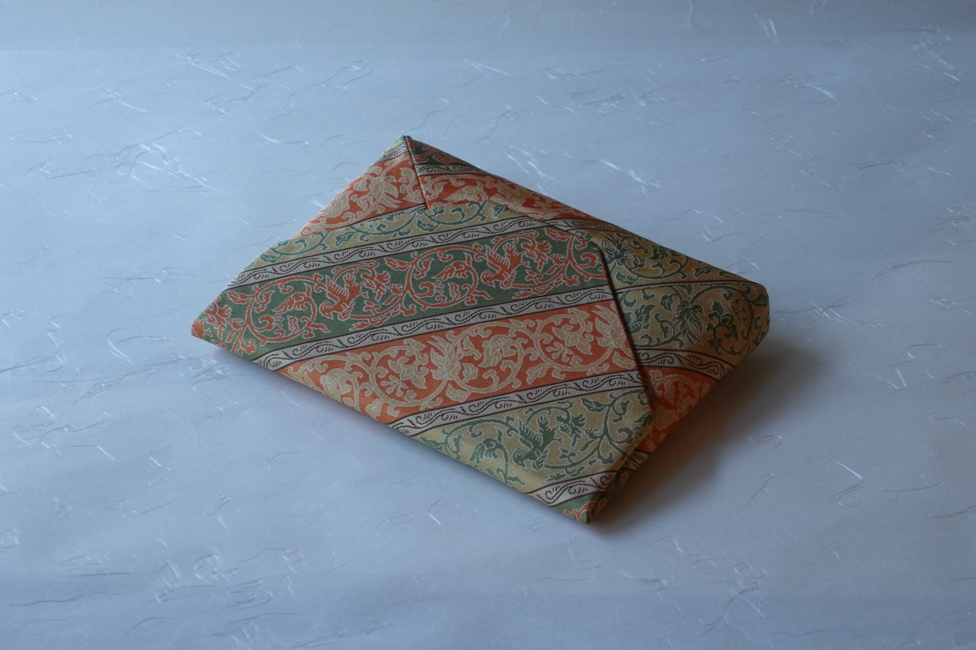 茶道 茶の湯 茶道具 日本製 正絹 数寄屋袋 和装 正倉院唐草花鳥紋 奈良時代 華麗 繁栄 長寿 吉祥文様 子孫繁栄 縁起がいい 美しい 格調高い 伝統的 名物裂 歴史 茶人 美濃焼 鉄瓶 陶器 漆 漆器 有田焼 金継ぎ 焼き物 食器 陶磁器 伝統工芸品 茶碗 工芸品 九谷焼 南部鉄器 陶芸 陶器市 岐阜 焼き物 磁器 瀬戸物 岐阜県 岐阜市 美殿町６−番地 小林漆陶 漆塗り器 織部焼 小林漆器 箸 金継ぎ お香 食器 茶道具 陶器 美濃焼専門店 お皿 ceramics ih pottery うつわ うつわ屋 お皿屋さん お茶 お茶碗 お箸 かまど この辺に陶器屋さんってあります とうきいち やきもの ガラス工房 ギフト　ギフトショップ マグカップ モダン焼物 レンジできる陶器 切子 南部鉄器 どこ　岐阜市南部鉄器販売店 南部鉄器購入 岐阜県器屋 土鍋 岐阜小洒落たお皿 お椀が出る店 器 塗り物 漆塗り 陶器屋さん 食器屋さん お椀 ひのき 岐阜城周辺茶道具 販売陶器 販売陶器屋さん 陶器店 漆器店 岐阜有名な器屋さん 岐阜県食器売ってるところ 岐阜駅 陶器工芸品店 徳利 売ってる店 急須販売 扇子 抹茶 掛け軸 修復 日本陶瓷 漆器 木の食器 樺細工 江戸切子 食器 漆の器 漆器 うるし 漆器店 漆塗 漆椀 火鉢 灰 美殿町商店街 美濃焼ショップ 岐阜市 湯呑み お店 付近 美濃焼き専門店 美濃焼販売 花瓶 茶器 オンライン輪島塗 なつめ 店近くのガラス屋さん 近くの陶器屋さん 酒器 ガラス 金継ぎ依頼 岐阜鉄器鉄瓶 取扱店 Japanese 陶器 修理 陶器専門店 陶器小売店 岐阜陶器屋 陶器店 陶磁器 陶磁器専門店 陶芸家 おすすめ お店 岐阜食洗機対応 漆椀 Gifu JapanesetablewareJapanesecrafts Japaneseceramics Japanesepottery Handcrafted TraditionalCrafts Japaneseculture Traditionalart Japaneseteautensils TeaCeremony Japaneselacquerware 棗 お茶道具セット 近くの茶道具店 荒目板 茶道具の扱い方 一閑茶張り 茶道具一式 糸巻棚 裏千家入門セット 薄板 歌花筒 茶道具通販 裏千家 円座 干支扇子 オンラインショップ 茶道具オンライン 茶道稽古セット 表千家茶道具 お抹茶セット 釜 かいし 懐紙 菓子器 懐紙入れ 皆具 官休庵 黒文字 桑小卓 黒茶碗 黒柿 建水 結界 携帯用茶道具 稽古用茶道具 香合 香炉 茶通箱 初心者セット 仕覆 茶道具収納箱 敷板 杓立て すいはつ 数寄屋袋 透木釜 数茶碗 炭斗 水滴 すいはつ 茶道具専門店