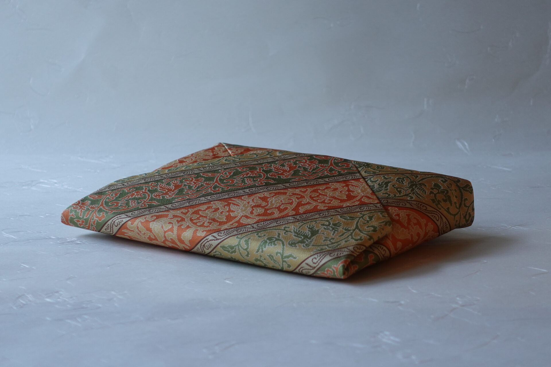 茶道 茶の湯 茶道具 日本製 正絹 数寄屋袋 和装 正倉院唐草花鳥紋 奈良時代 華麗 繁栄 長寿 吉祥文様 子孫繁栄 縁起がいい 美しい 格調高い 伝統的 名物裂 歴史 茶人 美濃焼 鉄瓶 陶器 漆 漆器 有田焼 金継ぎ 焼き物 食器 陶磁器 伝統工芸品 茶碗 工芸品 九谷焼 南部鉄器 陶芸 陶器市 岐阜 焼き物 磁器 瀬戸物 岐阜県 岐阜市 美殿町６−番地 小林漆陶 漆塗り器 織部焼 小林漆器 箸 金継ぎ お香 食器 茶道具 陶器 美濃焼専門店 お皿 ceramics ih pottery うつわ うつわ屋 お皿屋さん お茶 お茶碗 お箸 かまど この辺に陶器屋さんってあります とうきいち やきもの ガラス工房 ギフト　ギフトショップ マグカップ モダン焼物 レンジできる陶器 切子 南部鉄器 どこ　岐阜市南部鉄器販売店 南部鉄器購入 岐阜県器屋 土鍋 岐阜小洒落たお皿 お椀が出る店 器 塗り物 漆塗り 陶器屋さん 食器屋さん お椀 ひのき 岐阜城周辺茶道具 販売陶器 販売陶器屋さん 陶器店 漆器店 岐阜有名な器屋さん 岐阜県食器売ってるところ 岐阜駅 陶器工芸品店 徳利 売ってる店 急須販売 扇子 抹茶 掛け軸 修復 日本陶瓷 漆器 木の食器 樺細工 江戸切子 食器 漆の器 漆器 うるし 漆器店 漆塗 漆椀 火鉢 灰 美殿町商店街 美濃焼ショップ 岐阜市 湯呑み お店 付近 美濃焼き専門店 美濃焼販売 花瓶 茶器 オンライン輪島塗 なつめ 店近くのガラス屋さん 近くの陶器屋さん 酒器 ガラス 金継ぎ依頼 岐阜鉄器鉄瓶 取扱店 Japanese 陶器 修理 陶器専門店 陶器小売店 岐阜陶器屋 陶器店 陶磁器 陶磁器専門店 陶芸家 おすすめ お店 岐阜食洗機対応 漆椀 Gifu JapanesetablewareJapanesecrafts Japaneseceramics Japanesepottery Handcrafted TraditionalCrafts Japaneseculture Traditionalart Japaneseteautensils TeaCeremony Japaneselacquerware 棗 お茶道具セット 近くの茶道具店 荒目板 茶道具の扱い方 一閑茶張り 茶道具一式 糸巻棚 裏千家入門セット 薄板 歌花筒 茶道具通販 裏千家 円座 干支扇子 オンラインショップ 茶道具オンライン 茶道稽古セット 表千家茶道具 お抹茶セット 釜 かいし 懐紙 菓子器 懐紙入れ 皆具 官休庵 黒文字 桑小卓 黒茶碗 黒柿 建水 結界 携帯用茶道具 稽古用茶道具 香合 香炉 茶通箱 初心者セット 仕覆 茶道具収納箱 敷板 杓立て すいはつ 数寄屋袋 透木釜 数茶碗 炭斗 水滴 すいはつ 茶道具専門店