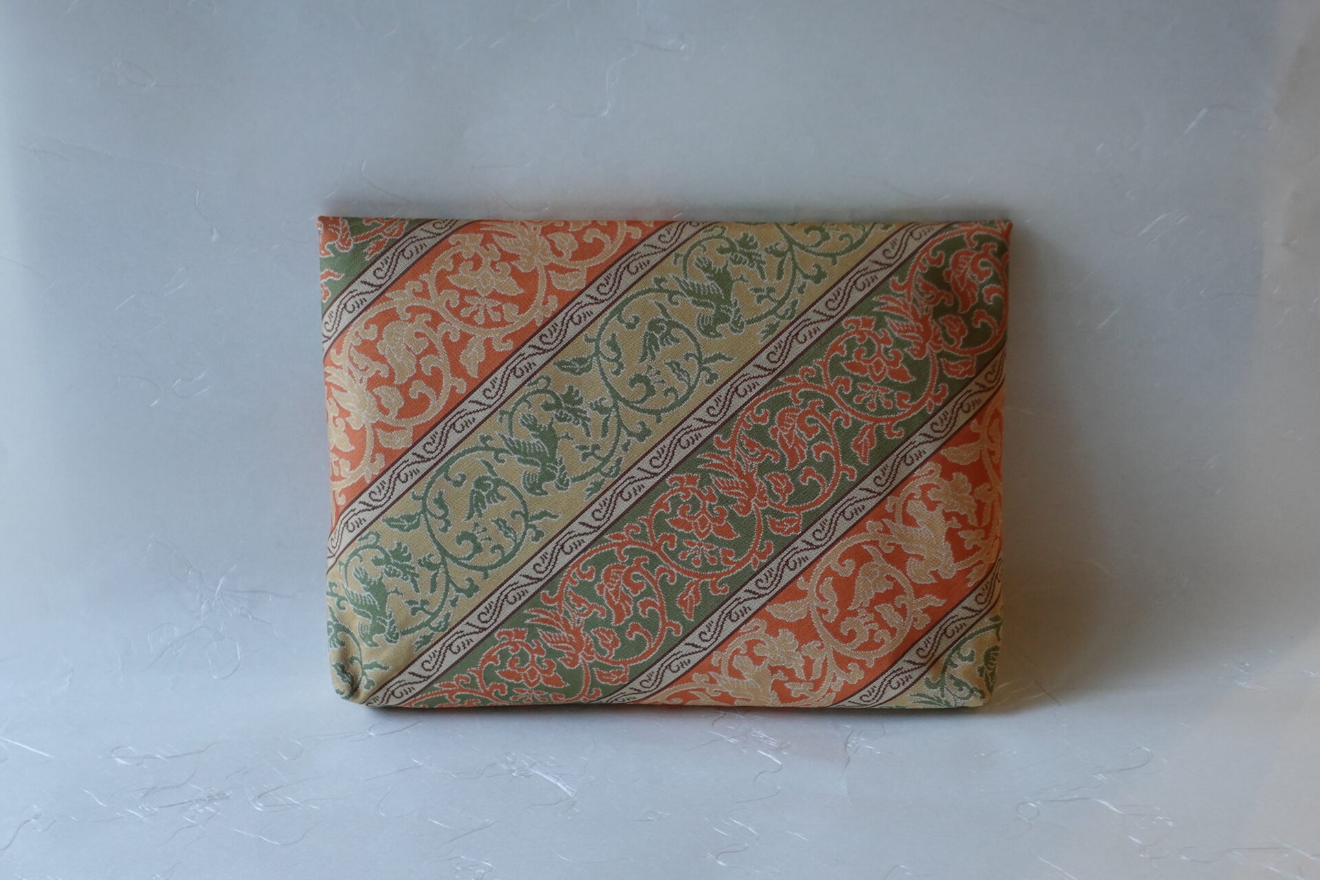 茶道 茶の湯 茶道具 日本製 正絹 数寄屋袋 和装 正倉院唐草花鳥紋 奈良時代 華麗 繁栄 長寿 吉祥文様 子孫繁栄 縁起がいい 美しい 格調高い 伝統的 名物裂 歴史 茶人 美濃焼 鉄瓶 陶器 漆 漆器 有田焼 金継ぎ 焼き物 食器 陶磁器 伝統工芸品 茶碗 工芸品 九谷焼 南部鉄器 陶芸 陶器市 岐阜 焼き物 磁器 瀬戸物 岐阜県 岐阜市 美殿町６−番地 小林漆陶 漆塗り器 織部焼 小林漆器 箸 金継ぎ お香 食器 茶道具 陶器 美濃焼専門店 お皿 ceramics ih pottery うつわ うつわ屋 お皿屋さん お茶 お茶碗 お箸 かまど この辺に陶器屋さんってあります とうきいち やきもの ガラス工房 ギフト　ギフトショップ マグカップ モダン焼物 レンジできる陶器 切子 南部鉄器 どこ　岐阜市南部鉄器販売店 南部鉄器購入 岐阜県器屋 土鍋 岐阜小洒落たお皿 お椀が出る店 器 塗り物 漆塗り 陶器屋さん 食器屋さん お椀 ひのき 岐阜城周辺茶道具 販売陶器 販売陶器屋さん 陶器店 漆器店 岐阜有名な器屋さん 岐阜県食器売ってるところ 岐阜駅 陶器工芸品店 徳利 売ってる店 急須販売 扇子 抹茶 掛け軸 修復 日本陶瓷 漆器 木の食器 樺細工 江戸切子 食器 漆の器 漆器 うるし 漆器店 漆塗 漆椀 火鉢 灰 美殿町商店街 美濃焼ショップ 岐阜市 湯呑み お店 付近 美濃焼き専門店 美濃焼販売 花瓶 茶器 オンライン輪島塗 なつめ 店近くのガラス屋さん 近くの陶器屋さん 酒器 ガラス 金継ぎ依頼 岐阜鉄器鉄瓶 取扱店 Japanese 陶器 修理 陶器専門店 陶器小売店 岐阜陶器屋 陶器店 陶磁器 陶磁器専門店 陶芸家 おすすめ お店 岐阜食洗機対応 漆椀 Gifu JapanesetablewareJapanesecrafts Japaneseceramics Japanesepottery Handcrafted TraditionalCrafts Japaneseculture Traditionalart Japaneseteautensils TeaCeremony Japaneselacquerware 棗 お茶道具セット 近くの茶道具店 荒目板 茶道具の扱い方 一閑茶張り 茶道具一式 糸巻棚 裏千家入門セット 薄板 歌花筒 茶道具通販 裏千家 円座 干支扇子 オンラインショップ 茶道具オンライン 茶道稽古セット 表千家茶道具 お抹茶セット 釜 かいし 懐紙 菓子器 懐紙入れ 皆具 官休庵 黒文字 桑小卓 黒茶碗 黒柿 建水 結界 携帯用茶道具 稽古用茶道具 香合 香炉 茶通箱 初心者セット 仕覆 茶道具収納箱 敷板 杓立て すいはつ 数寄屋袋 透木釜 数茶碗 炭斗 水滴 すいはつ 茶道具専門店