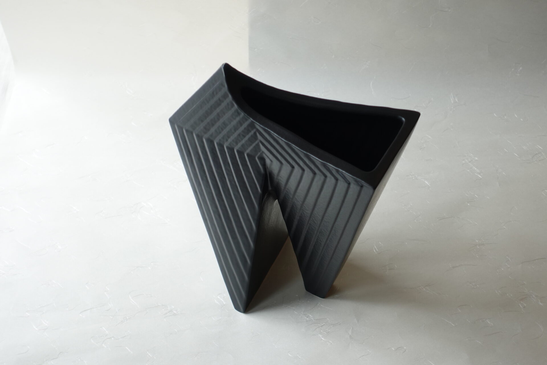 信楽焼 変形花器 三角形 立体的 バリエーション 黒一色 シンプル 花を引き立てる シック 締まった雰囲気 飽きが来ない 永く使える 美濃焼 鉄瓶 陶器 漆 漆器 有田焼 金継ぎ 焼き物 食器 陶磁器 伝統工芸品 茶碗 工芸品 九谷焼 南部鉄器 陶芸 陶器市 岐阜 焼き物 磁器 瀬戸物 岐阜県 岐阜市 美殿町６−番地 小林漆陶 漆塗り器 織部焼 小林漆器 箸 金継ぎ お香 食器 茶道具 陶器 美濃焼専門店 お皿 ceramics ih pottery うつわ うつわ屋 お皿屋さん お茶 お茶碗 お箸 かまど この辺に陶器屋さんってあります とうきいち やきもの ガラス工房 ギフト　ギフトショップ マグカップ モダン焼物 レンジできる陶器 切子 南部鉄器 どこ　岐阜市南部鉄器販売店 南部鉄器購入 岐阜県器屋 土鍋 岐阜小洒落たお皿 お椀が出る店 器 塗り物 漆塗り 陶器屋さん 食器屋さん お椀 ひのき 岐阜城周辺茶道具 販売陶器 販売陶器屋さん 陶器店 漆器店 岐阜有名な器屋さん 岐阜県食器売ってるところ 岐阜駅 陶器工芸品店 徳利 売ってる店 急須販売 扇子 抹茶 掛け軸 修復 日本陶瓷 漆器 木の食器 樺細工 江戸切子 食器 漆の器 漆器 うるし 漆器店 漆塗 漆椀 火鉢 灰 美殿町商店街 美濃焼ショップ 岐阜市 湯呑み お店 付近 美濃焼き専門店 美濃焼販売 花瓶 茶器 オンライン輪島塗 なつめ 店近くのガラス屋さん 近くの陶器屋さん 酒器 ガラス 金継ぎ依頼 岐阜鉄器鉄瓶 取扱店 Japanese 陶器 修理 陶器専門店 陶器小売店 岐阜陶器屋 陶器店 陶磁器 陶磁器専門店 陶芸家 おすすめ お店 岐阜食洗機対応 漆椀 Gifu JapanesetablewareJapanesecrafts Japaneseceramics Japanesepottery Handcrafted TraditionalCrafts Japaneseculture Traditionalart Japaneseteautensils TeaCeremony Japaneselacquerware インテリア 一輪挿し 入れ物 陶芸 陶芸皿 陶器いろいろ 陶器店 絵皿 絵柄 オンラインショップ 置物 おひつ オーブントースター 置物スタイリッシュ お皿 オブジェ 置物かわいい お皿陶磁器 お椀陶器 陶器欠損補修 花瓶 貫入 傘立て 陶器花 カップ 花 陶磁器 陶器金継ぎ キャニスター 器 急須 京都 金彩 九州 急須 陶芸食器 コーヒーカップ コップ 小物入れ 皿 ごはん鍋 食洗機 修理 食器 修理金継ぎ 陶器販売 瀬戸物 染付 タンブラー 耐熱陶器 茶碗 近くの陶器店 通販 土物 通販 手作り陶器 陶磁器 鍋