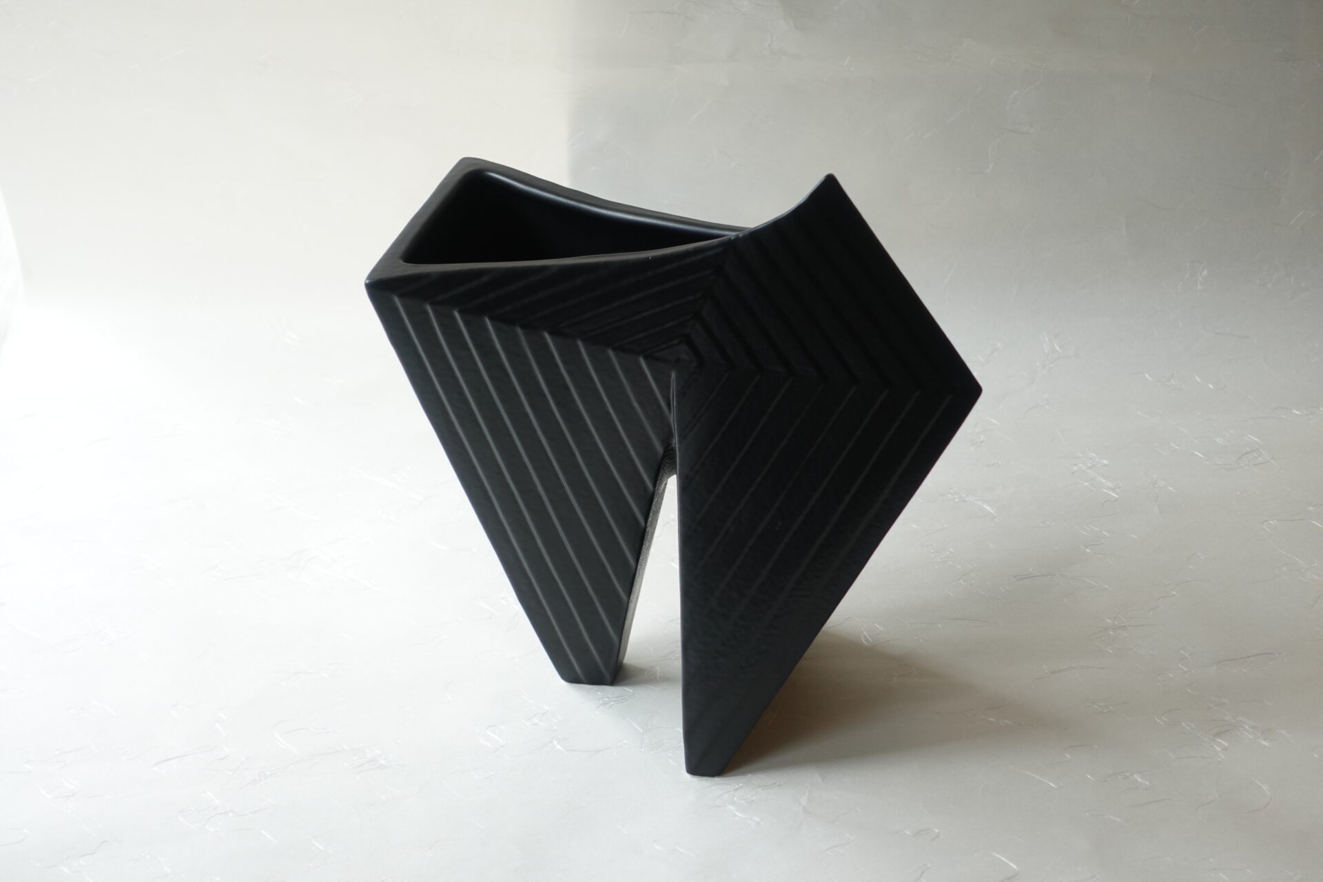 信楽焼 変形花器 三角形 立体的 バリエーション 黒一色 シンプル 花を引き立てる シック 締まった雰囲気 飽きが来ない 永く使える 美濃焼 鉄瓶 陶器 漆 漆器 有田焼 金継ぎ 焼き物 食器 陶磁器 伝統工芸品 茶碗 工芸品 九谷焼 南部鉄器 陶芸 陶器市 岐阜 焼き物 磁器 瀬戸物 岐阜県 岐阜市 美殿町６−番地 小林漆陶 漆塗り器 織部焼 小林漆器 箸 金継ぎ お香 食器 茶道具 陶器 美濃焼専門店 お皿 ceramics ih pottery うつわ うつわ屋 お皿屋さん お茶 お茶碗 お箸 かまど この辺に陶器屋さんってあります とうきいち やきもの ガラス工房 ギフト　ギフトショップ マグカップ モダン焼物 レンジできる陶器 切子 南部鉄器 どこ　岐阜市南部鉄器販売店 南部鉄器購入 岐阜県器屋 土鍋 岐阜小洒落たお皿 お椀が出る店 器 塗り物 漆塗り 陶器屋さん 食器屋さん お椀 ひのき 岐阜城周辺茶道具 販売陶器 販売陶器屋さん 陶器店 漆器店 岐阜有名な器屋さん 岐阜県食器売ってるところ 岐阜駅 陶器工芸品店 徳利 売ってる店 急須販売 扇子 抹茶 掛け軸 修復 日本陶瓷 漆器 木の食器 樺細工 江戸切子 食器 漆の器 漆器 うるし 漆器店 漆塗 漆椀 火鉢 灰 美殿町商店街 美濃焼ショップ 岐阜市 湯呑み お店 付近 美濃焼き専門店 美濃焼販売 花瓶 茶器 オンライン輪島塗 なつめ 店近くのガラス屋さん 近くの陶器屋さん 酒器 ガラス 金継ぎ依頼 岐阜鉄器鉄瓶 取扱店 Japanese 陶器 修理 陶器専門店 陶器小売店 岐阜陶器屋 陶器店 陶磁器 陶磁器専門店 陶芸家 おすすめ お店 岐阜食洗機対応 漆椀 Gifu JapanesetablewareJapanesecrafts Japaneseceramics Japanesepottery Handcrafted TraditionalCrafts Japaneseculture Traditionalart Japaneseteautensils TeaCeremony Japaneselacquerware インテリア 一輪挿し 入れ物 陶芸 陶芸皿 陶器いろいろ 陶器店 絵皿 絵柄 オンラインショップ 置物 おひつ オーブントースター 置物スタイリッシュ お皿 オブジェ 置物かわいい お皿陶磁器 お椀陶器 陶器欠損補修 花瓶 貫入 傘立て 陶器花 カップ 花 陶磁器 陶器金継ぎ キャニスター 器 急須 京都 金彩 九州 急須 陶芸食器 コーヒーカップ コップ 小物入れ 皿 ごはん鍋 食洗機 修理 食器 修理金継ぎ 陶器販売 瀬戸物 染付 タンブラー 耐熱陶器 茶碗 近くの陶器店 通販 土物 通販 手作り陶器 陶磁器 鍋