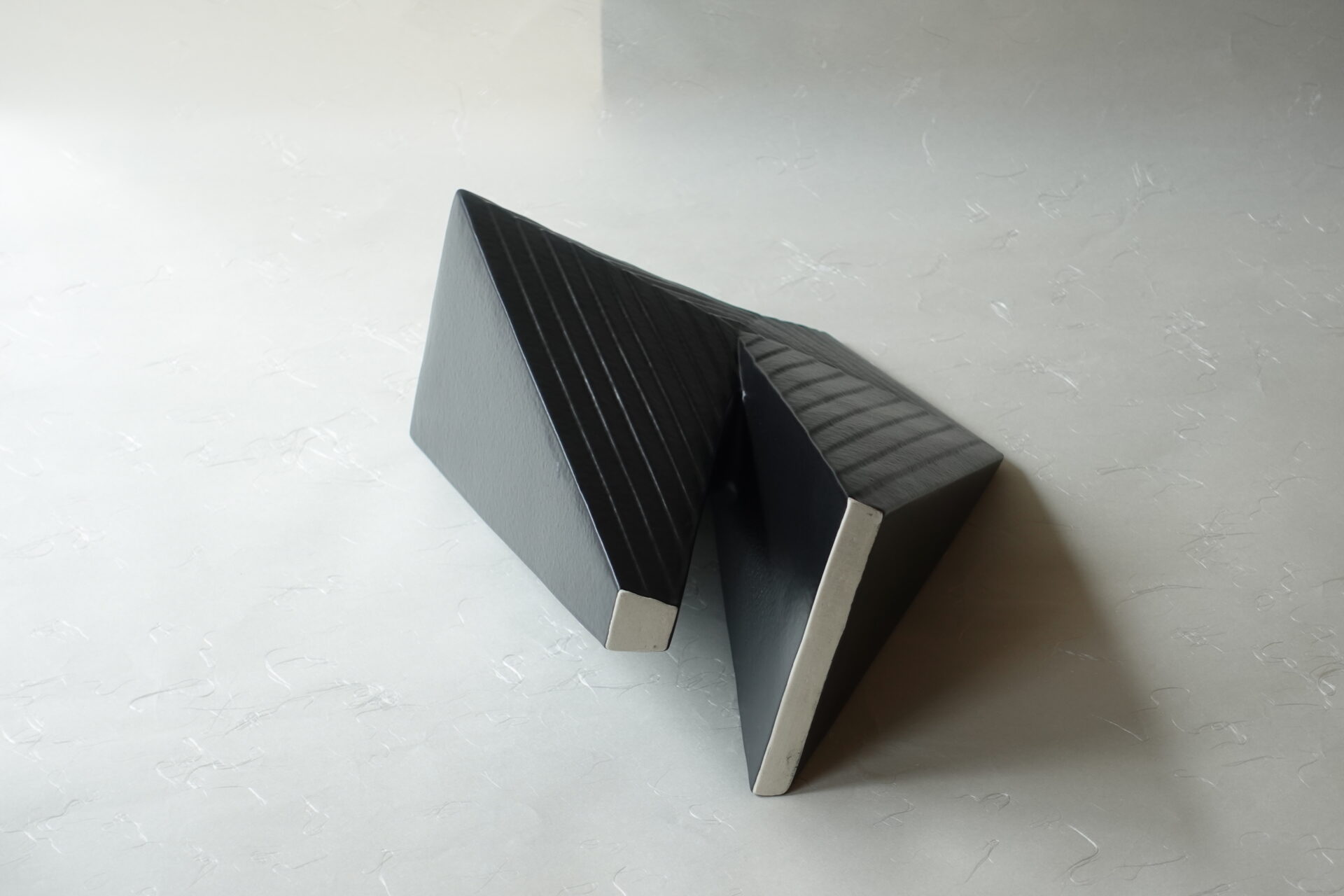 信楽焼 変形花器 三角形 立体的 バリエーション 黒一色 シンプル 花を引き立てる シック 締まった雰囲気 飽きが来ない 永く使える 美濃焼 鉄瓶 陶器 漆 漆器 有田焼 金継ぎ 焼き物 食器 陶磁器 伝統工芸品 茶碗 工芸品 九谷焼 南部鉄器 陶芸 陶器市 岐阜 焼き物 磁器 瀬戸物 岐阜県 岐阜市 美殿町６−番地 小林漆陶 漆塗り器 織部焼 小林漆器 箸 金継ぎ お香 食器 茶道具 陶器 美濃焼専門店 お皿 ceramics ih pottery うつわ うつわ屋 お皿屋さん お茶 お茶碗 お箸 かまど この辺に陶器屋さんってあります とうきいち やきもの ガラス工房 ギフト　ギフトショップ マグカップ モダン焼物 レンジできる陶器 切子 南部鉄器 どこ　岐阜市南部鉄器販売店 南部鉄器購入 岐阜県器屋 土鍋 岐阜小洒落たお皿 お椀が出る店 器 塗り物 漆塗り 陶器屋さん 食器屋さん お椀 ひのき 岐阜城周辺茶道具 販売陶器 販売陶器屋さん 陶器店 漆器店 岐阜有名な器屋さん 岐阜県食器売ってるところ 岐阜駅 陶器工芸品店 徳利 売ってる店 急須販売 扇子 抹茶 掛け軸 修復 日本陶瓷 漆器 木の食器 樺細工 江戸切子 食器 漆の器 漆器 うるし 漆器店 漆塗 漆椀 火鉢 灰 美殿町商店街 美濃焼ショップ 岐阜市 湯呑み お店 付近 美濃焼き専門店 美濃焼販売 花瓶 茶器 オンライン輪島塗 なつめ 店近くのガラス屋さん 近くの陶器屋さん 酒器 ガラス 金継ぎ依頼 岐阜鉄器鉄瓶 取扱店 Japanese 陶器 修理 陶器専門店 陶器小売店 岐阜陶器屋 陶器店 陶磁器 陶磁器専門店 陶芸家 おすすめ お店 岐阜食洗機対応 漆椀 Gifu JapanesetablewareJapanesecrafts Japaneseceramics Japanesepottery Handcrafted TraditionalCrafts Japaneseculture Traditionalart Japaneseteautensils TeaCeremony Japaneselacquerware インテリア 一輪挿し 入れ物 陶芸 陶芸皿 陶器いろいろ 陶器店 絵皿 絵柄 オンラインショップ 置物 おひつ オーブントースター 置物スタイリッシュ お皿 オブジェ 置物かわいい お皿陶磁器 お椀陶器 陶器欠損補修 花瓶 貫入 傘立て 陶器花 カップ 花 陶磁器 陶器金継ぎ キャニスター 器 急須 京都 金彩 九州 急須 陶芸食器 コーヒーカップ コップ 小物入れ 皿 ごはん鍋 食洗機 修理 食器 修理金継ぎ 陶器販売 瀬戸物 染付 タンブラー 耐熱陶器 茶碗 近くの陶器店 通販 土物 通販 手作り陶器 陶磁器 鍋