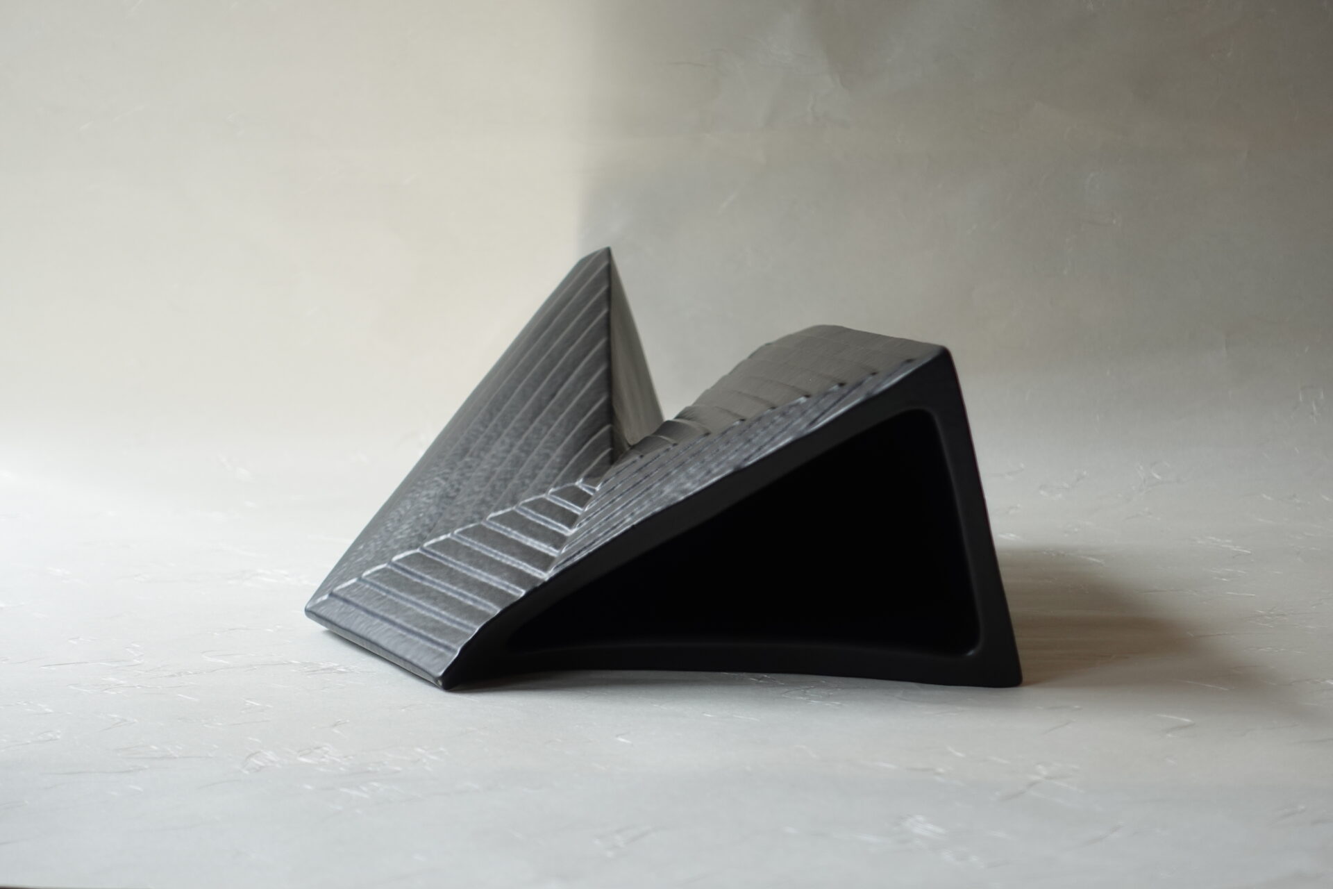 信楽焼 変形花器 三角形 立体的 バリエーション 黒一色 シンプル 花を引き立てる シック 締まった雰囲気 飽きが来ない 永く使える 美濃焼 鉄瓶 陶器 漆 漆器 有田焼 金継ぎ 焼き物 食器 陶磁器 伝統工芸品 茶碗 工芸品 九谷焼 南部鉄器 陶芸 陶器市 岐阜 焼き物 磁器 瀬戸物 岐阜県 岐阜市 美殿町６−番地 小林漆陶 漆塗り器 織部焼 小林漆器 箸 金継ぎ お香 食器 茶道具 陶器 美濃焼専門店 お皿 ceramics ih pottery うつわ うつわ屋 お皿屋さん お茶 お茶碗 お箸 かまど この辺に陶器屋さんってあります とうきいち やきもの ガラス工房 ギフト　ギフトショップ マグカップ モダン焼物 レンジできる陶器 切子 南部鉄器 どこ　岐阜市南部鉄器販売店 南部鉄器購入 岐阜県器屋 土鍋 岐阜小洒落たお皿 お椀が出る店 器 塗り物 漆塗り 陶器屋さん 食器屋さん お椀 ひのき 岐阜城周辺茶道具 販売陶器 販売陶器屋さん 陶器店 漆器店 岐阜有名な器屋さん 岐阜県食器売ってるところ 岐阜駅 陶器工芸品店 徳利 売ってる店 急須販売 扇子 抹茶 掛け軸 修復 日本陶瓷 漆器 木の食器 樺細工 江戸切子 食器 漆の器 漆器 うるし 漆器店 漆塗 漆椀 火鉢 灰 美殿町商店街 美濃焼ショップ 岐阜市 湯呑み お店 付近 美濃焼き専門店 美濃焼販売 花瓶 茶器 オンライン輪島塗 なつめ 店近くのガラス屋さん 近くの陶器屋さん 酒器 ガラス 金継ぎ依頼 岐阜鉄器鉄瓶 取扱店 Japanese 陶器 修理 陶器専門店 陶器小売店 岐阜陶器屋 陶器店 陶磁器 陶磁器専門店 陶芸家 おすすめ お店 岐阜食洗機対応 漆椀 Gifu JapanesetablewareJapanesecrafts Japaneseceramics Japanesepottery Handcrafted TraditionalCrafts Japaneseculture Traditionalart Japaneseteautensils TeaCeremony Japaneselacquerware インテリア 一輪挿し 入れ物 陶芸 陶芸皿 陶器いろいろ 陶器店 絵皿 絵柄 オンラインショップ 置物 おひつ オーブントースター 置物スタイリッシュ お皿 オブジェ 置物かわいい お皿陶磁器 お椀陶器 陶器欠損補修 花瓶 貫入 傘立て 陶器花 カップ 花 陶磁器 陶器金継ぎ キャニスター 器 急須 京都 金彩 九州 急須 陶芸食器 コーヒーカップ コップ 小物入れ 皿 ごはん鍋 食洗機 修理 食器 修理金継ぎ 陶器販売 瀬戸物 染付 タンブラー 耐熱陶器 茶碗 近くの陶器店 通販 土物 通販 手作り陶器 陶磁器 鍋