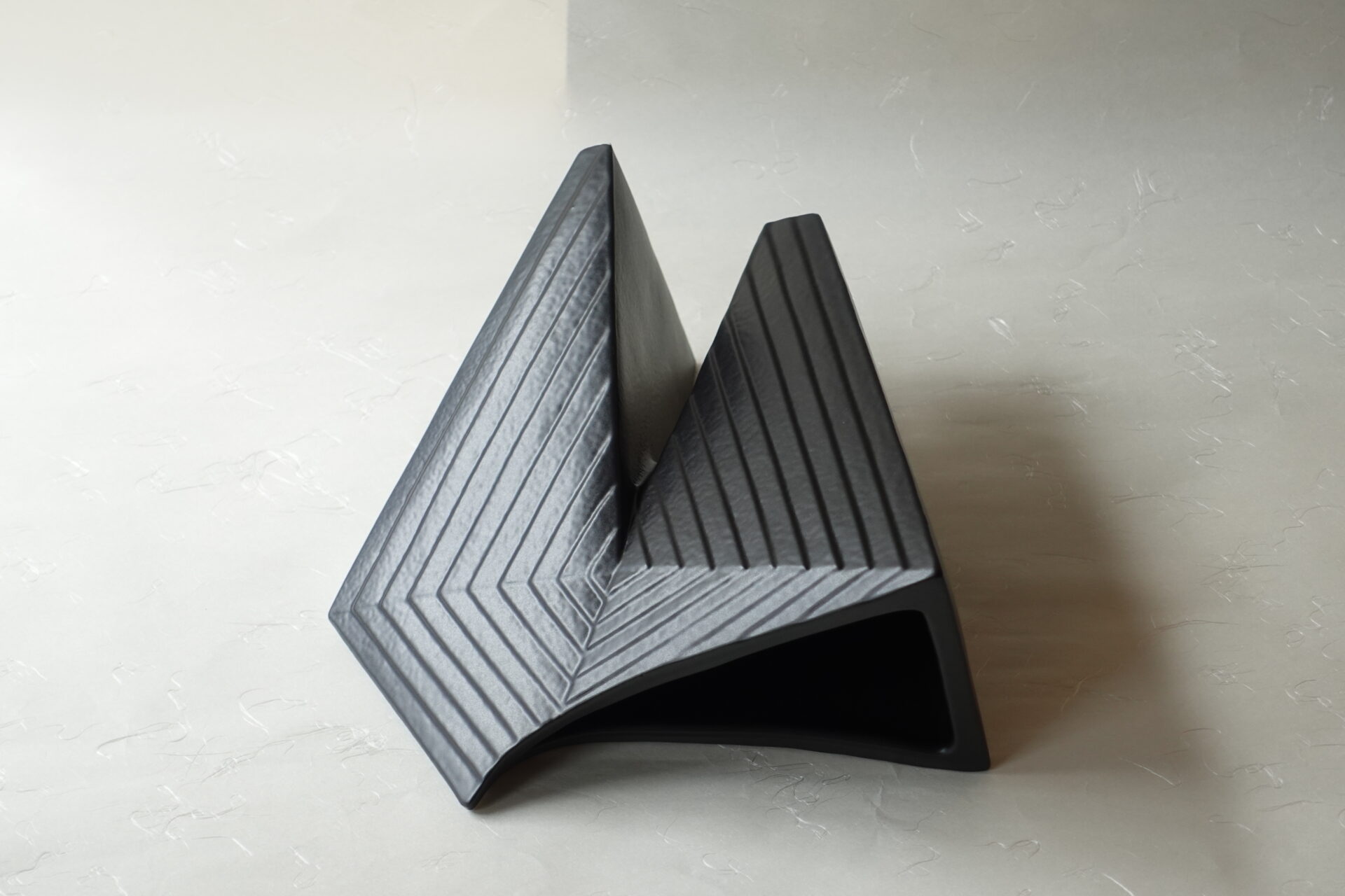 信楽焼 変形花器 三角形 立体的 バリエーション 黒一色 シンプル 花を引き立てる シック 締まった雰囲気 飽きが来ない 永く使える 美濃焼 鉄瓶 陶器 漆 漆器 有田焼 金継ぎ 焼き物 食器 陶磁器 伝統工芸品 茶碗 工芸品 九谷焼 南部鉄器 陶芸 陶器市 岐阜 焼き物 磁器 瀬戸物 岐阜県 岐阜市 美殿町６−番地 小林漆陶 漆塗り器 織部焼 小林漆器 箸 金継ぎ お香 食器 茶道具 陶器 美濃焼専門店 お皿 ceramics ih pottery うつわ うつわ屋 お皿屋さん お茶 お茶碗 お箸 かまど この辺に陶器屋さんってあります とうきいち やきもの ガラス工房 ギフト　ギフトショップ マグカップ モダン焼物 レンジできる陶器 切子 南部鉄器 どこ　岐阜市南部鉄器販売店 南部鉄器購入 岐阜県器屋 土鍋 岐阜小洒落たお皿 お椀が出る店 器 塗り物 漆塗り 陶器屋さん 食器屋さん お椀 ひのき 岐阜城周辺茶道具 販売陶器 販売陶器屋さん 陶器店 漆器店 岐阜有名な器屋さん 岐阜県食器売ってるところ 岐阜駅 陶器工芸品店 徳利 売ってる店 急須販売 扇子 抹茶 掛け軸 修復 日本陶瓷 漆器 木の食器 樺細工 江戸切子 食器 漆の器 漆器 うるし 漆器店 漆塗 漆椀 火鉢 灰 美殿町商店街 美濃焼ショップ 岐阜市 湯呑み お店 付近 美濃焼き専門店 美濃焼販売 花瓶 茶器 オンライン輪島塗 なつめ 店近くのガラス屋さん 近くの陶器屋さん 酒器 ガラス 金継ぎ依頼 岐阜鉄器鉄瓶 取扱店 Japanese 陶器 修理 陶器専門店 陶器小売店 岐阜陶器屋 陶器店 陶磁器 陶磁器専門店 陶芸家 おすすめ お店 岐阜食洗機対応 漆椀 Gifu JapanesetablewareJapanesecrafts Japaneseceramics Japanesepottery Handcrafted TraditionalCrafts Japaneseculture Traditionalart Japaneseteautensils TeaCeremony Japaneselacquerware インテリア 一輪挿し 入れ物 陶芸 陶芸皿 陶器いろいろ 陶器店 絵皿 絵柄 オンラインショップ 置物 おひつ オーブントースター 置物スタイリッシュ お皿 オブジェ 置物かわいい お皿陶磁器 お椀陶器 陶器欠損補修 花瓶 貫入 傘立て 陶器花 カップ 花 陶磁器 陶器金継ぎ キャニスター 器 急須 京都 金彩 九州 急須 陶芸食器 コーヒーカップ コップ 小物入れ 皿 ごはん鍋 食洗機 修理 食器 修理金継ぎ 陶器販売 瀬戸物 染付 タンブラー 耐熱陶器 茶碗 近くの陶器店 通販 土物 通販 手作り陶器 陶磁器 鍋