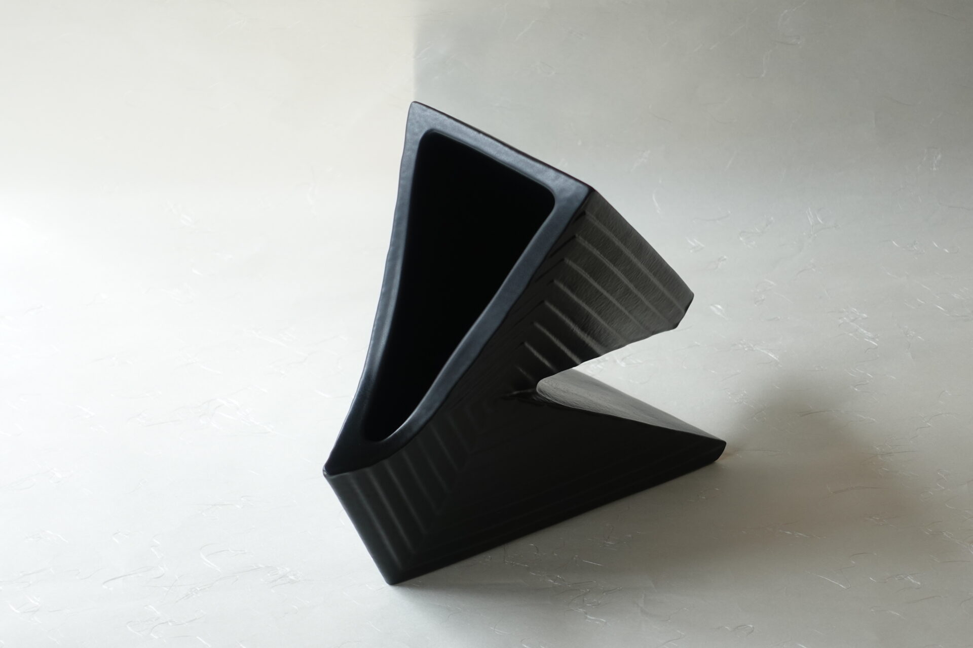 信楽焼 変形花器 三角形 立体的 バリエーション 黒一色 シンプル 花を引き立てる シック 締まった雰囲気 飽きが来ない 永く使える 美濃焼 鉄瓶 陶器 漆 漆器 有田焼 金継ぎ 焼き物 食器 陶磁器 伝統工芸品 茶碗 工芸品 九谷焼 南部鉄器 陶芸 陶器市 岐阜 焼き物 磁器 瀬戸物 岐阜県 岐阜市 美殿町６−番地 小林漆陶 漆塗り器 織部焼 小林漆器 箸 金継ぎ お香 食器 茶道具 陶器 美濃焼専門店 お皿 ceramics ih pottery うつわ うつわ屋 お皿屋さん お茶 お茶碗 お箸 かまど この辺に陶器屋さんってあります とうきいち やきもの ガラス工房 ギフト　ギフトショップ マグカップ モダン焼物 レンジできる陶器 切子 南部鉄器 どこ　岐阜市南部鉄器販売店 南部鉄器購入 岐阜県器屋 土鍋 岐阜小洒落たお皿 お椀が出る店 器 塗り物 漆塗り 陶器屋さん 食器屋さん お椀 ひのき 岐阜城周辺茶道具 販売陶器 販売陶器屋さん 陶器店 漆器店 岐阜有名な器屋さん 岐阜県食器売ってるところ 岐阜駅 陶器工芸品店 徳利 売ってる店 急須販売 扇子 抹茶 掛け軸 修復 日本陶瓷 漆器 木の食器 樺細工 江戸切子 食器 漆の器 漆器 うるし 漆器店 漆塗 漆椀 火鉢 灰 美殿町商店街 美濃焼ショップ 岐阜市 湯呑み お店 付近 美濃焼き専門店 美濃焼販売 花瓶 茶器 オンライン輪島塗 なつめ 店近くのガラス屋さん 近くの陶器屋さん 酒器 ガラス 金継ぎ依頼 岐阜鉄器鉄瓶 取扱店 Japanese 陶器 修理 陶器専門店 陶器小売店 岐阜陶器屋 陶器店 陶磁器 陶磁器専門店 陶芸家 おすすめ お店 岐阜食洗機対応 漆椀 Gifu JapanesetablewareJapanesecrafts Japaneseceramics Japanesepottery Handcrafted TraditionalCrafts Japaneseculture Traditionalart Japaneseteautensils TeaCeremony Japaneselacquerware インテリア 一輪挿し 入れ物 陶芸 陶芸皿 陶器いろいろ 陶器店 絵皿 絵柄 オンラインショップ 置物 おひつ オーブントースター 置物スタイリッシュ お皿 オブジェ 置物かわいい お皿陶磁器 お椀陶器 陶器欠損補修 花瓶 貫入 傘立て 陶器花 カップ 花 陶磁器 陶器金継ぎ キャニスター 器 急須 京都 金彩 九州 急須 陶芸食器 コーヒーカップ コップ 小物入れ 皿 ごはん鍋 食洗機 修理 食器 修理金継ぎ 陶器販売 瀬戸物 染付 タンブラー 耐熱陶器 茶碗 近くの陶器店 通販 土物 通販 手作り陶器 陶磁器 鍋