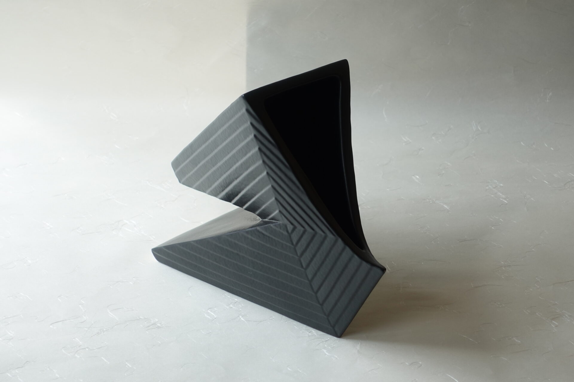 信楽焼 変形花器 三角形 立体的 バリエーション 黒一色 シンプル 花を引き立てる シック 締まった雰囲気 飽きが来ない 永く使える 美濃焼 鉄瓶 陶器 漆 漆器 有田焼 金継ぎ 焼き物 食器 陶磁器 伝統工芸品 茶碗 工芸品 九谷焼 南部鉄器 陶芸 陶器市 岐阜 焼き物 磁器 瀬戸物 岐阜県 岐阜市 美殿町６−番地 小林漆陶 漆塗り器 織部焼 小林漆器 箸 金継ぎ お香 食器 茶道具 陶器 美濃焼専門店 お皿 ceramics ih pottery うつわ うつわ屋 お皿屋さん お茶 お茶碗 お箸 かまど この辺に陶器屋さんってあります とうきいち やきもの ガラス工房 ギフト　ギフトショップ マグカップ モダン焼物 レンジできる陶器 切子 南部鉄器 どこ　岐阜市南部鉄器販売店 南部鉄器購入 岐阜県器屋 土鍋 岐阜小洒落たお皿 お椀が出る店 器 塗り物 漆塗り 陶器屋さん 食器屋さん お椀 ひのき 岐阜城周辺茶道具 販売陶器 販売陶器屋さん 陶器店 漆器店 岐阜有名な器屋さん 岐阜県食器売ってるところ 岐阜駅 陶器工芸品店 徳利 売ってる店 急須販売 扇子 抹茶 掛け軸 修復 日本陶瓷 漆器 木の食器 樺細工 江戸切子 食器 漆の器 漆器 うるし 漆器店 漆塗 漆椀 火鉢 灰 美殿町商店街 美濃焼ショップ 岐阜市 湯呑み お店 付近 美濃焼き専門店 美濃焼販売 花瓶 茶器 オンライン輪島塗 なつめ 店近くのガラス屋さん 近くの陶器屋さん 酒器 ガラス 金継ぎ依頼 岐阜鉄器鉄瓶 取扱店 Japanese 陶器 修理 陶器専門店 陶器小売店 岐阜陶器屋 陶器店 陶磁器 陶磁器専門店 陶芸家 おすすめ お店 岐阜食洗機対応 漆椀 Gifu JapanesetablewareJapanesecrafts Japaneseceramics Japanesepottery Handcrafted TraditionalCrafts Japaneseculture Traditionalart Japaneseteautensils TeaCeremony Japaneselacquerware インテリア 一輪挿し 入れ物 陶芸 陶芸皿 陶器いろいろ 陶器店 絵皿 絵柄 オンラインショップ 置物 おひつ オーブントースター 置物スタイリッシュ お皿 オブジェ 置物かわいい お皿陶磁器 お椀陶器 陶器欠損補修 花瓶 貫入 傘立て 陶器花 カップ 花 陶磁器 陶器金継ぎ キャニスター 器 急須 京都 金彩 九州 急須 陶芸食器 コーヒーカップ コップ 小物入れ 皿 ごはん鍋 食洗機 修理 食器 修理金継ぎ 陶器販売 瀬戸物 染付 タンブラー 耐熱陶器 茶碗 近くの陶器店 通販 土物 通販 手作り陶器 陶磁器 鍋