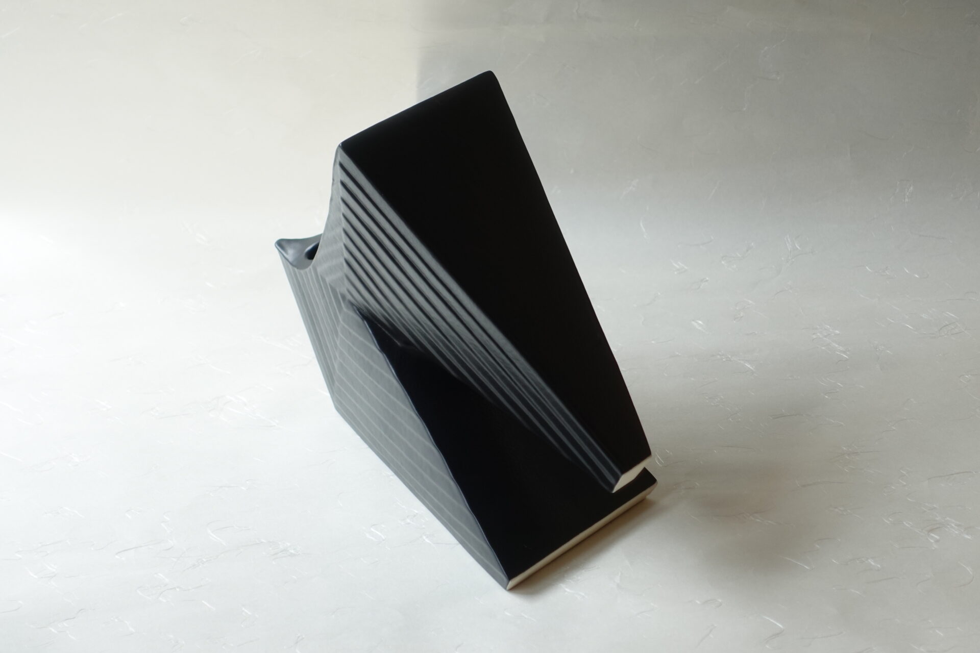 信楽焼 変形花器 三角形 立体的 バリエーション 黒一色 シンプル 花を引き立てる シック 締まった雰囲気 飽きが来ない 永く使える 美濃焼 鉄瓶 陶器 漆 漆器 有田焼 金継ぎ 焼き物 食器 陶磁器 伝統工芸品 茶碗 工芸品 九谷焼 南部鉄器 陶芸 陶器市 岐阜 焼き物 磁器 瀬戸物 岐阜県 岐阜市 美殿町６−番地 小林漆陶 漆塗り器 織部焼 小林漆器 箸 金継ぎ お香 食器 茶道具 陶器 美濃焼専門店 お皿 ceramics ih pottery うつわ うつわ屋 お皿屋さん お茶 お茶碗 お箸 かまど この辺に陶器屋さんってあります とうきいち やきもの ガラス工房 ギフト　ギフトショップ マグカップ モダン焼物 レンジできる陶器 切子 南部鉄器 どこ　岐阜市南部鉄器販売店 南部鉄器購入 岐阜県器屋 土鍋 岐阜小洒落たお皿 お椀が出る店 器 塗り物 漆塗り 陶器屋さん 食器屋さん お椀 ひのき 岐阜城周辺茶道具 販売陶器 販売陶器屋さん 陶器店 漆器店 岐阜有名な器屋さん 岐阜県食器売ってるところ 岐阜駅 陶器工芸品店 徳利 売ってる店 急須販売 扇子 抹茶 掛け軸 修復 日本陶瓷 漆器 木の食器 樺細工 江戸切子 食器 漆の器 漆器 うるし 漆器店 漆塗 漆椀 火鉢 灰 美殿町商店街 美濃焼ショップ 岐阜市 湯呑み お店 付近 美濃焼き専門店 美濃焼販売 花瓶 茶器 オンライン輪島塗 なつめ 店近くのガラス屋さん 近くの陶器屋さん 酒器 ガラス 金継ぎ依頼 岐阜鉄器鉄瓶 取扱店 Japanese 陶器 修理 陶器専門店 陶器小売店 岐阜陶器屋 陶器店 陶磁器 陶磁器専門店 陶芸家 おすすめ お店 岐阜食洗機対応 漆椀 Gifu JapanesetablewareJapanesecrafts Japaneseceramics Japanesepottery Handcrafted TraditionalCrafts Japaneseculture Traditionalart Japaneseteautensils TeaCeremony Japaneselacquerware インテリア 一輪挿し 入れ物 陶芸 陶芸皿 陶器いろいろ 陶器店 絵皿 絵柄 オンラインショップ 置物 おひつ オーブントースター 置物スタイリッシュ お皿 オブジェ 置物かわいい お皿陶磁器 お椀陶器 陶器欠損補修 花瓶 貫入 傘立て 陶器花 カップ 花 陶磁器 陶器金継ぎ キャニスター 器 急須 京都 金彩 九州 急須 陶芸食器 コーヒーカップ コップ 小物入れ 皿 ごはん鍋 食洗機 修理 食器 修理金継ぎ 陶器販売 瀬戸物 染付 タンブラー 耐熱陶器 茶碗 近くの陶器店 通販 土物 通販 手作り陶器 陶磁器 鍋