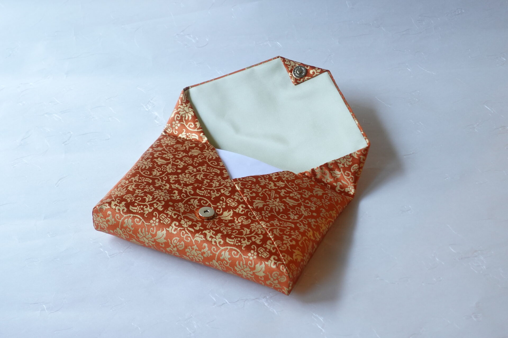 茶道 茶の湯 茶道具 日本製 正絹 数寄屋袋 袋物 和装 ハンドバッグ 和服 大黒屋金襴 一重蔓小牡丹唐草文 宝尽し文 豪華 美濃焼 鉄瓶 陶器 漆 漆器 有田焼 金継ぎ 焼き物 食器 陶磁器 伝統工芸品 茶碗 工芸品 九谷焼 南部鉄器 陶芸 陶器市 岐阜 焼き物 磁器 瀬戸物 岐阜県 岐阜市 美殿町６−番地 小林漆陶 漆塗り器 織部焼 小林漆器 箸 金継ぎ お香 食器 茶道具 陶器 美濃焼専門店 お皿 ceramics ih pottery うつわ うつわ屋 お皿屋さん お茶 お茶碗 お箸 かまど この辺に陶器屋さんってあります とうきいち やきもの ガラス工房 ギフト　ギフトショップ マグカップ モダン焼物 レンジできる陶器 切子 南部鉄器 どこ　岐阜市南部鉄器販売店 南部鉄器購入 岐阜県器屋 土鍋 岐阜小洒落たお皿 お椀が出る店 器 塗り物 漆塗り 陶器屋さん 食器屋さん お椀 ひのき 岐阜城周辺茶道具 販売陶器 販売陶器屋さん 陶器店 漆器店 岐阜有名な器屋さん 岐阜県食器売ってるところ 岐阜駅 陶器工芸品店 徳利 売ってる店 急須販売 扇子 抹茶 掛け軸 修復 日本陶瓷 漆器 木の食器 樺細工 江戸切子 食器 漆の器 漆器 うるし 漆器店 漆塗 漆椀 火鉢 灰 美殿町商店街 美濃焼ショップ 岐阜市 湯呑み お店 付近 美濃焼き専門店 美濃焼販売 花瓶 茶器 オンライン輪島塗 なつめ 店近くのガラス屋さん 近くの陶器屋さん 酒器 ガラス 金継ぎ依頼 岐阜鉄器鉄瓶 取扱店 Japanese 陶器 修理 陶器専門店 陶器小売店 岐阜陶器屋 陶器店 陶磁器 陶磁器専門店 陶芸家 おすすめ お店 岐阜食洗機対応 漆椀 Gifu JapanesetablewareJapanesecrafts Japaneseceramics Japanesepottery Handcrafted TraditionalCrafts Japaneseculture Traditionalart Japaneseteautensils TeaCeremony Japaneselacquerware 棗 お茶道具セット 近くの茶道具店 荒目板 茶道具の扱い方 一閑茶張り 茶道具一式 糸巻棚 裏千家入門セット 薄板 歌花筒 茶道具通販 裏千家 円座 干支扇子 オンラインショップ 茶道具オンライン 茶道稽古セット 表千家茶道具 お抹茶セット 釜 かいし 懐紙 菓子器 懐紙入れ 皆具 官休庵 黒文字 桑小卓 黒茶碗 黒柿 建水 結界 携帯用茶道具 稽古用茶道具 香合 香炉 茶通箱 初心者セット 仕覆 茶道具収納箱 敷板 杓立て すいはつ 数寄屋袋 透木釜 数茶碗 炭斗 水滴 すいはつ 茶道具専門店