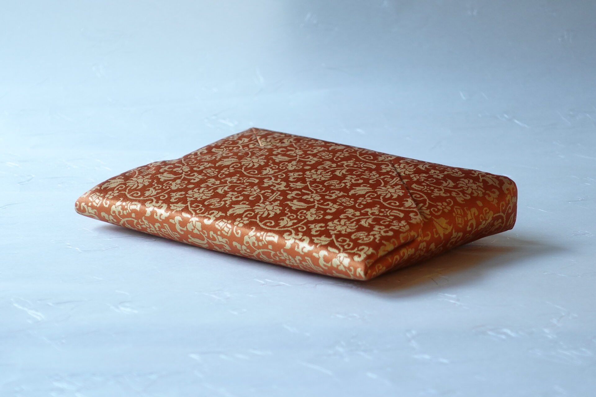 茶道 茶の湯 茶道具 日本製 正絹 数寄屋袋 袋物 和装 ハンドバッグ 和服 大黒屋金襴 一重蔓小牡丹唐草文 宝尽し文 豪華 美濃焼 鉄瓶 陶器 漆 漆器 有田焼 金継ぎ 焼き物 食器 陶磁器 伝統工芸品 茶碗 工芸品 九谷焼 南部鉄器 陶芸 陶器市 岐阜 焼き物 磁器 瀬戸物 岐阜県 岐阜市 美殿町６−番地 小林漆陶 漆塗り器 織部焼 小林漆器 箸 金継ぎ お香 食器 茶道具 陶器 美濃焼専門店 お皿 ceramics ih pottery うつわ うつわ屋 お皿屋さん お茶 お茶碗 お箸 かまど この辺に陶器屋さんってあります とうきいち やきもの ガラス工房 ギフト　ギフトショップ マグカップ モダン焼物 レンジできる陶器 切子 南部鉄器 どこ　岐阜市南部鉄器販売店 南部鉄器購入 岐阜県器屋 土鍋 岐阜小洒落たお皿 お椀が出る店 器 塗り物 漆塗り 陶器屋さん 食器屋さん お椀 ひのき 岐阜城周辺茶道具 販売陶器 販売陶器屋さん 陶器店 漆器店 岐阜有名な器屋さん 岐阜県食器売ってるところ 岐阜駅 陶器工芸品店 徳利 売ってる店 急須販売 扇子 抹茶 掛け軸 修復 日本陶瓷 漆器 木の食器 樺細工 江戸切子 食器 漆の器 漆器 うるし 漆器店 漆塗 漆椀 火鉢 灰 美殿町商店街 美濃焼ショップ 岐阜市 湯呑み お店 付近 美濃焼き専門店 美濃焼販売 花瓶 茶器 オンライン輪島塗 なつめ 店近くのガラス屋さん 近くの陶器屋さん 酒器 ガラス 金継ぎ依頼 岐阜鉄器鉄瓶 取扱店 Japanese 陶器 修理 陶器専門店 陶器小売店 岐阜陶器屋 陶器店 陶磁器 陶磁器専門店 陶芸家 おすすめ お店 岐阜食洗機対応 漆椀 Gifu JapanesetablewareJapanesecrafts Japaneseceramics Japanesepottery Handcrafted TraditionalCrafts Japaneseculture Traditionalart Japaneseteautensils TeaCeremony Japaneselacquerware 棗 お茶道具セット 近くの茶道具店 荒目板 茶道具の扱い方 一閑茶張り 茶道具一式 糸巻棚 裏千家入門セット 薄板 歌花筒 茶道具通販 裏千家 円座 干支扇子 オンラインショップ 茶道具オンライン 茶道稽古セット 表千家茶道具 お抹茶セット 釜 かいし 懐紙 菓子器 懐紙入れ 皆具 官休庵 黒文字 桑小卓 黒茶碗 黒柿 建水 結界 携帯用茶道具 稽古用茶道具 香合 香炉 茶通箱 初心者セット 仕覆 茶道具収納箱 敷板 杓立て すいはつ 数寄屋袋 透木釜 数茶碗 炭斗 水滴 すいはつ 茶道具専門店