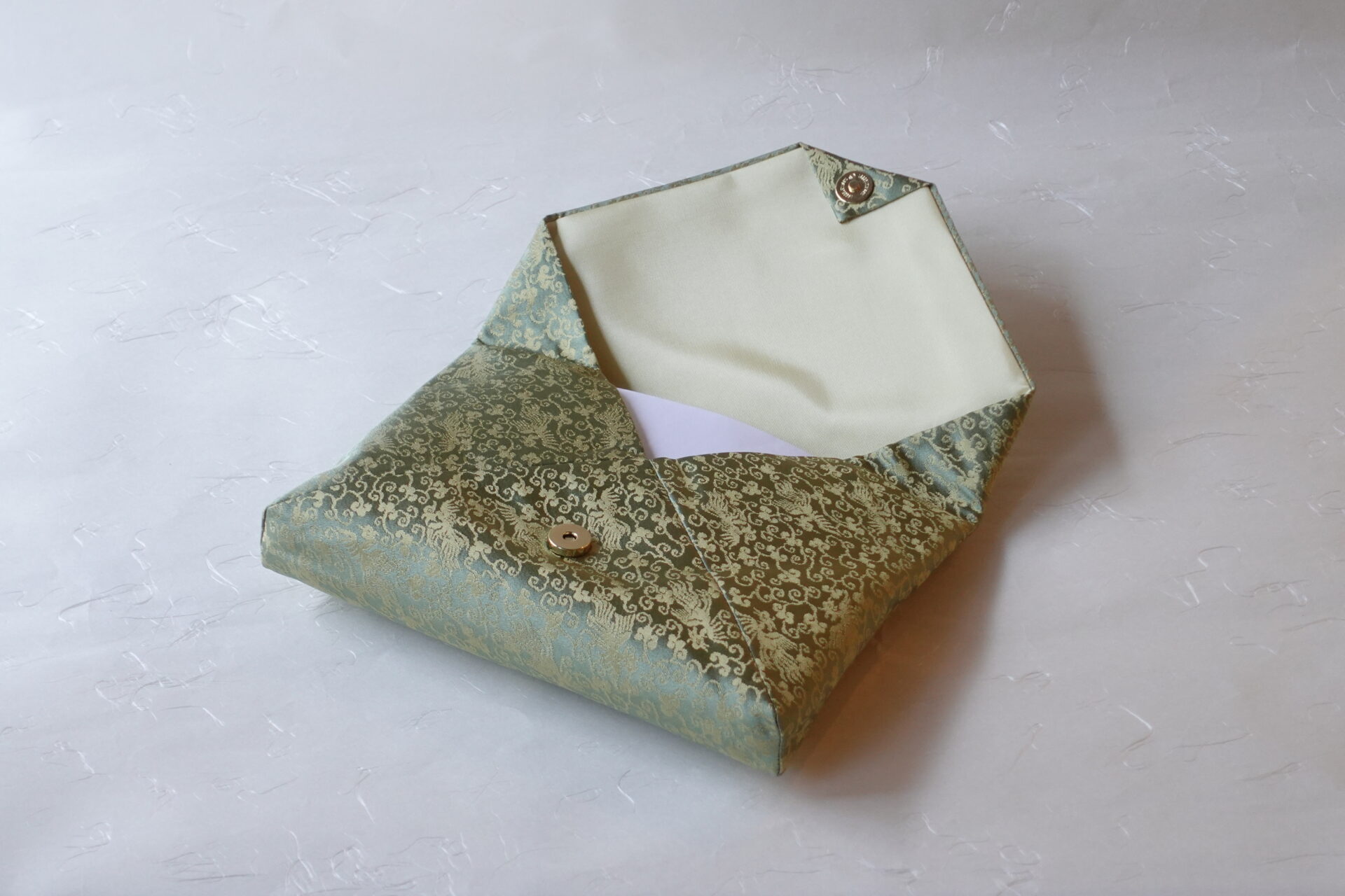 茶道 茶の湯 日本製 正絹 数寄屋袋 すきやぶくろ 和装 和服 亡羊緞子 ぼうようどんす 唐草文 鳳凰 岩城文琳 大名物 仕覆 美濃焼 鉄瓶 陶器 漆 漆器 有田焼 金継ぎ 焼き物 食器 陶磁器 伝統工芸品 茶碗 工芸品 九谷焼 南部鉄器 陶芸 陶器市 岐阜 焼き物 磁器 瀬戸物 岐阜県 岐阜市 美殿町６−番地 小林漆陶 漆塗り器 織部焼 小林漆器 箸 金継ぎ お香 食器 茶道具 陶器 美濃焼専門店 お皿 ceramics ih pottery うつわ うつわ屋 お皿屋さん お茶 お茶碗 お箸 かまど この辺に陶器屋さんってあります とうきいち やきもの ガラス工房 ギフト　ギフトショップ マグカップ モダン焼物 レンジできる陶器 切子 南部鉄器 どこ　岐阜市南部鉄器販売店 南部鉄器購入 岐阜県器屋 土鍋 岐阜小洒落たお皿 お椀が出る店 器 塗り物 漆塗り 陶器屋さん 食器屋さん お椀 ひのき 岐阜城周辺茶道具 販売陶器 販売陶器屋さん 陶器店 漆器店 岐阜有名な器屋さん 岐阜県食器売ってるところ 岐阜駅 陶器工芸品店 徳利 売ってる店 急須販売 扇子 抹茶 掛け軸 修復 日本陶瓷 漆器 木の食器 樺細工 江戸切子 食器 漆の器 漆器 うるし 漆器店 漆塗 漆椀 火鉢 灰 美殿町商店街 美濃焼ショップ 岐阜市 湯呑み お店 付近 美濃焼き専門店 美濃焼販売 花瓶 茶器 オンライン輪島塗 なつめ 店近くのガラス屋さん 近くの陶器屋さん 酒器 ガラス 金継ぎ依頼 岐阜鉄器鉄瓶 取扱店 Japanese 陶器 修理 陶器専門店 陶器小売店 岐阜陶器屋 陶器店 陶磁器 陶磁器専門店 陶芸家 おすすめ お店 岐阜食洗機対応 漆椀 Gifu JapanesetablewareJapanesecrafts Japaneseceramics Japanesepottery Handcrafted TraditionalCrafts Japaneseculture Traditionalart Japaneseteautensils TeaCeremony Japaneselacquerware 棗 お茶道具セット 近くの茶道具店 荒目板 茶道具の扱い方 一閑茶張り 茶道具一式 糸巻棚 裏千家入門セット 薄板 歌花筒 茶道具通販 裏千家 円座 干支扇子 オンラインショップ 茶道具オンライン 茶道稽古セット 表千家茶道具 お抹茶セット 釜 かいし 懐紙 菓子器 懐紙入れ 皆具 官休庵 黒文字 桑小卓 黒茶碗 黒柿 建水 結界 携帯用茶道具 稽古用茶道具 香合 香炉 茶通箱 初心者セット 仕覆 茶道具収納箱 敷板 杓立て すいはつ 数寄屋袋 透木釜 数茶碗 炭斗 水滴 すいはつ 茶道具専門店