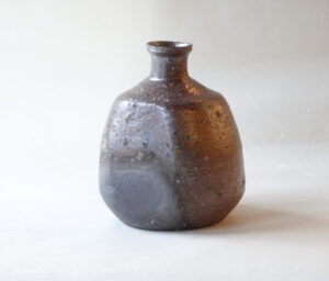 陶器 信楽焼 瑞峰 手づくり 花入 ろくろ成形 扁壺 へんこ ろくろ目 荒々しい 土もの 趣深い 窯変 どっしり 存在感 花器 映える 少しの花 活けやすい 使いやすい 花を引き立てる 飽きが来にくい 永く使える 美濃焼 鉄瓶 陶器 漆 漆器 有田焼 金継ぎ 焼き物 食器 陶磁器 伝統工芸品 茶碗 工芸品 九谷焼 南部鉄器 陶芸 陶器市 岐阜 焼き物 磁器 瀬戸物 岐阜県 岐阜市 美殿町６−番地 小林漆陶 漆塗り器 織部焼 小林漆器 箸 金継ぎ お香 食器 茶道具 陶器 美濃焼専門店 お皿 ceramics ih pottery うつわ うつわ屋 お皿屋さん お茶 お茶碗 お箸 かまど この辺に陶器屋さんってあります とうきいち やきもの ガラス工房 ギフト　ギフトショップ マグカップ モダン焼物 レンジできる陶器 切子 南部鉄器 どこ　岐阜市南部鉄器販売店 南部鉄器購入 岐阜県器屋 土鍋 岐阜小洒落たお皿 お椀が出る店 器 塗り物 漆塗り 陶器屋さん 食器屋さん お椀 ひのき 岐阜城周辺茶道具 販売陶器 販売陶器屋さん 陶器店 漆器店 岐阜有名な器屋さん 岐阜県食器売ってるところ 岐阜駅 陶器工芸品店 徳利 売ってる店 急須販売 扇子 抹茶 掛け軸 修復 日本陶瓷 漆器 木の食器 樺細工 江戸切子 食器 漆の器 漆器 うるし 漆器店 漆塗 漆椀 火鉢 灰 美殿町商店街 美濃焼ショップ 岐阜市 湯呑み お店 付近 美濃焼き専門店 美濃焼販売 花瓶 茶器 オンライン輪島塗 なつめ 店近くのガラス屋さん 近くの陶器屋さん 酒器 ガラス 金継ぎ依頼 岐阜鉄器鉄瓶 取扱店 Japanese 陶器 修理 陶器専門店 陶器小売店 岐阜陶器屋 陶器店 陶磁器 陶磁器専門店 陶芸家 おすすめ お店 岐阜食洗機対応 漆椀 Gifu JapanesetablewareJapanesecrafts Japaneseceramics Japanesepottery Handcrafted TraditionalCrafts Japaneseculture Traditionalart Japaneseteautensils TeaCeremony Japaneselacquerware インテリア 一輪挿し 入れ物 陶芸 陶芸皿 陶器いろいろ 陶器店 絵皿 絵柄 オンラインショップ 置物 おひつ オーブントースター 置物スタイリッシュ お皿 オブジェ 置物かわいい お皿陶磁器 お椀陶器 陶器欠損補修 花瓶 貫入 傘立て 陶器花 カップ 花 陶磁器 陶器金継ぎ キャニスター 器 急須 京都 金彩 九州 急須 陶芸食器 コーヒーカップ コップ 小物入れ 皿 ごはん鍋 食洗機 修理 食器 修理金継ぎ 陶器販売 瀬戸物 染付 タンブラー 耐熱陶器 茶碗 近くの陶器店 通販 土物 通販 手作り陶器 陶磁器 鍋