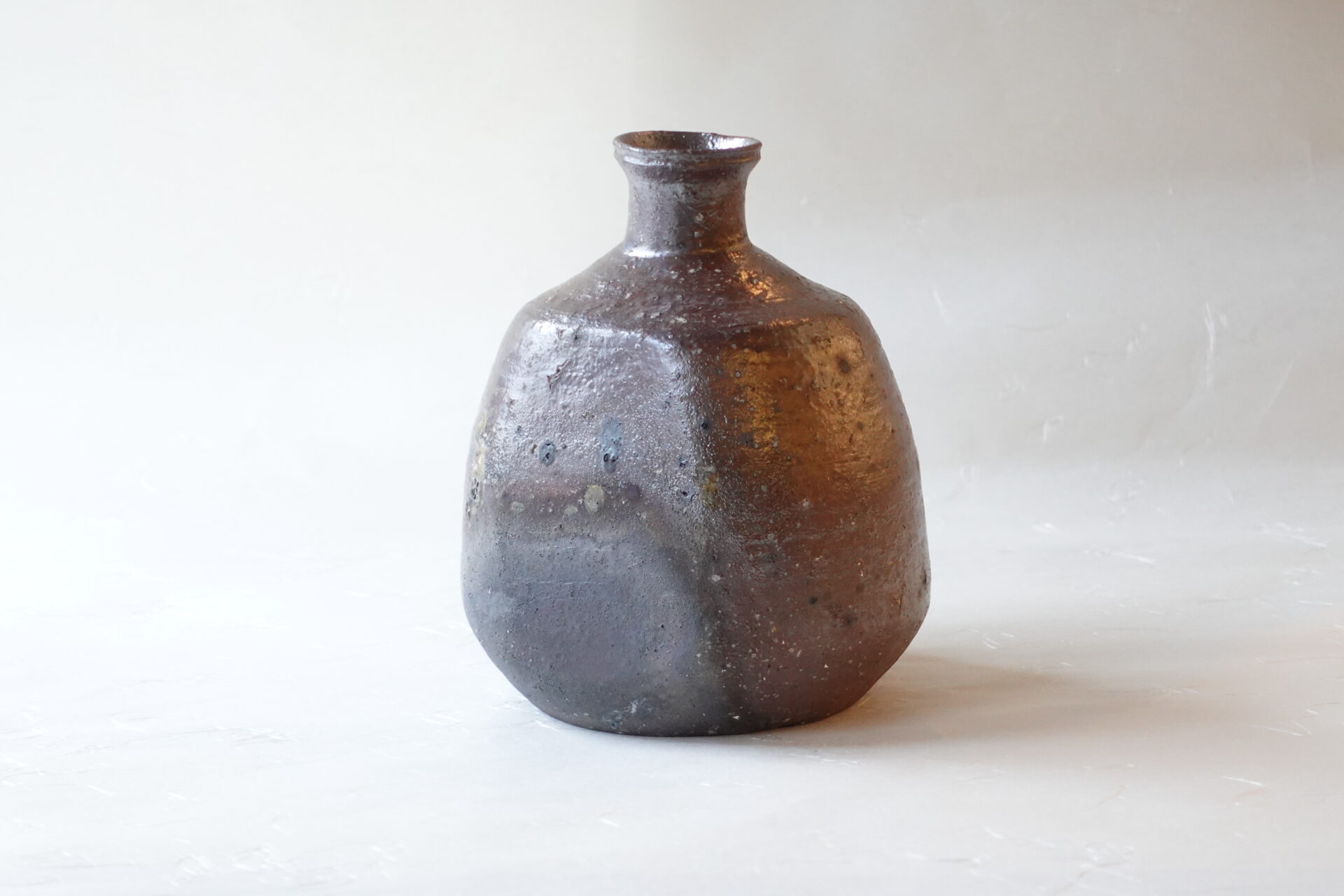 陶器 信楽焼 瑞峰 手づくり 花入 ろくろ成形 扁壺 へんこ ろくろ目 荒々しい 土もの 趣深い 窯変 どっしり 存在感 花器 映える 少しの花 活けやすい 使いやすい 花を引き立てる 飽きが来にくい 永く使える 美濃焼 鉄瓶 陶器 漆 漆器 有田焼 金継ぎ 焼き物 食器 陶磁器 伝統工芸品 茶碗 工芸品 九谷焼 南部鉄器 陶芸 陶器市 岐阜 焼き物 磁器 瀬戸物 岐阜県 岐阜市 美殿町６−番地 小林漆陶 漆塗り器 織部焼 小林漆器 箸 金継ぎ お香 食器 茶道具 陶器 美濃焼専門店 お皿 ceramics ih pottery うつわ うつわ屋 お皿屋さん お茶 お茶碗 お箸 かまど この辺に陶器屋さんってあります とうきいち やきもの ガラス工房 ギフト　ギフトショップ マグカップ モダン焼物 レンジできる陶器 切子 南部鉄器 どこ　岐阜市南部鉄器販売店 南部鉄器購入 岐阜県器屋 土鍋 岐阜小洒落たお皿 お椀が出る店 器 塗り物 漆塗り 陶器屋さん 食器屋さん お椀 ひのき 岐阜城周辺茶道具 販売陶器 販売陶器屋さん 陶器店 漆器店 岐阜有名な器屋さん 岐阜県食器売ってるところ 岐阜駅 陶器工芸品店 徳利 売ってる店 急須販売 扇子 抹茶 掛け軸 修復 日本陶瓷 漆器 木の食器 樺細工 江戸切子 食器 漆の器 漆器 うるし 漆器店 漆塗 漆椀 火鉢 灰 美殿町商店街 美濃焼ショップ 岐阜市 湯呑み お店 付近 美濃焼き専門店 美濃焼販売 花瓶 茶器 オンライン輪島塗 なつめ 店近くのガラス屋さん 近くの陶器屋さん 酒器 ガラス 金継ぎ依頼 岐阜鉄器鉄瓶 取扱店 Japanese 陶器 修理 陶器専門店 陶器小売店 岐阜陶器屋 陶器店 陶磁器 陶磁器専門店 陶芸家 おすすめ お店 岐阜食洗機対応 漆椀 Gifu JapanesetablewareJapanesecrafts Japaneseceramics Japanesepottery Handcrafted TraditionalCrafts Japaneseculture Traditionalart Japaneseteautensils TeaCeremony Japaneselacquerware インテリア 一輪挿し 入れ物 陶芸 陶芸皿 陶器いろいろ 陶器店 絵皿 絵柄 オンラインショップ 置物 おひつ オーブントースター 置物スタイリッシュ お皿 オブジェ 置物かわいい お皿陶磁器 お椀陶器 陶器欠損補修 花瓶 貫入 傘立て 陶器花 カップ 花 陶磁器 陶器金継ぎ キャニスター 器 急須 京都 金彩 九州 急須 陶芸食器 コーヒーカップ コップ 小物入れ 皿 ごはん鍋 食洗機 修理 食器 修理金継ぎ 陶器販売 瀬戸物 染付 タンブラー 耐熱陶器 茶碗 近くの陶器店 通販 土物 通販 手作り陶器 陶磁器 鍋