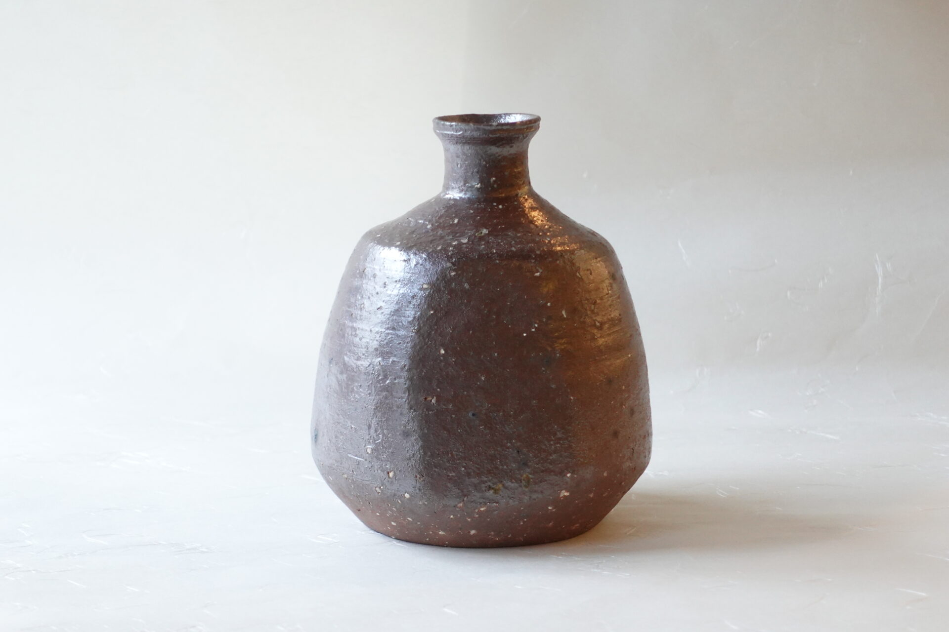 陶器 信楽焼 瑞峰 手づくり 花入 ろくろ成形 扁壺 へんこ ろくろ目 荒々しい 土もの 趣深い 窯変 どっしり 存在感 花器 映える 少しの花 活けやすい 使いやすい 花を引き立てる 飽きが来にくい 永く使える 美濃焼 鉄瓶 陶器 漆 漆器 有田焼 金継ぎ 焼き物 食器 陶磁器 伝統工芸品 茶碗 工芸品 九谷焼 南部鉄器 陶芸 陶器市 岐阜 焼き物 磁器 瀬戸物 岐阜県 岐阜市 美殿町６−番地 小林漆陶 漆塗り器 織部焼 小林漆器 箸 金継ぎ お香 食器 茶道具 陶器 美濃焼専門店 お皿 ceramics ih pottery うつわ うつわ屋 お皿屋さん お茶 お茶碗 お箸 かまど この辺に陶器屋さんってあります とうきいち やきもの ガラス工房 ギフト　ギフトショップ マグカップ モダン焼物 レンジできる陶器 切子 南部鉄器 どこ　岐阜市南部鉄器販売店 南部鉄器購入 岐阜県器屋 土鍋 岐阜小洒落たお皿 お椀が出る店 器 塗り物 漆塗り 陶器屋さん 食器屋さん お椀 ひのき 岐阜城周辺茶道具 販売陶器 販売陶器屋さん 陶器店 漆器店 岐阜有名な器屋さん 岐阜県食器売ってるところ 岐阜駅 陶器工芸品店 徳利 売ってる店 急須販売 扇子 抹茶 掛け軸 修復 日本陶瓷 漆器 木の食器 樺細工 江戸切子 食器 漆の器 漆器 うるし 漆器店 漆塗 漆椀 火鉢 灰 美殿町商店街 美濃焼ショップ 岐阜市 湯呑み お店 付近 美濃焼き専門店 美濃焼販売 花瓶 茶器 オンライン輪島塗 なつめ 店近くのガラス屋さん 近くの陶器屋さん 酒器 ガラス 金継ぎ依頼 岐阜鉄器鉄瓶 取扱店 Japanese 陶器 修理 陶器専門店 陶器小売店 岐阜陶器屋 陶器店 陶磁器 陶磁器専門店 陶芸家 おすすめ お店 岐阜食洗機対応 漆椀 Gifu JapanesetablewareJapanesecrafts Japaneseceramics Japanesepottery Handcrafted TraditionalCrafts Japaneseculture Traditionalart Japaneseteautensils TeaCeremony Japaneselacquerware インテリア 一輪挿し 入れ物 陶芸 陶芸皿 陶器いろいろ 陶器店 絵皿 絵柄 オンラインショップ 置物 おひつ オーブントースター 置物スタイリッシュ お皿 オブジェ 置物かわいい お皿陶磁器 お椀陶器 陶器欠損補修 花瓶 貫入 傘立て 陶器花 カップ 花 陶磁器 陶器金継ぎ キャニスター 器 急須 京都 金彩 九州 急須 陶芸食器 コーヒーカップ コップ 小物入れ 皿 ごはん鍋 食洗機 修理 食器 修理金継ぎ 陶器販売 瀬戸物 染付 タンブラー 耐熱陶器 茶碗 近くの陶器店 通販 土物 通販 手作り陶器 陶磁器 鍋