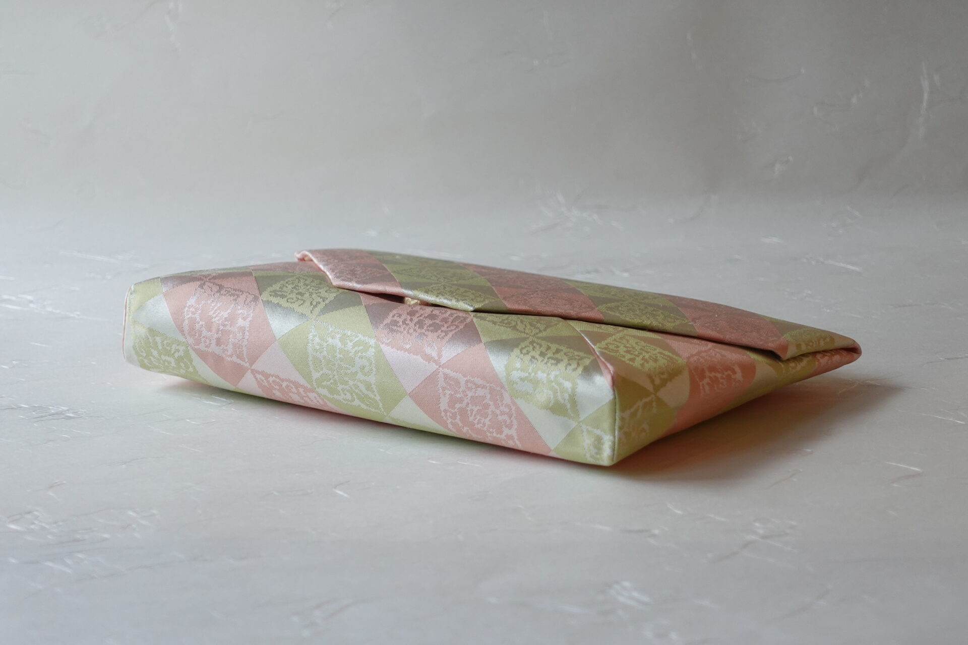 茶道 茶の湯 茶道具 日本製 正絹 数寄屋袋 すきやぶくろ 和装 萬歴緞子 ばんれきどんす 優れた織物 多彩な色 豪華な文様 石畳 菱形唐花文 美しい図柄 名物裂 美濃焼 鉄瓶 陶器 漆 漆器 有田焼 金継ぎ 焼き物 食器 陶磁器 伝統工芸品 茶碗 工芸品 九谷焼 南部鉄器 陶芸 陶器市 岐阜 焼き物 磁器 瀬戸物 岐阜県 岐阜市 美殿町６−番地 小林漆陶 漆塗り器 織部焼 小林漆器 箸 金継ぎ お香 食器 茶道具 陶器 美濃焼専門店 お皿 ceramics ih pottery うつわ うつわ屋 お皿屋さん お茶 お茶碗 お箸 かまど この辺に陶器屋さんってあります とうきいち やきもの ガラス工房 ギフト　ギフトショップ マグカップ モダン焼物 レンジできる陶器 切子 南部鉄器 どこ　岐阜市南部鉄器販売店 南部鉄器購入 岐阜県器屋 土鍋 岐阜小洒落たお皿 お椀が出る店 器 塗り物 漆塗り 陶器屋さん 食器屋さん お椀 ひのき 岐阜城周辺茶道具 販売陶器 販売陶器屋さん 陶器店 漆器店 岐阜有名な器屋さん 岐阜県食器売ってるところ 岐阜駅 陶器工芸品店 徳利 売ってる店 急須販売 扇子 抹茶 掛け軸 修復 日本陶瓷 漆器 木の食器 樺細工 江戸切子 食器 漆の器 漆器 うるし 漆器店 漆塗 漆椀 火鉢 灰 美殿町商店街 美濃焼ショップ 岐阜市 湯呑み お店 付近 美濃焼き専門店 美濃焼販売 花瓶 茶器 オンライン輪島塗 なつめ 店近くのガラス屋さん 近くの陶器屋さん 酒器 ガラス 金継ぎ依頼 岐阜鉄器鉄瓶 取扱店 Japanese 陶器 修理 陶器専門店 陶器小売店 岐阜陶器屋 陶器店 陶磁器 陶磁器専門店 陶芸家 おすすめ お店 岐阜食洗機対応 漆椀 Gifu JapanesetablewareJapanesecrafts Japaneseceramics Japanesepottery Handcrafted TraditionalCrafts Japaneseculture Traditionalart Japaneseteautensils TeaCeremony Japaneselacquerware 棗 お茶道具セット 近くの茶道具店 荒目板 茶道具の扱い方 一閑茶張り 茶道具一式 糸巻棚 裏千家入門セット 薄板 歌花筒 茶道具通販 裏千家 円座 干支扇子 オンラインショップ 茶道具オンライン 茶道稽古セット 表千家茶道具 お抹茶セット 釜 かいし 懐紙 菓子器 懐紙入れ 皆具 官休庵 黒文字 桑小卓 黒茶碗 黒柿 建水 結界 携帯用茶道具 稽古用茶道具 香合 香炉 茶通箱 初心者セット 仕覆 茶道具収納箱 敷板 杓立て すいはつ 数寄屋袋 透木釜 数茶碗 炭斗 水滴 すいはつ 茶道具専門店