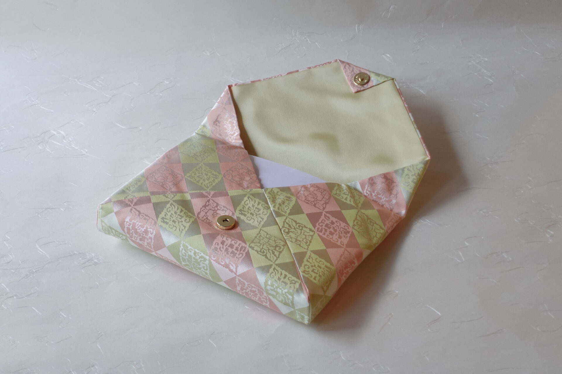 茶道 茶の湯 茶道具 日本製 正絹 数寄屋袋 すきやぶくろ 和装 萬歴緞子 ばんれきどんす 優れた織物 多彩な色 豪華な文様 石畳 菱形唐花文 美しい図柄 名物裂 美濃焼 鉄瓶 陶器 漆 漆器 有田焼 金継ぎ 焼き物 食器 陶磁器 伝統工芸品 茶碗 工芸品 九谷焼 南部鉄器 陶芸 陶器市 岐阜 焼き物 磁器 瀬戸物 岐阜県 岐阜市 美殿町６−番地 小林漆陶 漆塗り器 織部焼 小林漆器 箸 金継ぎ お香 食器 茶道具 陶器 美濃焼専門店 お皿 ceramics ih pottery うつわ うつわ屋 お皿屋さん お茶 お茶碗 お箸 かまど この辺に陶器屋さんってあります とうきいち やきもの ガラス工房 ギフト　ギフトショップ マグカップ モダン焼物 レンジできる陶器 切子 南部鉄器 どこ　岐阜市南部鉄器販売店 南部鉄器購入 岐阜県器屋 土鍋 岐阜小洒落たお皿 お椀が出る店 器 塗り物 漆塗り 陶器屋さん 食器屋さん お椀 ひのき 岐阜城周辺茶道具 販売陶器 販売陶器屋さん 陶器店 漆器店 岐阜有名な器屋さん 岐阜県食器売ってるところ 岐阜駅 陶器工芸品店 徳利 売ってる店 急須販売 扇子 抹茶 掛け軸 修復 日本陶瓷 漆器 木の食器 樺細工 江戸切子 食器 漆の器 漆器 うるし 漆器店 漆塗 漆椀 火鉢 灰 美殿町商店街 美濃焼ショップ 岐阜市 湯呑み お店 付近 美濃焼き専門店 美濃焼販売 花瓶 茶器 オンライン輪島塗 なつめ 店近くのガラス屋さん 近くの陶器屋さん 酒器 ガラス 金継ぎ依頼 岐阜鉄器鉄瓶 取扱店 Japanese 陶器 修理 陶器専門店 陶器小売店 岐阜陶器屋 陶器店 陶磁器 陶磁器専門店 陶芸家 おすすめ お店 岐阜食洗機対応 漆椀 Gifu JapanesetablewareJapanesecrafts Japaneseceramics Japanesepottery Handcrafted TraditionalCrafts Japaneseculture Traditionalart Japaneseteautensils TeaCeremony Japaneselacquerware 棗 お茶道具セット 近くの茶道具店 荒目板 茶道具の扱い方 一閑茶張り 茶道具一式 糸巻棚 裏千家入門セット 薄板 歌花筒 茶道具通販 裏千家 円座 干支扇子 オンラインショップ 茶道具オンライン 茶道稽古セット 表千家茶道具 お抹茶セット 釜 かいし 懐紙 菓子器 懐紙入れ 皆具 官休庵 黒文字 桑小卓 黒茶碗 黒柿 建水 結界 携帯用茶道具 稽古用茶道具 香合 香炉 茶通箱 初心者セット 仕覆 茶道具収納箱 敷板 杓立て すいはつ 数寄屋袋 透木釜 数茶碗 炭斗 水滴 すいはつ 茶道具専門店