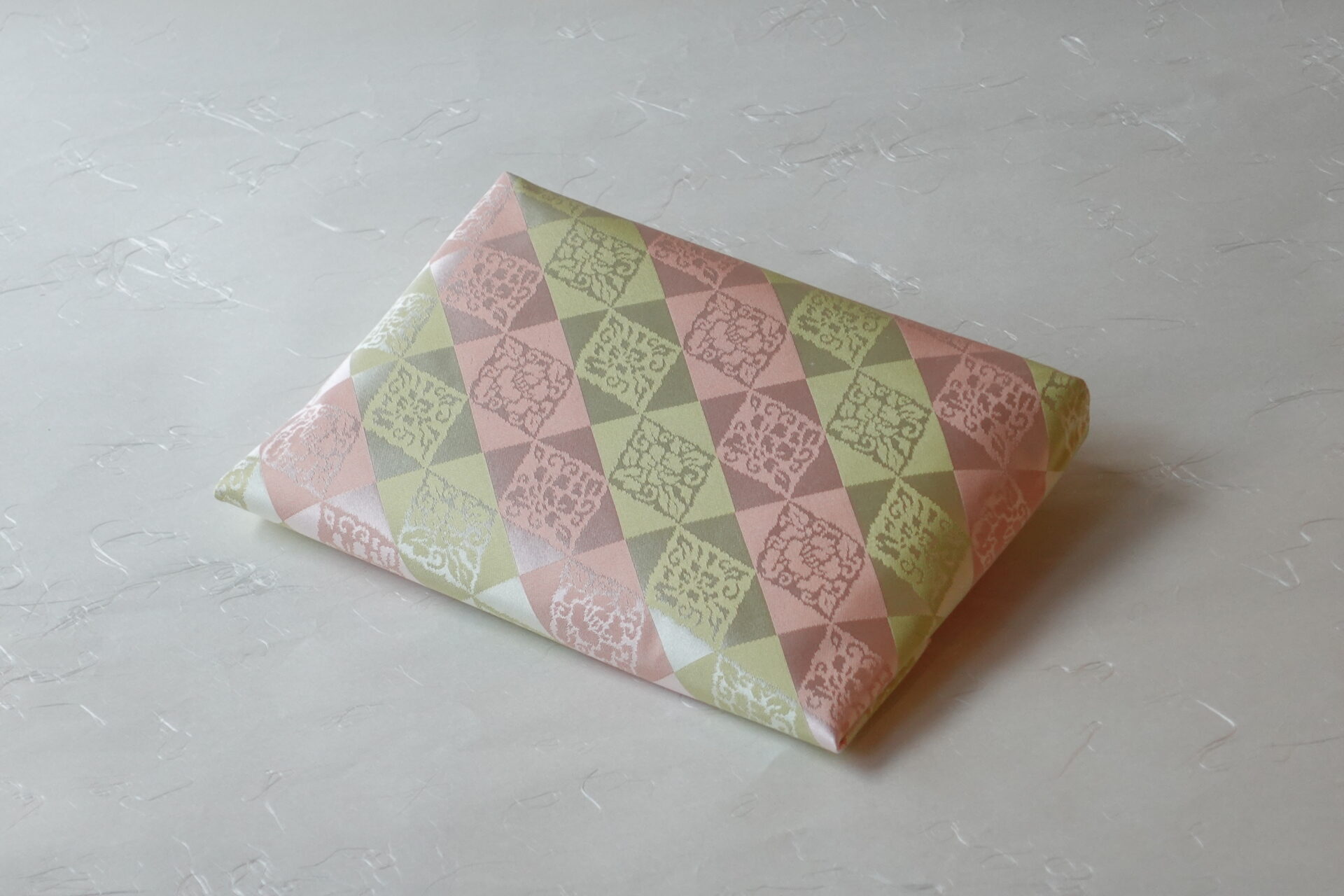 茶道 茶の湯 茶道具 日本製 正絹 数寄屋袋 すきやぶくろ 和装 萬歴緞子 ばんれきどんす 優れた織物 多彩な色 豪華な文様 石畳 菱形唐花文 美しい図柄 名物裂 美濃焼 鉄瓶 陶器 漆 漆器 有田焼 金継ぎ 焼き物 食器 陶磁器 伝統工芸品 茶碗 工芸品 九谷焼 南部鉄器 陶芸 陶器市 岐阜 焼き物 磁器 瀬戸物 岐阜県 岐阜市 美殿町６−番地 小林漆陶 漆塗り器 織部焼 小林漆器 箸 金継ぎ お香 食器 茶道具 陶器 美濃焼専門店 お皿 ceramics ih pottery うつわ うつわ屋 お皿屋さん お茶 お茶碗 お箸 かまど この辺に陶器屋さんってあります とうきいち やきもの ガラス工房 ギフト　ギフトショップ マグカップ モダン焼物 レンジできる陶器 切子 南部鉄器 どこ　岐阜市南部鉄器販売店 南部鉄器購入 岐阜県器屋 土鍋 岐阜小洒落たお皿 お椀が出る店 器 塗り物 漆塗り 陶器屋さん 食器屋さん お椀 ひのき 岐阜城周辺茶道具 販売陶器 販売陶器屋さん 陶器店 漆器店 岐阜有名な器屋さん 岐阜県食器売ってるところ 岐阜駅 陶器工芸品店 徳利 売ってる店 急須販売 扇子 抹茶 掛け軸 修復 日本陶瓷 漆器 木の食器 樺細工 江戸切子 食器 漆の器 漆器 うるし 漆器店 漆塗 漆椀 火鉢 灰 美殿町商店街 美濃焼ショップ 岐阜市 湯呑み お店 付近 美濃焼き専門店 美濃焼販売 花瓶 茶器 オンライン輪島塗 なつめ 店近くのガラス屋さん 近くの陶器屋さん 酒器 ガラス 金継ぎ依頼 岐阜鉄器鉄瓶 取扱店 Japanese 陶器 修理 陶器専門店 陶器小売店 岐阜陶器屋 陶器店 陶磁器 陶磁器専門店 陶芸家 おすすめ お店 岐阜食洗機対応 漆椀 Gifu JapanesetablewareJapanesecrafts Japaneseceramics Japanesepottery Handcrafted TraditionalCrafts Japaneseculture Traditionalart Japaneseteautensils TeaCeremony Japaneselacquerware 棗 お茶道具セット 近くの茶道具店 荒目板 茶道具の扱い方 一閑茶張り 茶道具一式 糸巻棚 裏千家入門セット 薄板 歌花筒 茶道具通販 裏千家 円座 干支扇子 オンラインショップ 茶道具オンライン 茶道稽古セット 表千家茶道具 お抹茶セット 釜 かいし 懐紙 菓子器 懐紙入れ 皆具 官休庵 黒文字 桑小卓 黒茶碗 黒柿 建水 結界 携帯用茶道具 稽古用茶道具 香合 香炉 茶通箱 初心者セット 仕覆 茶道具収納箱 敷板 杓立て すいはつ 数寄屋袋 透木釜 数茶碗 炭斗 水滴 すいはつ 茶道具専門店