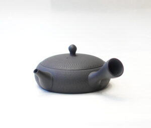 陶器 常滑焼 伝統工芸士 究極の極平型急須 鉄分 お茶の味 まろやか お茶の味を引き出す よりおいしくなる 水出し冷茶 甘み 旨味 一人用 手づくり 熟練 職人技 洗いやすい 清潔 衛生的 とびかんな とちり 機能的 飽きが来ない 永く使える 逸品 美濃焼 鉄瓶 陶器 漆 漆器 有田焼 金継ぎ 焼き物 食器 陶磁器 伝統工芸品 茶碗 工芸品 九谷焼 南部鉄器 陶芸 陶器市 岐阜 焼き物 磁器 瀬戸物 岐阜県 岐阜市 美殿町６−番地 小林漆陶 漆塗り器 織部焼 小林漆器 箸 金継ぎ お香 食器 茶道具 陶器 美濃焼専門店 お皿 ceramics ih pottery うつわ うつわ屋 お皿屋さん お茶 お茶碗 お箸 かまど この辺に陶器屋さんってあります とうきいち やきもの ガラス工房 ギフト　ギフトショップ マグカップ モダン焼物 レンジできる陶器 切子 南部鉄器 どこ　岐阜市南部鉄器販売店 南部鉄器購入 岐阜県器屋 土鍋 岐阜小洒落たお皿 お椀が出る店 器 塗り物 漆塗り 陶器屋さん 食器屋さん お椀 ひのき 岐阜城周辺茶道具 販売陶器 販売陶器屋さん 陶器店 漆器店 岐阜有名な器屋さん 岐阜県食器売ってるところ 岐阜駅 陶器工芸品店 徳利 売ってる店 急須販売 扇子 抹茶 掛け軸 修復 日本陶瓷 漆器 木の食器 樺細工 江戸切子 食器 漆の器 漆器 うるし 漆器店 漆塗 漆椀 火鉢 灰 美殿町商店街 美濃焼ショップ 岐阜市 湯呑み お店 付近 美濃焼き専門店 美濃焼販売 花瓶 茶器 オンライン輪島塗 なつめ 店近くのガラス屋さん 近くの陶器屋さん 酒器 ガラス 金継ぎ依頼 岐阜鉄器鉄瓶 取扱店 Japanese 陶器 修理 陶器専門店 陶器小売店 岐阜陶器屋 陶器店 陶磁器 陶磁器専門店 陶芸家 おすすめ お店 岐阜食洗機対応 漆椀 Gifu JapanesetablewareJapanesecrafts Japaneseceramics Japanesepottery Handcrafted TraditionalCrafts Japaneseculture Traditionalart Japaneseteautensils TeaCeremony Japaneselacquerware インテリア 一輪挿し 入れ物 陶芸 陶芸皿 陶器いろいろ 陶器店 絵皿 絵柄 オンラインショップ 置物 おひつ オーブントースター 置物スタイリッシュ お皿 オブジェ 置物かわいい お皿陶磁器 お椀陶器 陶器欠損補修 花瓶 貫入 傘立て 陶器花 カップ 花 陶磁器 陶器金継ぎ キャニスター 器 急須 京都 金彩 九州 急須 陶芸食器 コーヒーカップ コップ 小物入れ 皿 ごはん鍋 食洗機 修理 食器 修理金継ぎ 陶器販売 瀬戸物 染付 タンブラー 耐熱陶器 茶碗 近くの陶器店 通販 土物 通販 手作り陶器 陶磁器 鍋