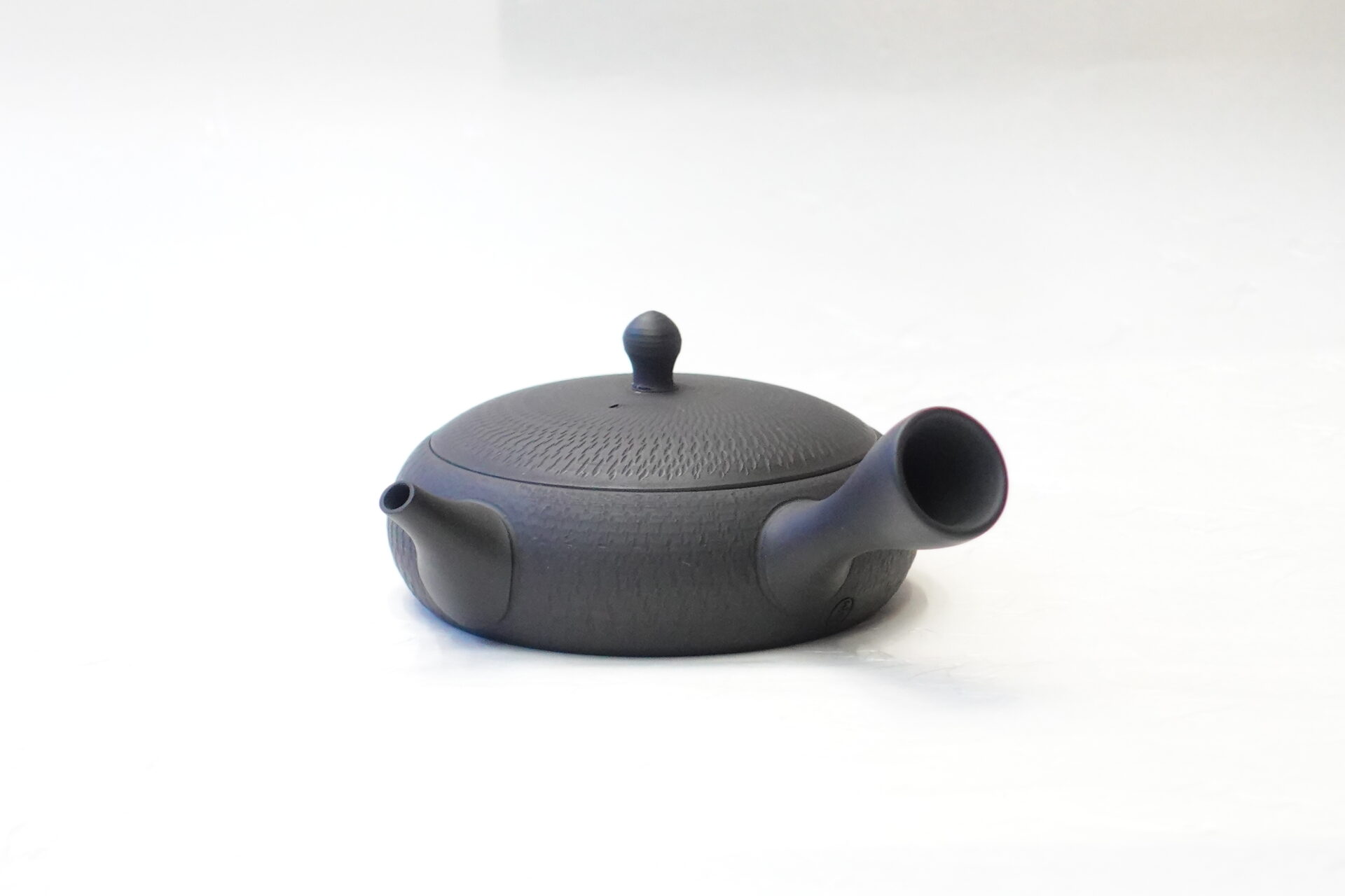 陶器 常滑焼 伝統工芸士 究極の極平型急須 鉄分 お茶の味 まろやか お茶の味を引き出す よりおいしくなる 水出し冷茶 甘み 旨味 一人用 手づくり 熟練 職人技 洗いやすい 清潔 衛生的 とびかんな とちり 機能的 飽きが来ない 永く使える 逸品 美濃焼 鉄瓶 陶器 漆 漆器 有田焼 金継ぎ 焼き物 食器 陶磁器 伝統工芸品 茶碗 工芸品 九谷焼 南部鉄器 陶芸 陶器市 岐阜 焼き物 磁器 瀬戸物 岐阜県 岐阜市 美殿町６−番地 小林漆陶 漆塗り器 織部焼 小林漆器 箸 金継ぎ お香 食器 茶道具 陶器 美濃焼専門店 お皿 ceramics ih pottery うつわ うつわ屋 お皿屋さん お茶 お茶碗 お箸 かまど この辺に陶器屋さんってあります とうきいち やきもの ガラス工房 ギフト　ギフトショップ マグカップ モダン焼物 レンジできる陶器 切子 南部鉄器 どこ　岐阜市南部鉄器販売店 南部鉄器購入 岐阜県器屋 土鍋 岐阜小洒落たお皿 お椀が出る店 器 塗り物 漆塗り 陶器屋さん 食器屋さん お椀 ひのき 岐阜城周辺茶道具 販売陶器 販売陶器屋さん 陶器店 漆器店 岐阜有名な器屋さん 岐阜県食器売ってるところ 岐阜駅 陶器工芸品店 徳利 売ってる店 急須販売 扇子 抹茶 掛け軸 修復 日本陶瓷 漆器 木の食器 樺細工 江戸切子 食器 漆の器 漆器 うるし 漆器店 漆塗 漆椀 火鉢 灰 美殿町商店街 美濃焼ショップ 岐阜市 湯呑み お店 付近 美濃焼き専門店 美濃焼販売 花瓶 茶器 オンライン輪島塗 なつめ 店近くのガラス屋さん 近くの陶器屋さん 酒器 ガラス 金継ぎ依頼 岐阜鉄器鉄瓶 取扱店 Japanese 陶器 修理 陶器専門店 陶器小売店 岐阜陶器屋 陶器店 陶磁器 陶磁器専門店 陶芸家 おすすめ お店 岐阜食洗機対応 漆椀 Gifu JapanesetablewareJapanesecrafts Japaneseceramics Japanesepottery Handcrafted TraditionalCrafts Japaneseculture Traditionalart Japaneseteautensils TeaCeremony Japaneselacquerware インテリア 一輪挿し 入れ物 陶芸 陶芸皿 陶器いろいろ 陶器店 絵皿 絵柄 オンラインショップ 置物 おひつ オーブントースター 置物スタイリッシュ お皿 オブジェ 置物かわいい お皿陶磁器 お椀陶器 陶器欠損補修 花瓶 貫入 傘立て 陶器花 カップ 花 陶磁器 陶器金継ぎ キャニスター 器 急須 京都 金彩 九州 急須 陶芸食器 コーヒーカップ コップ 小物入れ 皿 ごはん鍋 食洗機 修理 食器 修理金継ぎ 陶器販売 瀬戸物 染付 タンブラー 耐熱陶器 茶碗 近くの陶器店 通販 土物 通販 手作り陶器 陶磁器 鍋